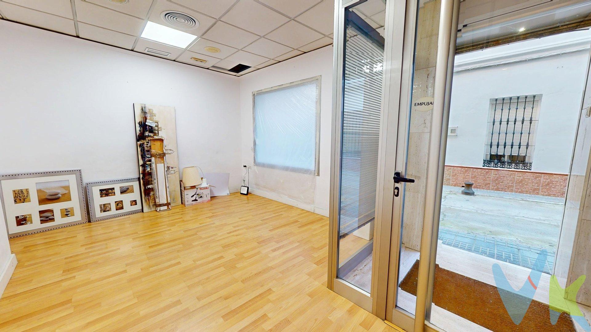 Magnífico local comercial totalmente reformado en pleno centro de Posadas. Presentamos este magnífico local comercial situado en una ubicación privilegiada, en pleno centro de Posadas, una zona con gran actividad y excelente visibilidad para cualquier tipo de negocio. El inmueble ha sido totalmente reformado, lo que permite iniciar la actividad de manera inmediata sin necesidad de realizar inversiones adicionales. Su estado actual ofrece una imagen moderna, cuidada y profesional, ideal para negocios que buscan transmitir calidad y confianza desde el primer momento. Gracias a su distribución y características, resulta perfecto para despachos profesionales, oficinas, consultas, academias o pequeños comercios, adaptándose con facilidad a diferentes tipos de actividad. La ubicación es uno de sus grandes valores, ya que se encuentra en una zona céntrica con paso frecuente de peatones y fácil acceso, lo que favorece la visibilidad y el flujo de clientes. Todo ello se ofrece a un precio realmente atractivo, convirtiéndose en una excelente oportunidad tanto para emprendedores como para profesionales que deseen establecer su negocio en una zona estratégica de Posadas. Si desea más información o concertar una visita, estaremos encantados de atenderle. En cumplimiento de las obligaciones de información previstas en la Ley 10/2025, de 28 de diciembre, de servicios de atención a la clientela y transparencia, así como en la normativa sectorial vigente, el precio indicado no incluye los gastos e impuestos inherentes a la adquisición, los cuales se desglosan estimados o con posibilidad de calcularlos a continuación; los gastos más ajustados serán dados en el D.I.A. en la visita a inmuebles, o antes. *Gastos de Notaría: La Minuta se calculará según al arancel notarial oficial: Anexo I, del Real Decreto 1426/1989, de 17 de noviembre. Enlace: https://notariared.com/calculadora-gastos-compra-vivienda/. *Gastos de Registro de la Propiedad: La inscripción se facturará según el arancel oficial: ANEXO I, del Real Decreto 1427/1989, de 17 de noviembre. Igual enlace anterior . *Gastos de Gestión (Gestoría): Los honorarios por la tramitación administrativa, liquidación de impuestos e inscripción registral ascienden de forma estimativa a [363 € aprox.] (IVA incluido), aunque depende de cada caso, y su dificultad. *Honorarios Agencia del Vendedor: incluidos en el PVP. *Honorarios Agencia del comprador: La agencia prestará los servicios de información, asesoramiento y acompañamiento previstos en el Encargo de Servicios y en el D.I.A. Si solicita servicios adicionales o personalizados, sus honorarios serán informados previamente, de forma individualizada y por escrito, conforme a la libertad de pactos y a la normativa vigente. *Si necesita Financiación, su banco le informará. *Impuesto sobre Transmisiones Patrimoniales (ITP): Se aplicará el tipo impositivo vigente en Andalucía (generalmente el 7%, sin perjuicio de tipos reducidos del 6%. 3,5%,  etc,  aplicables según las circunstancias personales del comprador o las características del inmueble). El impuesto se devenga sobre el superior entre: 1.- Valor de Referencia de Catastro; y  2.- Precio de venta. Puede calcular su situación personal en el portal oficial de la A.T. de Andalucia. enlace: https://www.juntadeandalucia.es/organismos/economiahaciendayfondoseuropeos/areas/tributos-juego/tributos/paginas/impuestos-cedidos-transmisiones.html; . 