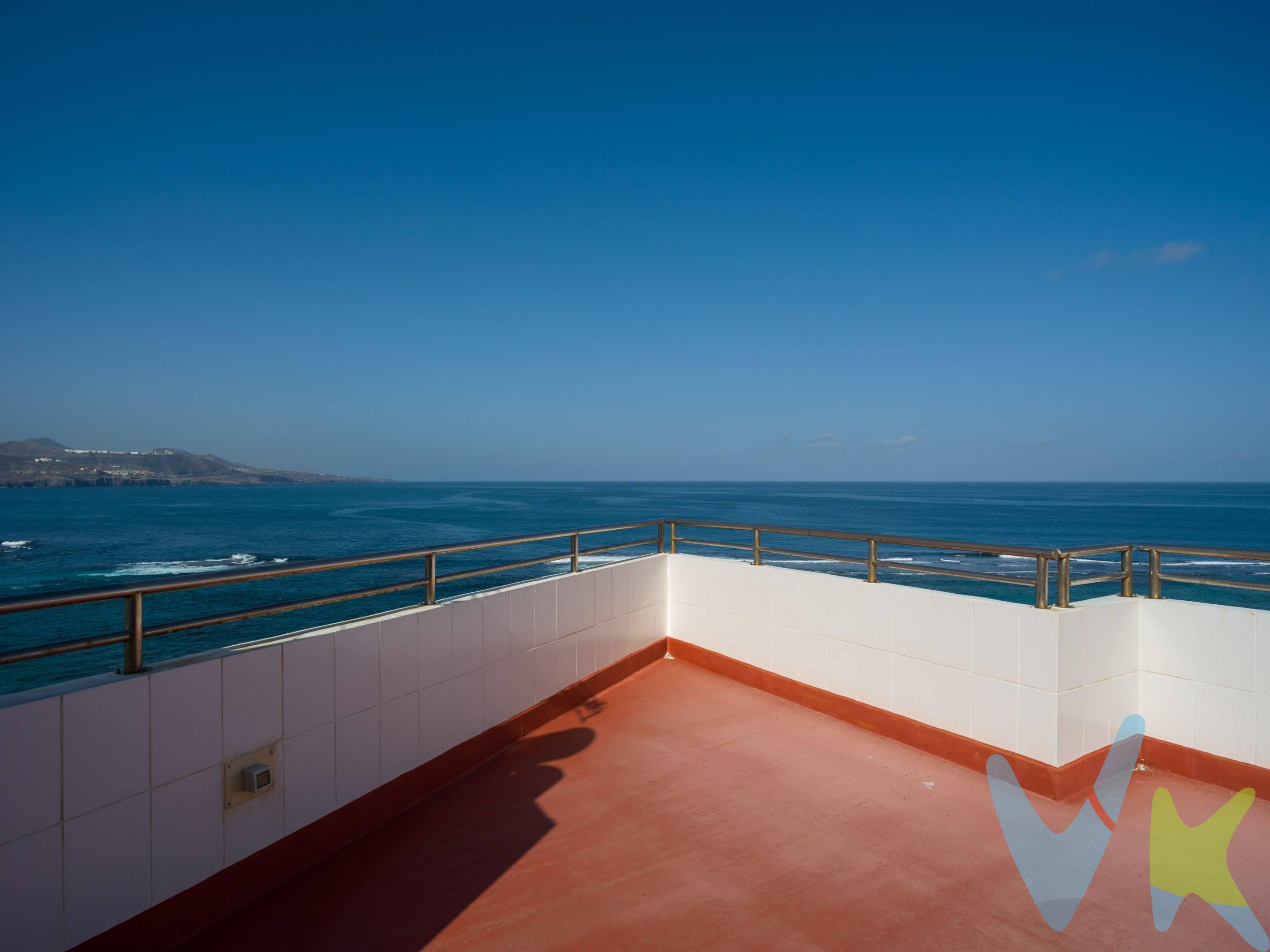 Exclusivo Ático Dúplex en Playa de Las Canteras: Luz, Espacio y Vistas Inigualables. Situado en la impresionante Playa de Las Canteras, este espectacular ático dúplex es una joya única que ofrece amplitud, privacidad y abundante luz natural. Situado en la séptima planta de un exclusivo edificio con una sola vivienda por planta, esta vivienda ofrece un entorno privilegiado donde podrá disfrutar del relajante sonido del mar y de unas vistas impresionantes. Con 226 m², esta propiedad ofrece la oportunidad única de actualizarla y modernizarla a su gusto, creando una vivienda única y personalizada donde cada espacio está diseñado para maximizar la luz natural y la ventilación. Distribución y Características:. 3 amplios dormitorios, todos ellos llenos de luz natural. 2 baños completos + 1 aseo de cortesía, con posibilidad de actualizarse para un diseño más moderno y funcional. Cocina independiente, que ofrece múltiples posibilidades para adaptarla a un concepto más abierto y contemporáneo. Amplio salón comedor, perfecto para crear diferentes ambientes con espacios abiertos y luminosos. Dos terrazas: una cerrada y otra abierta, donde la luz natural se fusiona con las impresionantes vistas, proporcionando el lugar perfecto para disfrutar de los atardeceres más impresionantes sobre el Atlántico. Un espacio con potencial infinito. Esta propiedad destaca no solo por su ubicación privilegiada y vistas espectaculares sino también por la oportunidad de modernizarla manteniendo su encanto y esencia. Los generosos espacios permiten una distribución flexible, ya sea integrando la cocina con el salón, mejorando los acabados o potenciando los espacios abiertos para maximizar la luz, la amplitud y la conexión con el exterior. Imagina despertar cada mañana con la brisa del mar, disfrutar de una cena en la terraza mientras el atardecer se refleja en el océano y vivir en un barrio vibrante con todos los servicios, tiendas y la playa a un paso. Una oportunidad única en una de las mejores ubicaciones de la ciudad. Si buscas una vivienda con carácter, exclusividad y con posibilidades de adaptarla a un estilo de vida moderno y sofisticado, este ático dúplex en Playa de Las Canteras es la elección perfecta. Contacta con nosotros para más información o para concertar una visita. ¡Ven a verlo tú mismo!