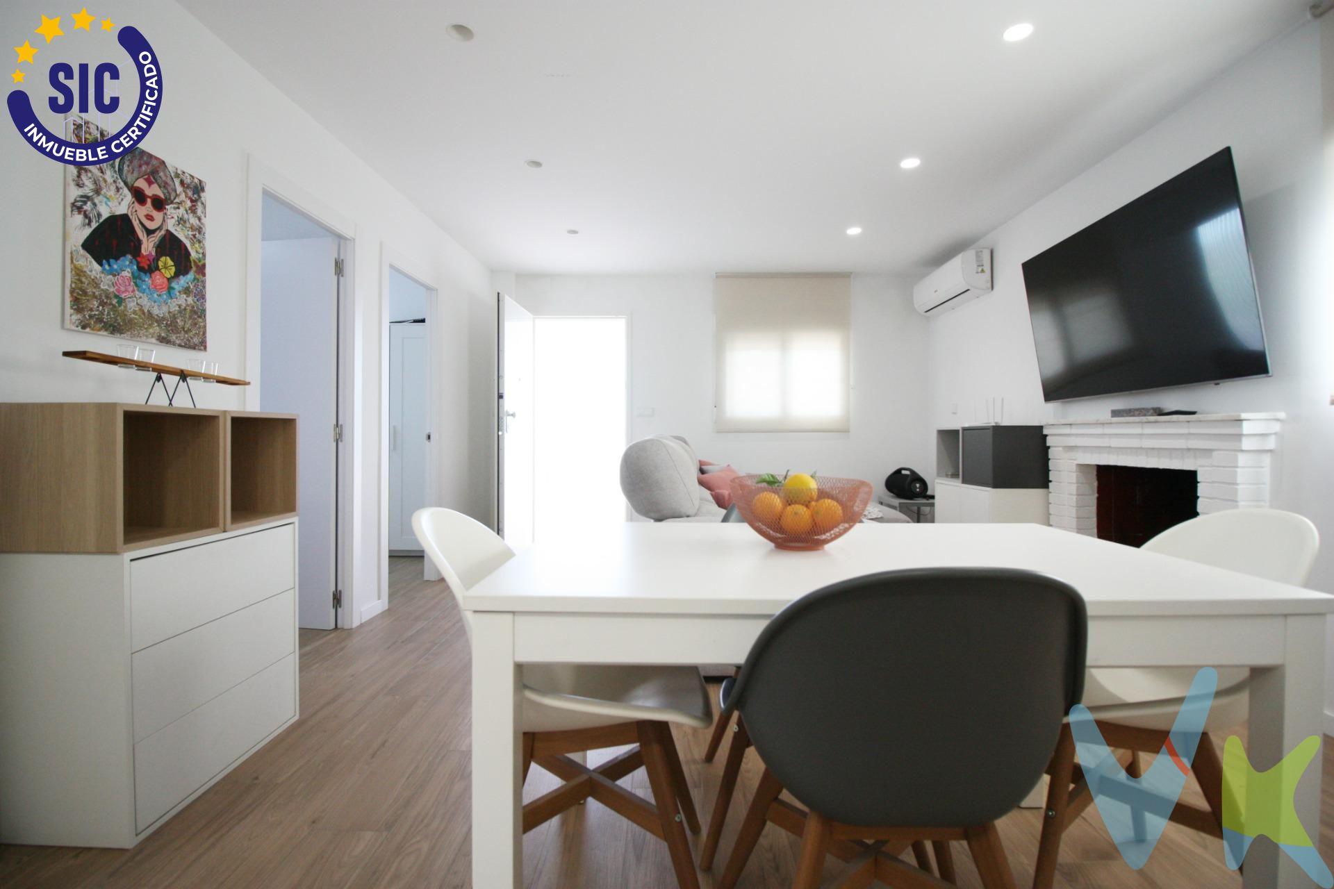 Se vende encantador chalet en la tranquila zona de Godelleta, urb. Los Felipes, ideal para disfrutar de la naturaleza y el aire libre durante todo el año. La vivienda cuenta con 3 habitaciones, 1 baño completo, cocina office y un acogedor salón-comedor con chimenea, perfecto para disfrutar en familia o con amigos. En el exterior podrás disfrutar de una amplia parcela con naranjos y árboles frutales, además de un paellero tradicional y una piscina privada, ideales para relajarte y disfrutar del clima mediterráneo. Un espacio único donde combinar la comodidad de una casa funcional con el encanto del entorno rural, a solo unos minutos del centro urbano y con buen acceso por carretera. Una oportunidad perfecta para vivir todo el año o como casa de vacaciones. Los datos e información contenida en este anuncio no son vinculantes sino meramente informativos, la oferta está sujeta a cambios de precio, textos, fotos o cualquier otro contenido inesperado, la inmobiliaria se reserva el poder de modificarlo en cualquier momento. La venta de esta vivienda se gestiona mediante contrato de EXCLUSIVA COMPARTIDA por lo que se trabaja con más de 150 Inmobiliarias. Los gastos de la venta tales como notaría, registro y honorarios no están incluidos en el precio. . . 