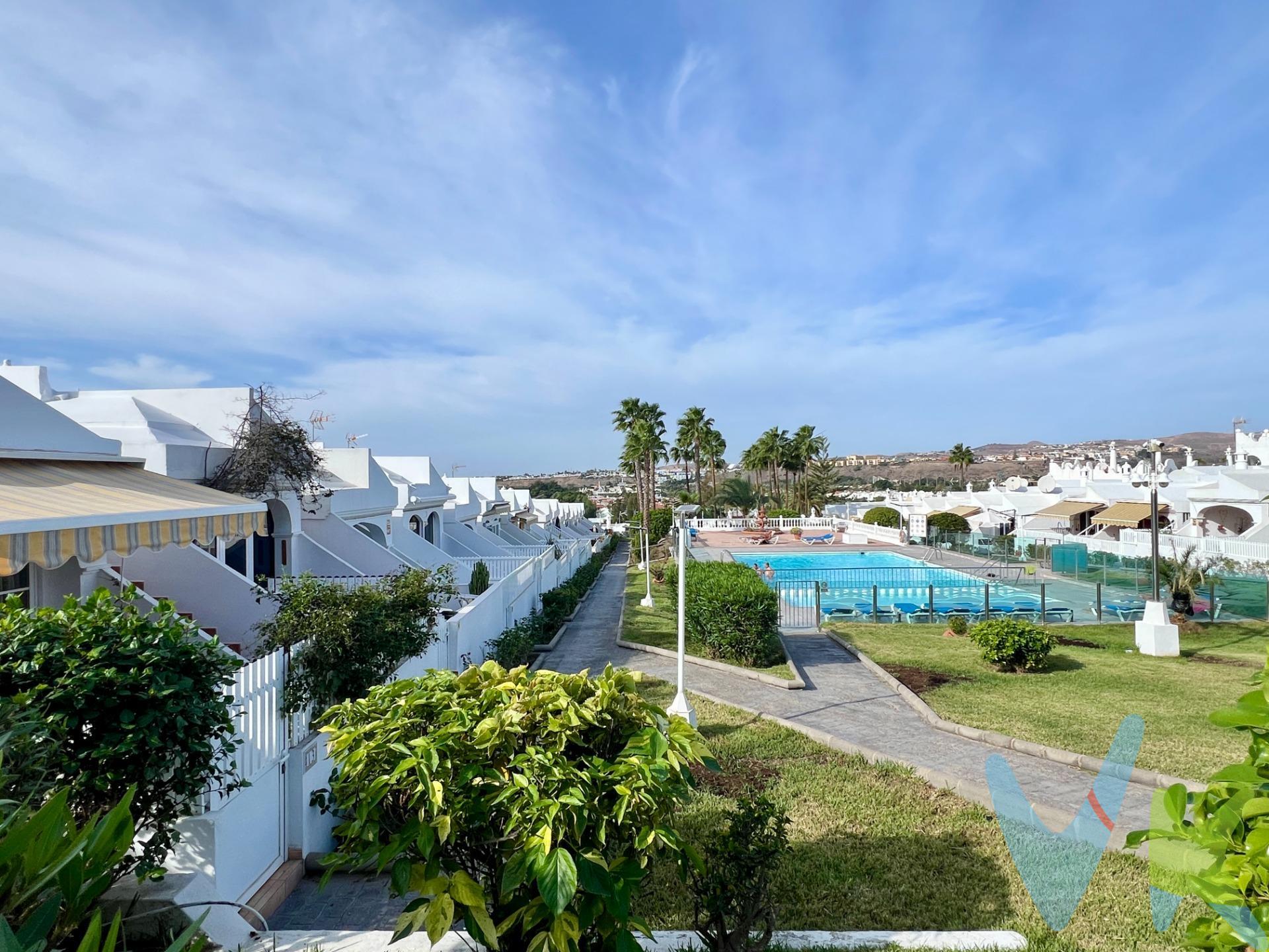 Descubre esta encantadora vivienda en el corazón de Playa del Inglés, ubicada en la codiciada Avenida de Gran Canaria. Un lugar que combina comodidad, tranquilidad y acceso inmediato a las mejores atracciones de la zona. La propiedad cuenta con una amplia y luminosa habitación doble, equipada con un espacioso armario y una ventana que llena de luz natural el espacio. El baño, diseñado para maximizar funcionalidad, incluye una práctica bañera. El salón-comedor destaca por su distribución inteligente y su cocina integrada, totalmente equipada, que se abre a una soleada terraza. Este rincón exterior es perfecto para relajarte, tomar el sol o disfrutar de cenas al aire libre con vistas a la piscina. Además, la vivienda incluye una terraza en la azotea, ideal para disfrutar del sol durante todo el día y admirar vistas panorámicas únicas. El complejo residencial ofrece un entorno privado y bien cuidado, con jardines comunitarios en excelente estado, una gran piscina disponible durante todo el año y un portero automático para mayor seguridad y comodidad. Todo esto con unos gastos de comunidad increíblemente bajos: solo 70 € al mes. Existe también la posibilidad de ampliar el salón, ofreciéndote la oportunidad de personalizar el espacio a tu gusto. Ya sea como residencia habitual o como inversión, esta propiedad sobresale por su ubicación estratégica y sus comodidades. Vive en el corazón de Playa del Inglés y haz de este hogar tu refugio ideal. ¡No dejes pasar esta oportunidad!. 