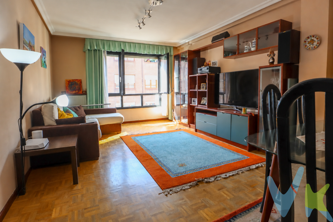 Si buscas un hogar donde sentirte a gusto desde el primer momento, este piso totalmente exterior en Colloto te va a sorprender.Nada más entrar, te recibe un agradable hall que da paso a un espectacular salón con una gran cristalera, un espacio lleno de luz donde disfrutar de cada momento del día. La vivienda cuenta con una cocina amplia y cómoda, perfecta para el día a día, además de dos baños completos.Dispone de tres dormitorios generosos, todos ellos muy luminosos, ideales tanto para familias como para quienes necesitan espacio extra para teletrabajar o desconectar.Uno de sus grandes puntos fuertes es el almacenaje: cinco armarios empotrados que te permitirán tener todo organizado sin renunciar al espacio. Su orientación sur-este garantiza luz natural durante todo el día, aportando calidez y bienestar.La ubicación es otro de sus grandes atractivos: perfectamente comunicado, con acceso rápido a autopistas, bus urbano directo a Oviedo y estación de tren a pocos pasos.Y todo ello en Colloto, una zona con vida propia, donde encontrarás todos los servicios: centro de salud, colegios, polideportivo, supermercados, farmacias, piscina, comercios de todo tipo, restaurantes y agradables zonas para pasear. Un entorno que combina tranquilidad y comodidad, ideal tanto para vivir como para invertir.El precio de venta no incluye impuestos ni gastos de compraventa (notaría, registro de la propiedad, gestoría, etc.). El comprador abonará a la agencia honorarios por servicios de mediación y gestión del 2% del precio de venta + IVA.El consumidor tiene derecho a solicitar a la agencia inmobiliaria información y documentación adicional relativa al inmueble y a las condiciones de la compraventa. Cualquier compraventa y sus condiciones quedan sujetas a la aceptación expresa del vendedor del inmueble y a la posterior formalización del correspondiente contrato.El presente anuncio tiene carácter meramente informativo y no contractual, pudiendo la información mostrada variar o actualizarse.