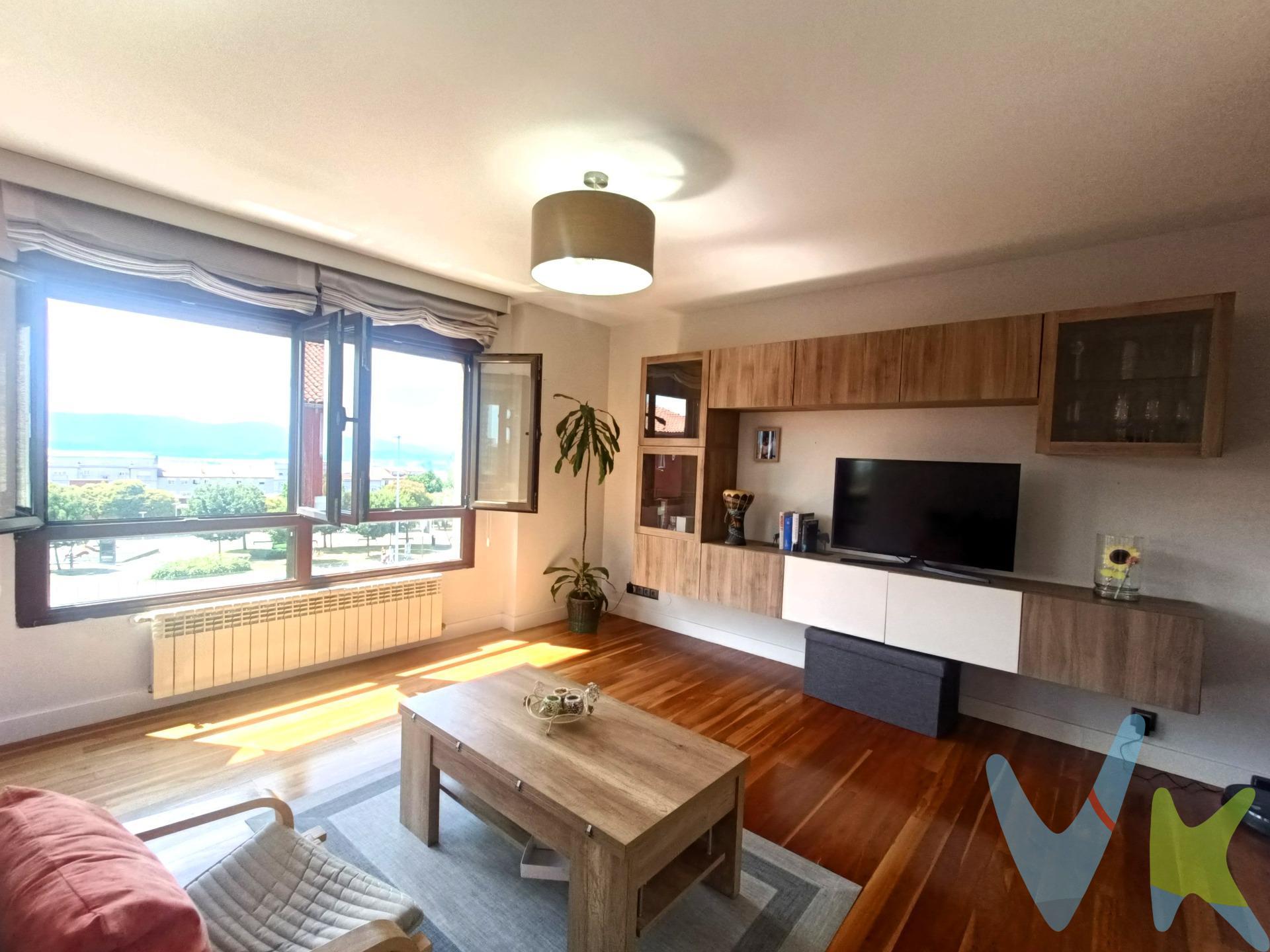 Si buscas una vivienda donde las vistas, la luz y la comodidad sean protagonistas, este piso reúne todas las cualidades para convertirse en tu próximo hogar. Reformado y listo para entrar a vivir, dispone de 3 amplias habitaciones y 2 baños completos, uno de ellos integrado en la habitación principal para ofrecer mayor privacidad y confort. El corazón de la vivienda es su amplio salón, orientado al sur y bañado por luz natural durante todo el día. Desde aquí podrás disfrutar de unas impresionantes vistas a la bahía, además de una acogedora zona de chill out, perfecta para relajarte, leer o compartir momentos inolvidables con familiares y amigos. La vivienda cuenta con suelos de madera, carpintería exterior de aluminio y calefacción individual de gas natural, ofreciendo un ambiente cálido, eficiente y confortable durante todo el año. Además, dispone de un tendedero cubierto, ideal para utilizar cualquier día, independientemente del tiempo. Pensando en la comodidad del día a día, el inmueble incluye una amplia plaza de garaje, con posibilidad de adaptación para la carga de vehículo eléctrico, trastero y, además, la urbanización dispone de zona de aparcamiento comunitario, una gran ventaja para quienes necesitan estacionar dos vehículos o recibir visitas con facilidad. El edificio cuenta con ascensor recientemente renovado y forma parte de una urbanización privada, con agradables zonas comunes, jardín y terraza comunitaria donde disfrutar del aire libre. Su ubicación es otro de sus grandes atractivos: perfectamente comunicada mediante transporte público, funicular y escaleras mecánicas, rodeada de parques y todos los servicios necesarios. Todo ello a tan solo 5 minutos caminando del centro de la ciudad y 5 minutos en coche de la playa, combinando la tranquilidad de un entorno residencial con la cercanía a todo lo que necesitas. Una vivienda luminosa, con unas vistas privilegiadas y todas las comodidades para disfrutar de una excelente calidad de vida. No esta incluido en el precio los honorarios del 1% por parte del comprador ni los impuestos y gastos de notaria y registro que acarrea la compraventa.