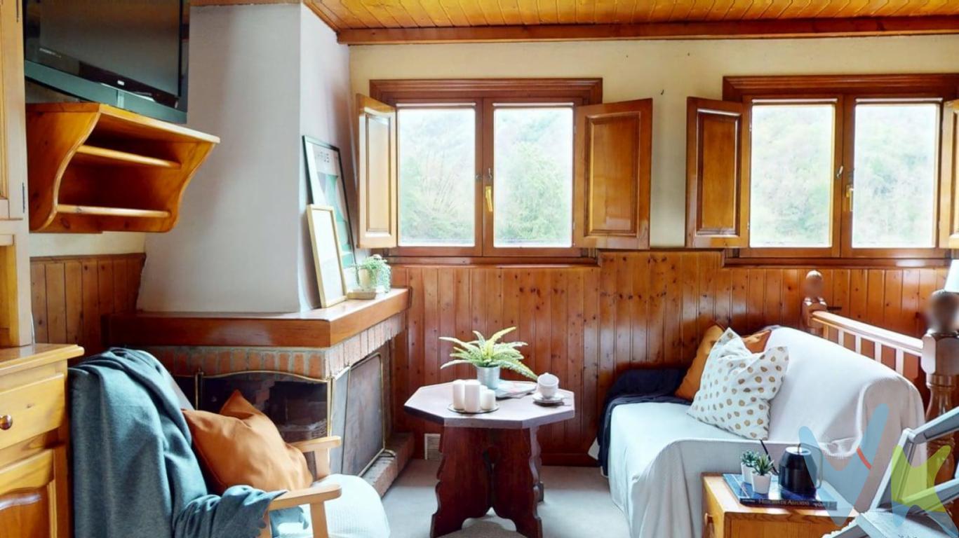 Tu refugio de montaña en Asturias
 En una casa con chimenea, vistas al bosque y silencio de verdad 
¿Te imaginas despertando con el murmullo del bosque y el aroma del café recién hecho, rodeados solo de naturaleza y calma?
Si tú y tu pareja soñáis con desconectar del ritmo de la ciudad y construir algo propio, esta casa es ese primer paso hacia una vida más auténtica.
Situada en La Cuesta, una pequeña aldea con alma en Laviana, Asturias, esta acogedora vivienda de 60 m² distribuidos en tres plantas combina la calidez del estilo rural con la funcionalidad que necesitáis para vivir, escapar los fines de semana o iniciar un nuevo proyecto de vida.

Un Espacio con encanto, diseñado para dos
En la planta principal, encontraréis un espacio abierto que une cocina, comedor y salón con chimenea. Un ambiente perfecto para cocinar juntos, compartir una copa de vino frente al fuego o simplemente dejar que el tiempo pase lento.

Un baño completo en esta planta añade comodidad a la vida diaria.

Buhardilla diáfana
Accesible por una escalera plegable, podréis crear una zona de lectura, un estudio con vistas al bosque, o incluso un rincón para invitados. La luz natural y la madera crean un ambiente cálido y acogedor.

La planta inferior es un pequeño oasis privado
Un dormitorio doble con aseo, estufa de leña y un amplio ventanal que se abre al paisaje. Un espacio para descansar, soñar y reconectar con lo esencial.


Vida lenta, naturaleza viva
La casa está rodeada de senderos, bosques y la belleza natural del concejo de Laviana. Vivir aquí significa pasar los domingos explorando el monte, recogiendo castañas en otoño o simplemente leyendo con vistas a la montaña.
Y si alguna vez necesitáis movimiento, Pola de Laviana está a menos de 10 minutos en coche, con todos los servicios, comercios y vida cultural que os puedan apetecer, sin perder la tranquilidad que solo un entorno rural puede ofrecer.

Esta casa es ideal para

Parejas jóvenes que buscan una primera vivienda más allá de la ciudad
Amantes del turismo slow, el silencio y las escapadas sin reloj
Parejas que teletrabajan y quieren inspiración más allá del asfalto
Dos almas que quieren vivir más despacio y más juntos


¿Y si el cambio empieza aquí?
Este no es solo un lugar, es una invitación a una nueva forma de vivir.

Si sientes que este refugio os está esperando, no lo dejéis escapar.
La vida que queréis podría comenzar aquí

Contáctanos ahora para concertar una visita