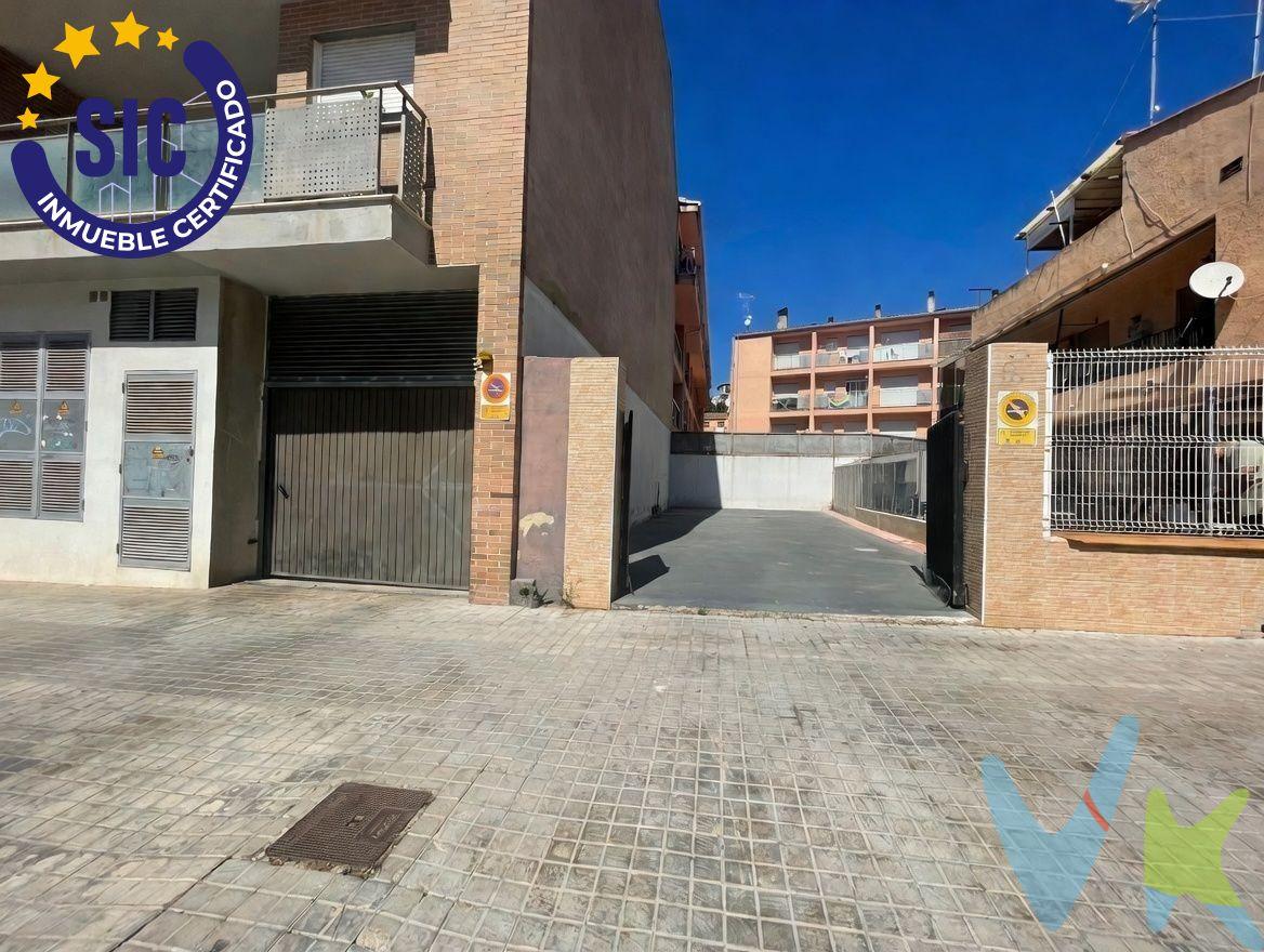 Se vende excelente parcela urbana de 110 m2 de superficie gráfica, situada en la Calle Valencia, en el municipio de Náquera (Valencia). Este terreno está clasificado como URBANO y tiene como uso principal: suelo sin edificar, lo que representa un lienzo en blanco para un proyecto residencial a medida. La propiedad se encuentra en una ubicación consolidada, integrada en la trama urbana y con acceso directo a todos los servicios municipales necesarios. Potencial Urbanístico (Normativa U.E-2). El terreno cumple con los requisitos de la normativa local para ser considerado un solar edificable:. Superficie mínima: Con sus 110 m2, supera ampliamente la superficie mínima exigida en la zona, fijada en 50 m2. Geometría y Fachada: Cumple con la longitud mínima de fachada de 5 metros y permite inscribir el rectángulo reglamentario de 4×6 metros exigido por norma. Alturas permitidas: Según el plano de alineaciones, la normativa permite construcciones de II, III o hasta IV plantas , con alturas de cornisa que van desde los 6,50 m hasta los 12,50 m. Posibilidad de Ático: En las zonas autorizadas, se puede proyectar una planta de ático adicional con un retranqueo de 3 metros respecto a la fachada. Distribución: La normativa permite el diseño de patios interiores de ventilación con una superficie mínima de 9 m2 y balcones con vuelo permitido según el ancho de la calle. Infraestructura y Servicios. La parcela está lista para edificar, ya que la vía cuenta con todos los servicios básicos:. Calzada pavimentada y aceras. Suministro de agua y red de desagües. Alumbrado público. Ubicación. Este solar ofrece la tranquilidad de un entorno residencial con la ventaja de estar perfectamente conectado dentro del núcleo urbano de la población. Nota técnica: Información basada en la normativa urbanística aplicable a la zona de la Calle Valencia y en los datos gráficos oficiales del inmueble. Contacta con nosotros hoy mismo para recibir más información o coordinar una visita personalizada. VENTA:. PVP 71.000€. Gastos e impuestos no incluidos en el precio. La compra conlleva impuestos y gastos de formalización para el comprador. A título orientativo se informa que en segundas transmisiones el ITP con carácter general en Valencia es del 10%, pudiendo existir otros tipos impositivos atendiendo a las circunstancias personales del comprador u otras circunstancias previstas legalmente. Base imponible del impuesto el mayor valor entre el precio de compraventa, la tasación o el valor de referencia catastral. En cuanto a los gastos de notaría y registro, en su caso, suelen oscilar aprox. entre 1,5% y 2,5% (aranceles variables según precio, n.º de copias y complejidad). El comprador elige notario. Si el comprador precisase de hipoteca: tasación, condiciones y costes bancarios serán según entidad elegida por el comprador, así como los gastos de gestoría, y cualesquiera otros gastos inherentes a la formalización de la compraventa que legalmente correspondan a la parte compradora, salvo pacto expreso en contrario con el vendedor. El consumidor tiene, conforme a la normativa vigente, a su disposición información y documentación adicional relativa al inmueble y condiciones de la compraventa, que podrá ser consultada en C/Joaquín Costa 4, bajo 46005 Valencia o urbe2@remax.es. Honorarios de mediación inmobiliaria a cargo del COMPRADOR: (3.000€ del precio final de venta más IVA (21%), salvo otro pacto.); y de VENDEDOR (según acuerdo con el mismo). Se informa al consumidor que la agencia actúa como intermediaria inmobiliaria en la operación, estando cualquier eventual compraventa y sus condiciones sujeta a la aceptación expresa del propietario-vendedor y a la posterior formalización del correspondiente contrato.
