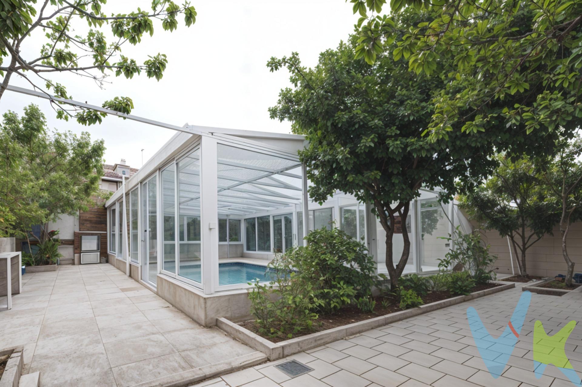 ¡Te presentamos el mejor chalet pareado de esquina de Las Villas de Fuenlabrada, parcela única de 243m2, no vas a encontrar ninguna mayor en toda la zona! . 275 m² construidos en 4 plantas, patio de 243 m², 4 habitaciones dobles, 3 baños y 1 aseo. Orientación Este-Oeste 🌞, piscina cubierta, todo exterior y con vistas. ¡Listo para entrar a vivir!. 🏡 Ubicado en la tranquila y cuidada zona de Las Villas de Fuenlabrada, los Molinos, esta propiedad es perfecta para disfrutar en familia. Con 275 m² construidos 🍀distribuido en 4 plantas y un impresionante patio de 243 m², tendrás espacio para reuniones, juegos y momentos al aire libre. . Dispone de cuatro amplias habitaciones dobles 🛌, tres baños completos y un aseo 🚽. Su orientación Este-Oeste garantiza luz natural durante todo el día ☀️🌙 Disfruta de tu piscina cubierta, ideal tanto en los días soleados como en las noches estrelladas ⭐✨. Además, dispone de puerta blindada para mayor seguridad 🔒 y vistas fantásticas desde cualquier rincón 👀. Todo exterior y rodeado de chalets bien cuidados, ¡es el lugar perfecto para crear recuerdos inolvidables! ❤️. Ven a visitarlo, te encantará. El precio publicado no incluye el mobiliario, la decoración, impuestos ni el coste del servicio de gestión, asesoramiento y acompañamiento durante la compra. El comprador tendrá un coste adicional correspondiente al servicio de gestión, asesoramiento y acompañamiento en todo el proceso de compra. Dicho importe, el mobiliario, la decoración y los impuestos no están incluidos en el precio publicado. ** Los metros útiles indicados son aproximados.