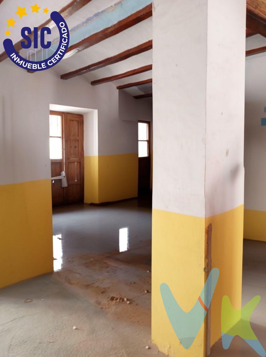 Encantadora casa de pueblo en Simat de la Valldigna con gran potencial de reforma. Descubre esta acogedora casa de pueblo situada en Sant Antoni 10, en pleno corazón de Simat de la Valldigna, un enclave privilegiado de la comarca de La Safor que combina la tranquilidad de la vida de pueblo con la comodidad de estar a pocos kilómetros del mar. La vivienda cuenta con una superficie construida de 189 m², distribuidos en diferentes espacios que ofrecen infinitas posibilidades de reforma y personalización:. •	Espacio diáfano de 60 m², perfecto para diseñar un amplio salón con cocina integrada o cualquier proyecto que se adapte a tu estilo de vida. •	Habitación exterior de 25 m², muy luminosa y con gran potencial como dormitorio principal o sala de estar. •	Espacio adicional de 20 m², ideal para destinarlo a bodega, trastero, despacho o sala de ocio. •	Amplia terraza de 50 m² donde disfrutar de comidas al aire libre, reuniones familiares o simplemente relajarse bajo el sol. •	Zona ajardinada de 28 m², perfecta para crear tu propio rincón verde, colocar plantas o incluso una pequeña barbacoa. La propiedad ofrece la posibilidad de construir en dos alturas, lo que permitiría disponer de hasta 4 habitaciones y 2 baños, adaptándola completamente a tus necesidades. Construida en 1950, la casa requiere reforma, lo que supone una oportunidad única para diseñar el hogar de tus sueños manteniendo la esencia de la arquitectura tradicional del pueblo. El entorno:. Simat de la Valldigna es un pueblo con encanto, rodeado de montañas, naturaleza y rutas de senderismo, pero a la vez muy bien comunicado y a tan solo unos minutos en coche de las playas de Tavernes de la Valldigna y otros pueblos costeros. Aquí encontrarás todos los servicios necesarios para el día a día: comercios, colegios, transporte público y una gran calidad de vida. Además, el pueblo es conocido por su Monasterio de Santa María de la Valldigna, un referente cultural e histórico que realza el atractivo de la zona. Ya sea como residencia habitual, segunda vivienda o inversión, esta propiedad reúne todo el potencial para convertirse en un proyecto lleno de valor. No dejes pasar esta oportunidad. Ven a visitarla y descubre por ti mismo todas las posibilidades que ofrece esta casa con alma en Simat de la Valldigna. ¡Tu nuevo hogar te espera!. ----. La descripción del presente inmueble e imágenes tienen mero carácter informativo y en ningún caso carácter contractual, pudiendo ser modificados por la inmobiliaria comercializadora sin que ello implique responsabilidad alguna frente a terceros. En el precio de venta a público, esta propiedad NO incluye los gastos de adquisición (Notario, registro, gestión, honorarios, etc…).