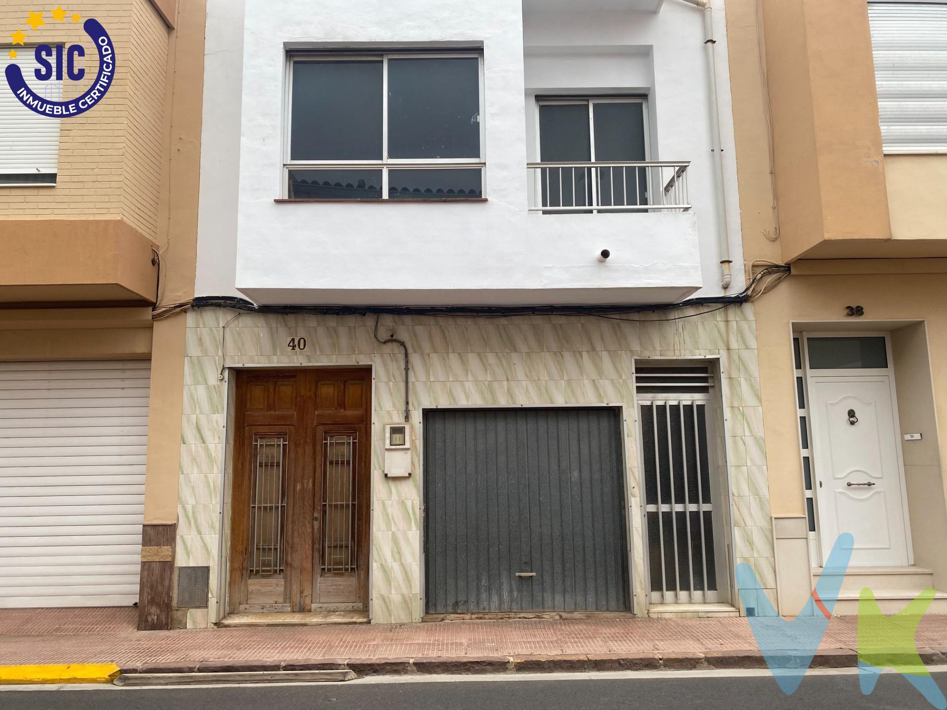 Oportunidad única para adquirir una casa en la tranquila localidad de Alginet, con una superficie construida de 198 m² sobre una parcela de 108 m², ofreciendo amplios espacios tanto interiores como exteriores. Consta de cuatro habitaciones (una doble y tres sencillas) y dos baños completos que satisfacen las necesidades familiares diarias. La planta baja está actualmente en fase de reforma, brindando al comprador la posibilidad personalizar los acabados según sus preferencias; mientras que la primera planta se halla en proceso constructivo, lo cual ofrece flexibilidad adicional para adaptar el diseño a su gusto. Disfrute del aire libre gracias a sus amplias terrazas en planta baja y en planta segunda, perfectas para relajarse o compartir momentos agradables con amigos y familia. Ubicado estratégicamente cerca del metro, este inmueble garantiza fácil acceso al transporte público sin renunciar a la tranquilidad propia del entorno residencial. No lo piense más, solicite visitar el inmueble y descubrirá la vivienda que se adapta a su estilo de vida.