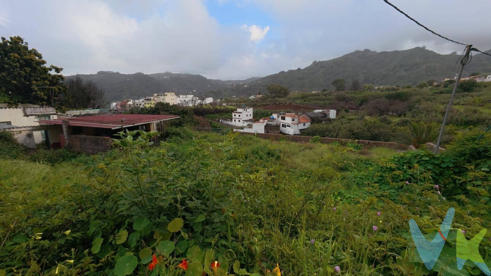 Presentamos una oportunidad inmobiliaria única en la Villa de Teror. Esta parcela de 1.053 m² no es solo suelo urbano; es un activo estratégico diseñado para la construcción de una residencia de alta gama que combine privacidad, eficiencia bioclimática y una conexión emocional con el paisaje canario. Características clave que lo hacen destacar:. Exposición Solar 360°: Ubicación privilegiada que garantiza luz directa desde el amanecer hasta el ocaso, optimizando el confort térmico y permitiendo diseños arquitectónicos bioclimáticos. Vistas Panorámicas Protegidas: Orientación directa hacia la Cruz de la Hoya Alta y las Cumbres de la isla, sin obstáculos visuales presentes ni futuros. Privacidad Total y Tránsito Nulo: La propiedad se sitúa al final de una vía asfaltada sin salida, lo que garantiza la ausencia total de tráfico ajeno. Esta característica otorga una seguridad y un silencio excepcionales, transformando el acceso en un vestíbulo exterior privado. Activo Único en el Mercado: El análisis de mercado actual confirma la inexistencia de parcelas de este tamaño (>1.000 m²) con calificación urbana directa y vistas despejadas en el núcleo de Teror. A diferencia de otros suelos disponibles, esta propiedad minimiza los plazos de ejecución y costes administrativos al contar con los servicios básicos ya plenamente operativos:. Suministro Eléctrico Activo: La finca dispone de acometida y contrato de luz en vigor, permitiendo el inicio inmediato de cualquier labor técnica o de obra. Suministro de Agua Activo: Conexión a la red de abasto municipal plenamente funcional. Reserva Hidráulica Propia: Complementada con un aljibe de hormigón, garantizando autonomía total para riego, mantenimiento de zonas verdes o instalaciones de ocio sin dependencia exclusiva de la red. Para obtener más información, no dude en contactarnos. 