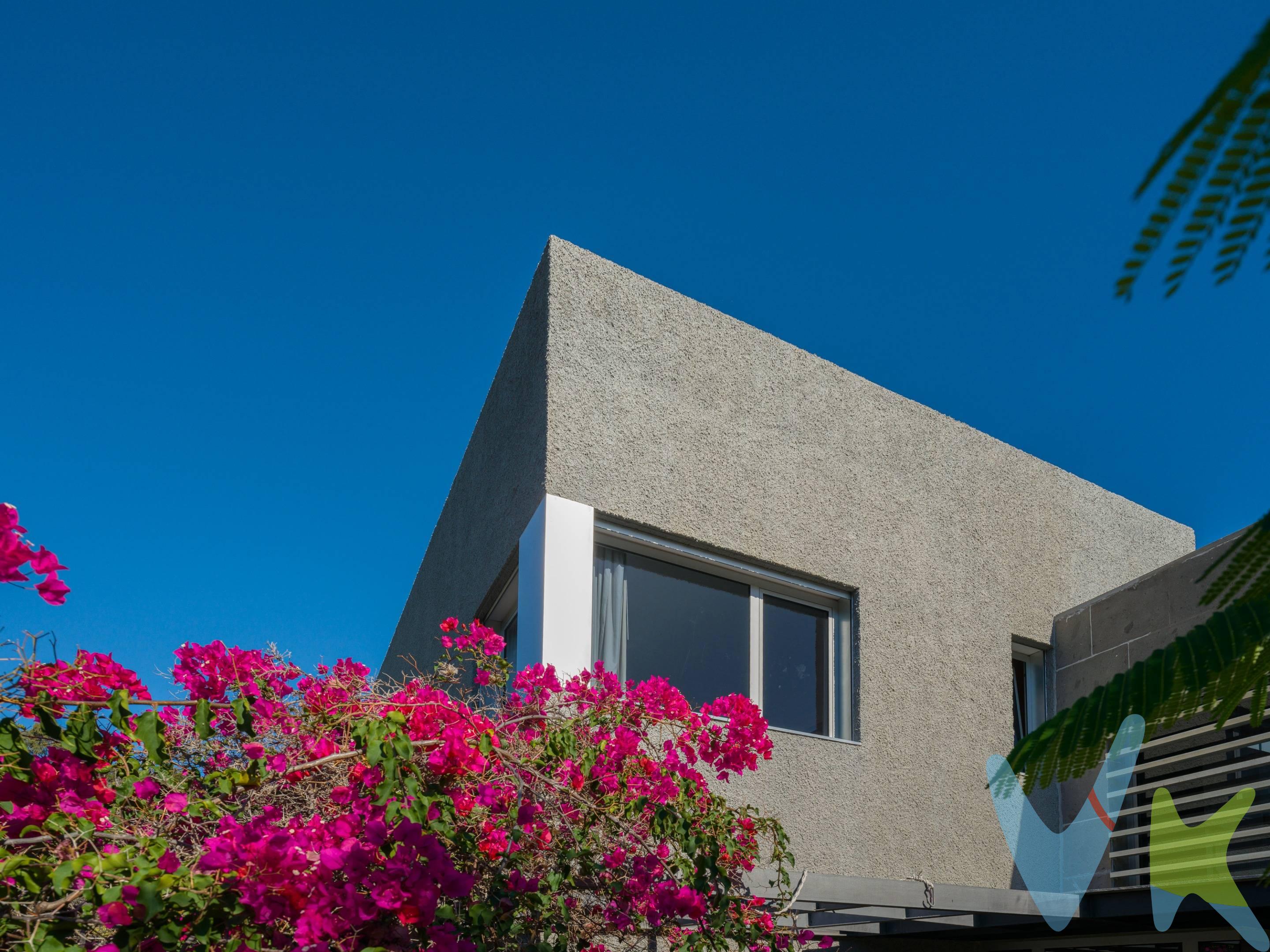 Un hogar único en plena naturaleza, junto al Paisaje Protegido de Bandama. Esta exclusiva propiedad se alza en una amplia parcela de 862 m² —con 500 m² urbanos— y se complementa con dos terrenos rústicos anejos (1.130 m² y 140 m²), ideales para el cultivo de frutales o viñedos típicos de la zona de Bandama. Ubicada a media ladera, en el límite del paisaje protegido de Bandama–Tafira, la casa disfruta de un entorno natural privilegiado donde el suelo volcánico de picón y la vegetación autóctona crean una armonía perfecta con el entorno. La vivienda, de 240 m² construidos, destaca por su luminosidad, amplitud y conexión con la naturaleza. Gracias a sus grandes ventanales y lucernarios, cada estancia se inunda de luz natural y ofrece vistas abiertas al paisaje desde cualquier ángulo, generando una sensación constante de bienestar y serenidad. En la primera planta, se accede desde la terraza-jardín a un espectacular salón de doble altura, revestido en madera de haya, con biblioteca y chimenea. Este espacio se comunica con una cocina independiente totalmente equipada con electrodomésticos de primeras marcas, una práctica isla central y un comedor. En esta planta se encuentran también un aseo, un cuarto de lavado con entrada de servicio y varias zonas de almacenaje. La segunda planta se distribuye desde un acogedor cuarto de estar con salida a una terraza-jardín posterior. Aquí se ubican tres dormitorios exteriores y dos baños. El dormitorio principal es una elegante suite con vestidor y baño privado, mientras que los otros dos dormitorios cuentan con armarios empotrados. La casa está construida con materiales de alta calidad: aluminio Technal con cristales de seguridad y aislamiento acústico, persianas motorizadas, suelos de parqué en el salón, granito negro de Sudáfrica en cocina y comedor, mármol de Carrara en los baños y tarima laminada en los dormitorios superiores. La fachada principal se embellece con una pérgola metálica que aporta sombra y sirve además como aparcamiento cubierto para dos vehículos. Comprometida con la eficiencia energética, la vivienda dispone de agua caliente por energía solar térmica y una reciente instalación de paneles fotovoltaicos, lo que garantiza un importante ahorro energético. Su diseño actual permite, si se desea, ampliar espacios o reorganizar las estancias. Este chalet, de estética moderna y espíritu rural, ofrece un estilo de vida tranquilo y saludable, rodeado de silencio, aire puro y naturaleza, a solo 15 minutos de Las Palmas de Gran Canaria, de tu trabajo o de la playa de Las Canteras. Con todos los servicios esenciales muy cerca y vecinos de proximidad, vivir aquí significa disfrutar de la privacidad sin renunciar a la comodidad, cultivar tu propio huerto y recorrer los senderos del volcán de Bandama sin necesidad de coche. Un hogar donde cada día comienza con el canto de los pájaros y el aroma del campo. Tu próximo refugio en Bandama te espera.