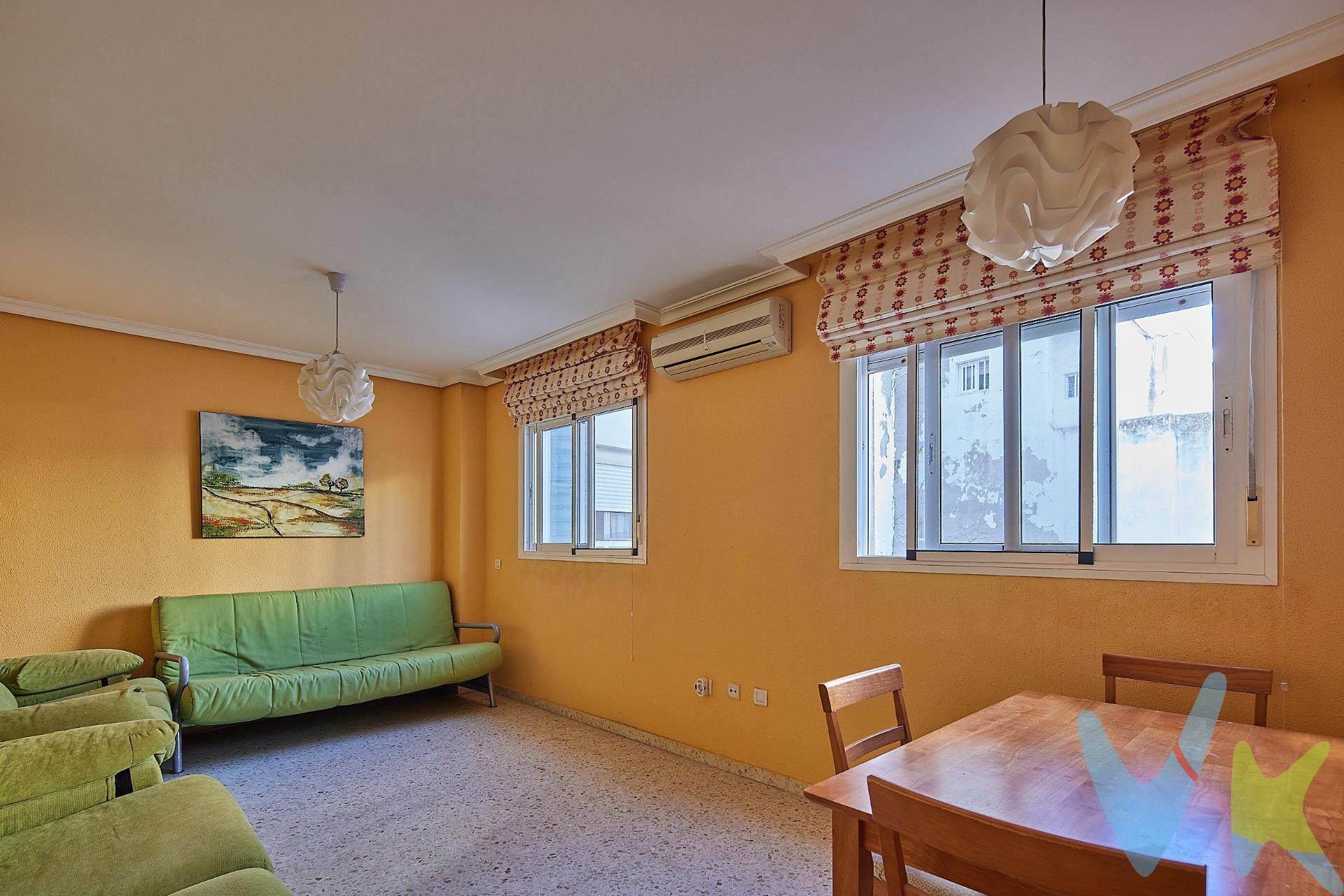 Presentamos esta atractiva vivienda ubicada en la ciudad de Cádiz, justo en medio entre las hermosas playas de La Caleta y Santa María del Mar. Este piso seminuevo destaca por su luminosidad natural gracias a sus amplios ventanales que permiten disfrutar del sol durante todo el día. Con una superficie construida de 64 m², cuenta con un cómodo dormitorio doble y otro sencillo ideal para invitados o como oficina. El baño está perfectamente equipado, brindando todas las comodidades necesarias. Además, este inmueble se encuentra situado en un edificio moderno dotado con ascensor, lo que asegura accesibilidad total para todos los residentes. A pocos minutos encontrará tanto el mercado local como paradas de autobuses facilitando así la movilidad dentro y fuera de la ciudad. Esta es una oportunidad única para adquirir un hogar confortable cerca del mar. * Gastos, Impuestos y Honorarios de la agencia no incluidos. Periodo de validez del anuncio 31 de Diciembre de 2025