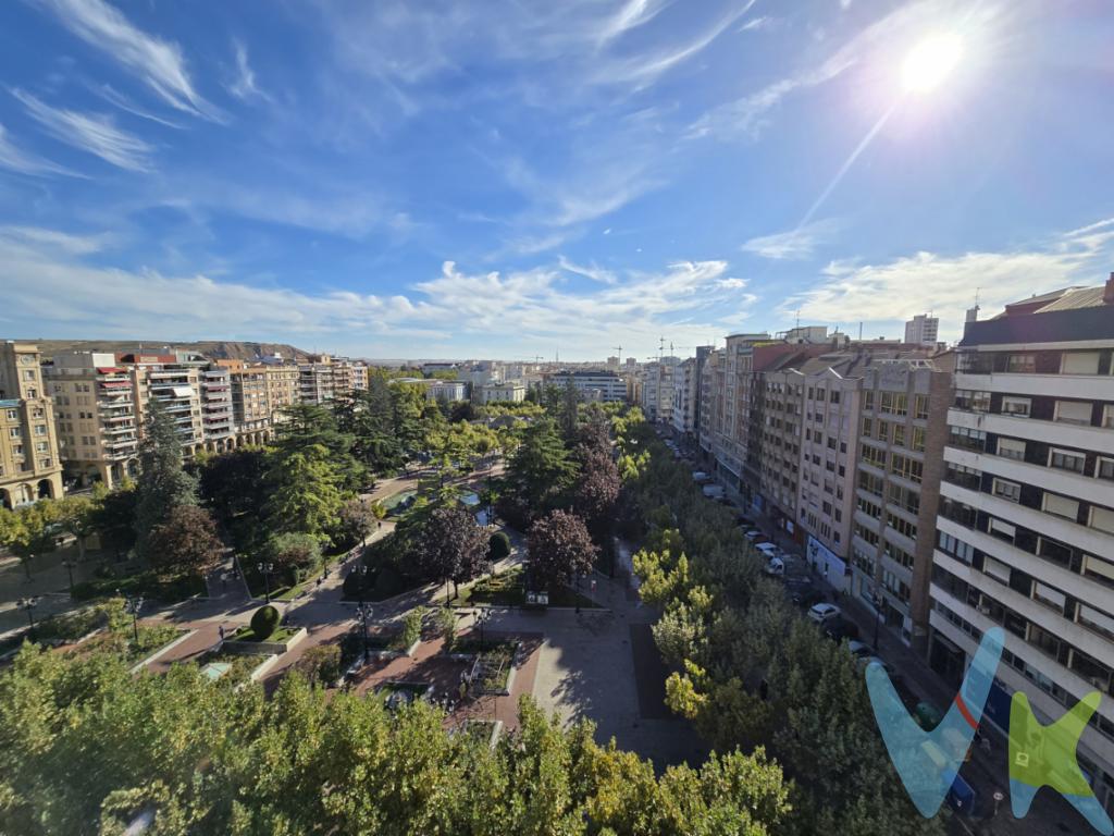 Inmobiliaria Solozábal les presenta una oportunidad de adquirir una vivienda en exclusiva en el centro de Logroño. Este inmueble, situado en la octava planta de un edificio construido en 1975, se distingue por ofrecer unas vistas impresionantes de la ciudad y un entorno inmejorable para quienes desean disfrutar del vibrante ritmo urbanístico sin sacrificar comodidad y exclusividad.Este encantador piso cuenta con un total de 117 m² construidos, distribuidos de manera funcional y elegante en tres acogedoras habitaciones. Cada una de estas estancias ha sido diseñada para proporcionar el máximo confort y funcionalidad, haciendo de este hogar el refugio perfecto para familias o parejas que valoran espacios amplios y luminosos. La distribución del inmueble está cuidadosamente planeada para optimizar la luz natural, creando un ambiente cálido y acogedor.La vivienda dispone también de un aseo bien equipado que ha sido diseñado pensando en la comodidad de sus usuarios, con acabados que garantizan durabilidad y estilo. Desde el momento en que uno cruza la puerta, la serenidad y la calidad de los materiales se hacen patentes, invitando a los visitantes a imaginar cómo sería su vida en este rincón de Logroño.Una de las características más atractivas de este piso es su maravilloso balcón, un espacio al aire libre que permite disfrutar del frescor matutino o relajarse al final del día mientras se observa el ir y venir de la ciudad desde las alturas. Este añadido no solo amplía el espacio habitable, sino que ofrece un lugar privado donde disfrutar del entorno urbano desde la tranquilidad de casa.El edificio donde se encuentra este fantástico piso está dotado de dos ascensores, proporcionando un acceso cómodo y sencillo a esta elevada planta octava para personas de todas las edades. La calidad de la construcción y el mantenimiento del edificio son evidentes, destacándose como una propiedad con sello de calidad y solidez estructural.En términos de ubicación, esta propiedad goza de una posición inmejorable. Situada en pleno centro de Logroño, proporciona a sus futuros propietarios la ventaja de estar rodeados de todos los servicios necesarios para el día a día: desde centros educativos, restaurantes, tiendas, hasta bancos y centros de salud, todo a un paso de distancia. Asimismo, la cercanía a paradas de autobús facilita el desplazamiento hacia cualquier punto de la ciudad con la mayor comodidad.Adquirir este piso es más que obtener una vivienda; es asegurar un estilo de vida cómodo, urbano, y con todas las facilidades al alcance de la mano. La perfecta combinación de ubicación, espacio y servicios convierte a este inmueble en la opción ideal para quienes buscan instalarse en una zona céntrica y disfrutar de todo lo que Logroño tiene para ofrecer.Con todas estas características excepcionales, este piso invita a ser visitado para descubrir en persona todo su potencial. No espere más para concertar una visita y comprobar cómo este piso se adapta a sus necesidades, ofreciendo un espacio único para crear nuevos recuerdos. Este inmueble garantiza una experiencia de vivienda irrepetible. 