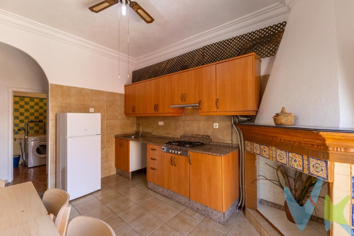  Se pone a la venta un encantador piso ubicado en la zona Avenida de Abril - 9 de Octubre, en el hermoso Puerto de Sagunto. Este inmueble de 95 metros construidos (85 útiles) presenta una excelente oportunidad para aquellos que buscan una vivienda espaciosa y cómoda. Se encuentra en un edificio clásico de 1959, ofreciendo una atmósfera nostálgica que se combina perfectamente con las comodidades modernas.El piso, situado en la primera planta, cuenta con tres habitaciones amplias, ideales para una familia o para quienes necesitan espacio adicional para una oficina en casa. Cada habitación ha sido diseñada para maximizar la luz natural, creando un ambiente acogedor y tranquilo. Además, el salón de 15 metros cuadrados ofrece un espacio ideal para momentos de relajación o para recibir visitantes. Este amplio salón promete ser el corazón de su nuevo hogar, donde podrá disfrutar de agradables reuniones y momentos en familia.Una de las grandes ventajas de esta vivienda es su balcón, perfecto para disfrutar de la brisa del mar y del agradable clima de la zona. Despertar cada mañana y poder respirar aire fresco desde la comodidad de su hogar es un lujo al alcance de pocos. El balcón se presenta como el lugar ideal para tomar un café al amanecer o descansar al final del día.La cocina se encuentra completamente amueblada y equipada con electrodomésticos, lista para entrar a vivir sin necesidad de realizar ninguna modificación. La funcionalidad y el diseño se han alineado para ofrecer un espacio donde cada comida se convierta en un placer. Además, el piso se vende completamente amueblado, facilitando su transición a una nueva vida en esta maravillosa ubicación.Entre los muchos beneficios de esta propiedad se incluye su proximidad a paradas de bus, lo que asegura una excelente conectividad y facilidad de acceso a cualquier punto de la ciudad o alrededores. Puerto de Sagunto lo espera con una amplia gama de servicios, desde colegios y supermercados hasta restaurantes y zonas de ocio. La ubicación es perfecta para aquellos que valoran la comodidad y accesibilidad.Esta oportunidad es ideal tanto para quienes buscan establecer su nuevo hogar como para aquellos interesados en realizar una inversión. La combinación de sus características, junto con su atractivo precio, lo convierte en una opción inmejorable dentro del mercado actual. No pierda esta oportunidad única de visitar un piso que reúne todo lo necesario para convertirse en su próxima residencia.En el precio del inmueble no se incluyen los gastos de notaría y registro de la propiedad (que depende de la notaría elegida y del precio de escrituración) y los impuestos (que en la Comunitat Valenciana varían dependiendo del precio del inmueble, de las características personales del comprador y de la calificación oficial del inmueble).Tampoco se incluyen los honorarios de la agencia inmobiliaria por la gestión en todo el proceso de la compraventa, tramitamos todos los cambios de suministros del inmueble y los impuestos que tenga vinculados la vivienda en su Ayto., Diputación o Hacienda, que ascienden al 3% del precio final del inmueble más el 21% de IVA.Por mandato expreso del propietario, comercializamos este inmueble en exclusiva, por lo que garantizamos un servicio de calidad, un trato fácil, sencillo y sin interferencias de terceros. Por este motivo, se ruega no molestar al propietario, a los ocupantes de la propiedad, a los vecinos, o conserjes del edificio o urbanización si los hubiera. Muchas gracias por su comprensión.Organizar una visita es el paso siguiente para convencerte de las ventajas de esta propiedad increíble. Una experiencia que no solo replicará lo mencionado, sino que superará expectativas al ser vivida en persona. Llámenos para programar una visita y descubra por sí mismo cada detalle y encanto que este piso ofrece. Le aseguramos que este lugar no solo cumplirá, sino superará todas sus expectativas. Su próximo hogar en Sagunto le espera.  