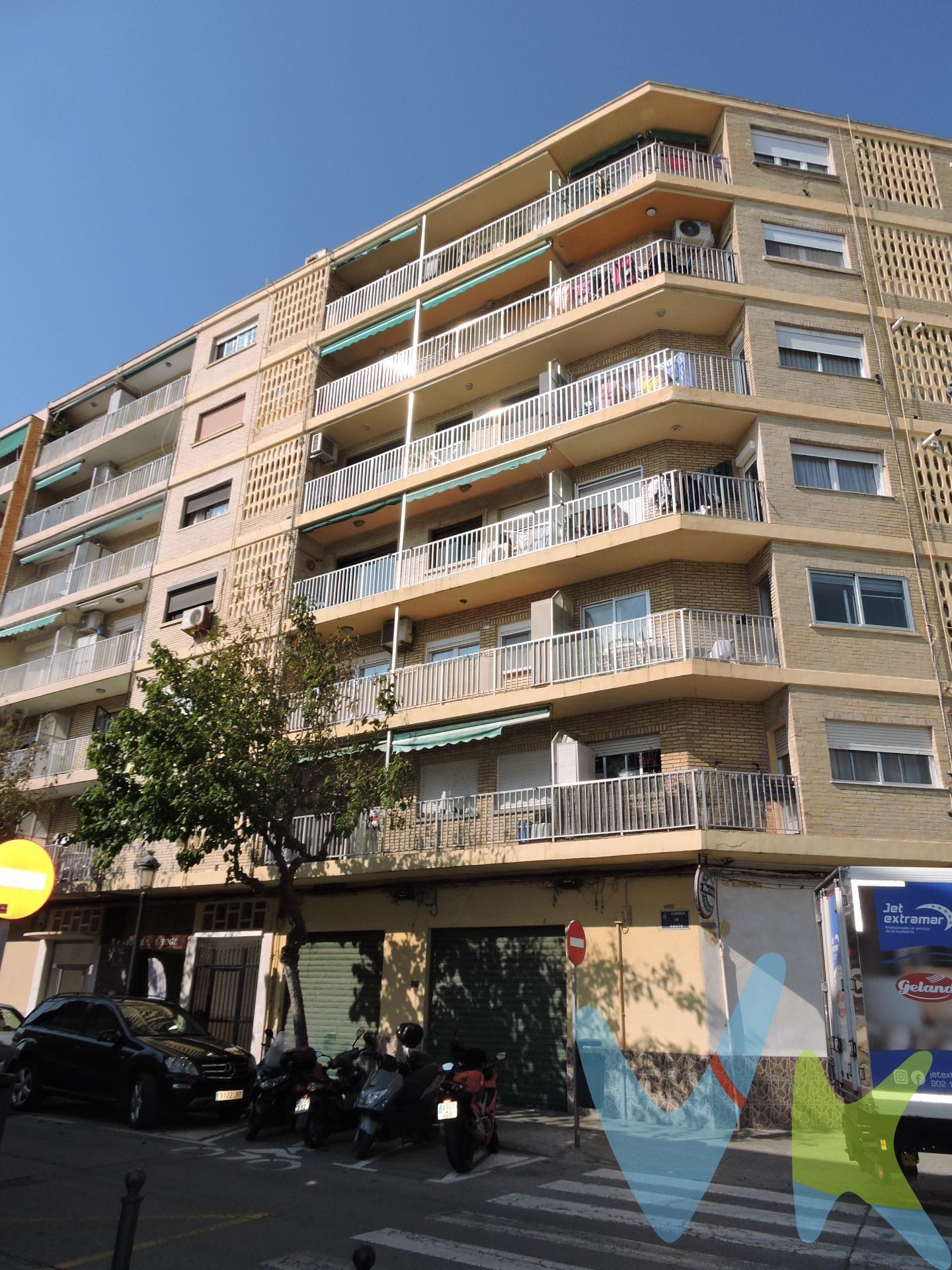 ¡ Disfruta de una de las zonas mas interesantes para vivir mirando al mar en Valencia !. Podrás asomarte a su balcón y ver la playa de la Malvarrosa desde este piso situado en la Calle Cavite a muy pocos metros de su paseo. . La vivienda esta para reformar, así que si estas buscando una vivienda así, para dejarla a tu GUSTO no dejes pasar esta oportunidad. . Actualmente la distribución que tiene es de 1 habitación, aunque con un poco de imaginación podrás sacar 1 o 2 mas. . Imagínate, despertarte, desayunar y llegar en un visto y no visto a la playa chapuzón, ¡ MENUDO VERANO TE ESPERA!. Contacta con nosotros y organizamos una cita para que conozcas tu NUEVO HOGAR. . ¿ Necesitas Financiación ?.  . Nuestro departamento financiero puede gestionar tu préstamo " Hasta un 100% + Gastos ". ¡ Consúltanos !.  . *Nota: El precio del inmueble no incluye los honorarios de la agencia que ascienden al 3% del precio final del inmueble, ni los gastos de notaría y registro de la propiedad (que están sujetos a aranceles y varían dependiendo del precio de escrituración), ni los impuestos (que en la Comunidad Valenciana varían dependiendo del precio del inmueble y de las características personales del comprador y que pueden llegar a ser de hasta el 10% sobre el valor del precio de venta ). Igualmente, no están incluidos los muebles y enseres de las fotografías. Este anuncio no es vinculante, puede contener errores, se muestra a titulo informativo y no contractual. Número de Registro de Agentes de Intermediación Inmobiliaria de la Comunidad Valenciana: RAICV-0386.