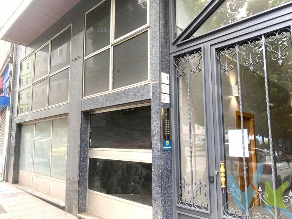 Descubre un espacio con infinitas posibilidades en pleno corazón de Santander. Este local, situado en la Calle Alta, destaca por su gran visibilidad, gracias a una impresionante cristalera de más de 5 metros que convierte cualquier escaparate en un auténtico reclamo para clientes.Distribuido en dos alturas, ofrece una versatilidad excepcional para adaptar el espacio a la actividad que imagines: clínica de fisioterapia, centro de estética, academia, oficinas, showroom La zona cuenta con comercios consolidados y un flujo constante de peatones, lo que garantiza una exposición continua y un entorno perfecto para emprender o hacer crecer tu negocio.Además de la compra, existe la posibilidad de plantear un alquiler con opción a compra. Si esta alternativa encaja con tus planes, consulta condiciones y estudiaremos la fórmula que mejor se adapte a tu proyecto.Un local con presencia, potencial y ubicación estratégica. El lugar ideal para dar forma a tu próxima actividad profesional.Gastos e Impuestos no incluidos en el precio. Compra sujeta a ITP. El comprador se hará cargo de los costes de la escritura e inscripción en el Registro de la Propiedad.Más información sobre transparencia, impuestos, gastos y condiciones de compraventa en nuestra web www.activanorte.com 