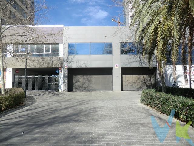 En una ciudad donde cada minuto cuenta y encontrar aparcamiento puede convertirse en una odisea, aparece una oportunidad que va mucho más allá de una simple plaza de garaje. Ubicada a escasos minutos del epicentro deportivo y cultural de Valencia, el Roig Arena, esta plaza no solo resuelve una necesidad diaria: se convierte en una inversión estratégica en una de las zonas con mayor proyección de la ciudad. La zona destaca por su excelente conexión con las principales vías de acceso, cercanía a barrios consolidados y un crecimiento constante impulsado por nuevos desarrollos, comercios y servicios. Con la llegada del Roig Arena, el entorno está experimentando una transformación que atraerá eventos, visitantes y actividad durante todo el año, incrementando notablemente la demanda de aparcamiento. Imagina llegar sin estrés, sin vueltas innecesarias, sabiendo que siempre tendrás tu espacio reservado en un área donde cada vez será más difícil encontrarlo. Ya sea para uso propio o como inversión rentable, esta plaza representa comodidad, seguridad y visión de futuro. Porque a veces, las mejores oportunidades no están en lo que se ve… sino en lo que está por venir. Nota: Agencia Registrada con el Nº 1395 en el Registro Obligatorio de Agentes Inmobiliarios de la Comunitat Valenciana, consultable en la web de la Generalitat Valenciana. La oferta está sujeta a cambios de precio o retirada del mercado sin previo aviso. La información contenida en el presente anuncio se facilita a título meramente informativo y no contractual, los datos, descripciones, superficies, imágenes y cualquier otro contenido del mismo pueden estar sujetos a errores u omisiones al ser facilitados por terceros. El precio de venta publicado no incluye los honorarios de intermediación inmobiliaria, ni los impuestos legalmente aplicables (IVA o ITP), ni los gastos derivados de la compraventa, tales como notaría, registro y gestoría, ni aquellos derivados de la financiación, en caso de existir. Por mandato expreso del propietario, este inmueble se comercializa en régimen de exclusiva, garantizando al interesado un acceso completo a la información y una gestión profesional, transparente y sin interferencias de terceros. Se ruega no molestar al propietario, a los ocupantes del inmueble ni a los vecinos. Agentes inmobiliarios con cliente interesado pueden contactar con la agencia para colaborar. Nuestro departamento financiero puede conseguir tu financiación. ¡Consúltanos!