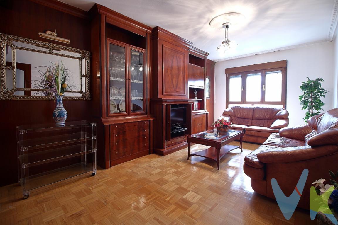 ? ¡AMPLITUD DE ENSUEÑO EN EL LLANO, GIJÓN! ?Piso de 112m² útiles: Espacio, Luz y Confort en una Ubicación Inmejorable¿Te falta espacio en casa? Deja de buscar. Te presentamos este magnífico y generoso piso en la 3ª planta con ascensor, idóneo para familias que no quieren renunciar a nada o quienes buscan estancias verdaderamente amplias en una de las zonas más vibrantes de Gijón.? LO QUE HACE ÚNICA A ESTA VIVIENDA:Espacio real (112 m² útiles): Olvídate de los pisos modernos minúsculos. Aquí disfrutarás de una amplitud que ya no se construye.Gran Salón Familiar: Un espacio exterior enorme, inundado de luz natural gracias a sus amplios ventanales. El lugar perfecto para tus reuniones o tardes de peli y manta.3 Habitaciones Dobles: Dormitorios espaciosos, luminosos y tranquilos, pensados para garantizar el descanso y la privacidad de toda la familia. El dormitorio principal cuenta con armario empotrado y vestidor.Cocina de Revista: Totalmente equipada, cómoda y con una distribución excelente para los amantes de la gastronomía.Edificio Impecable (1982): Construcción sólida, portal cuidado y ascensor sin barreras arquitectónicas.? VIVE CON TODO A UN PASO (EL LLANO)Ubicación estratégica en un barrio dinámico y lleno de vida. Olvídate del coche:Servicios totales: Colegios, supermercados, centros médicos y comercios a la vuelta de la esquina.Ocio y Gastronomía: Rodeado de las mejores opciones de restauración de la zona.Conectividad total: Excelentes conexiones de autobús urbano y fácil salida/entrada a las principales vías de la ciudad.? ¿QUIERES VERLO EN PERSONA?Los pisos con estos metros y en este estado no duran mucho en el mercado.¡Agenda tu visita hoy mismo y ven a descubrir tu próximo hogar! Déjanos un mensaje o llámanos ahora.Gastos e impuestos no incluidos en el precio. En segundas transmisiones, el comprador abona el ITP (porcentajes en Asturias: https://sede.tributasenasturias.es/sites/sede/default/es_ES/Que-quieres-hacer/Transmisiones-Patrimoniales-y-AJD), calculado sobre el mayor valor entre precio, tasación o valor de referencia catastral. Notaría y registro según aranceles variables; el comprador elige notario. El vendedor asume la plusvalía municipal; el resto de gastos (incluida hipoteca: tasación, costes bancarios, gestoría y formalización) son del comprador.Honorarios: intermediación a cargo del vendedor; mediación a cargo del comprador del 2% + IVA, mínimo 2.000  + IVA.El consumidor puede solicitar información y documentación adicional en la sede física o por correo electrónico de la Agencia (contacto en la web). La agencia actúa solo como intermediaria; toda compraventa queda sujeta a la aceptación expresa del vendedor y a la formalización del contrato. Anuncio meramente informativo: los datos corresponden a la fecha de publicación y pueden variar por actualizaciones legales, contractuales o fiscales.