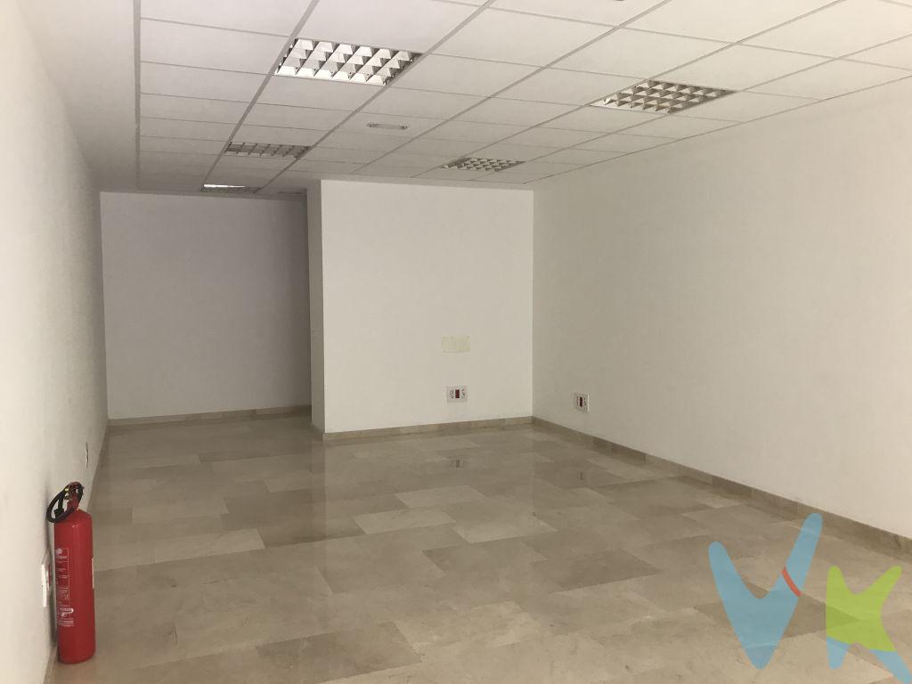 Oficina diáfana de 65m2, en una última planta en un edificio solo de oficinas, con ascensor y salvaescaleras. Dispone de aire acondicionado, zona de office, y cuarto de baño. Zona tranquila a pocos minutos de los juzgados y con aparcamiento en la misma calle. Ideal para los nuevos emprendedores. Te esperamos!!! .Permite el alquiler con opción a compra o venta directa. Si necesitas más espacio te podemos ofrecer dos juntas con plaza de garaje a muy buen precio. Preguntanos. . . 