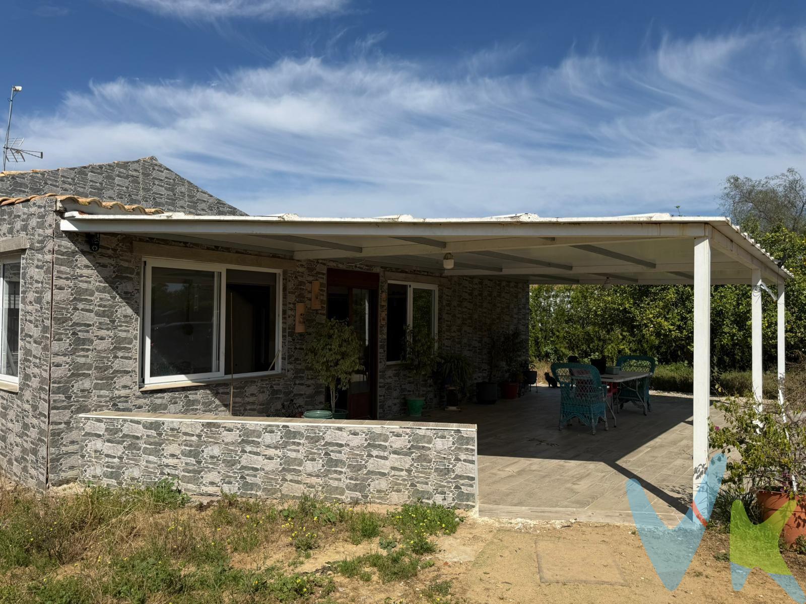 PRECIO VENTA [195.000  + GASTOS] €. Tu refugio entre Utrera y la tranquilidad. Vivienda unifamiliar aislada en Urbanización Vistalegre, a tan solo 3 km de Utrera. Una oportunidad ideal para quienes buscan espacio, privacidad y calidad de vida a pocos minutos de todos los servicios. - 114 m² construidos + parcela con amplias zonas exteriores. Con piscina privada, nave, trastero y zonas de cultivo con olivos y naranjos. -  Distribución cómoda en una sola planta:. 	•	Salón-comedor con chimenea. 	•	Cocina americana equipada. 	•	4 dormitorios. 	•	2 baños completos (uno en suite). 	•	Porche cerrado con zona de lavadero. - Exterior para disfrutar todo el año:. Piscina con depuradora, pozo propio, corral, zonas ajardinadas y espacio para múltiples usos. - Ubicación estratégica:. A 7-8 minutos de colegios, supermercados, centros médicos, estación de tren y hospital. - Extras:. Aire acondicionado, cámaras de vigilancia y gran potencial de mejora. Puerta de entrada automática (pendiente de cambiar motor). -  A tener en cuenta:. Pequeñas mejoras pendientes (electricidad, termo y goteras). . En cumplimiento de las obligaciones de información previstas en la Ley 10/2025, de 28 de diciembre, de servicios de atención a la clientela y transparencia, así como en la normativa sectorial vigente, se hace constar que el precio indicado no incluye los gastos e impuestos inherentes a la adquisición, los cuales se desglosan a continuación:. * Impuesto sobre Transmisiones Patrimoniales (ITP): se aplicará el tipo impositivo vigente en la Comunidad Autónoma de Andalucía (generalmente el 7% (13.650 €), sin perjuicio de tipos reducidos del 3,5%, 1,2% o 1% aplicables según las circunstancias personales del comprador o las características del inmueble). El impuesto se devenga sobre el Valor de Referencia de Catastro o el precio de venta, aquel que resulte superior. * Gastos de Notaría: Los honorarios notariales se calcularán conforme al arancel oficial regulado en el Anexo I, del Real Decreto 1426/1989, de 17 de noviembre, por el que se aprueba el arancel Notarial. * Gastos de Registro: La inscripción en el Registro de la Propiedad se facturará según el arancel oficial establecido en el ANEXO I, del Real Decreto 1427/1989, de 17 de noviembre, por el que se aprueba el arancel Notarial. * Gastos de Gestión (Gestoría): Los honorarios por la tramitación administrativa, liquidación de impuestos e inscripción registral ascienden a [545,00€] aproximadamente (IVA incluido). * Honorarios Agencia del Vendedor: incluidos en el PVP. * Honorarios Agencia del comprador: Se informa que existen honorarios profesionales a cargo del adquirente, en aquellos casos, en que se hubieran contratado servicios de encargo de compra. La agencia prestará los servicios de información, asesoramiento y acompañamiento previstos en el Encargo de Servicios y en el D.I.A. Si solicita servicios adicionales o personalizados, sus honorarios serán informados previamente, de forma individualizada y por escrito, conforme a la libertad de pactos y a la normativa vigente. NO VINCULADOS AL PRECIO DE COMPRA. Para una información exhaustiva sobre el funcionamiento, tipos impositivos y bonificaciones del ITP en Andalucía, puede consultar el portal oficial de la Agencia Tributaria de la Junta de Andalucía en el siguiente enlace:. Documento D.I.A. a disposición del consumidor según Decreto 218/2005 Junta de Andalucía.