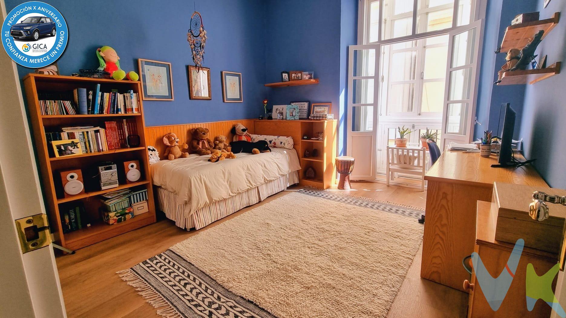 ¡No busques más! Este increíble piso situado en pleno centro de la hermosa ciudad de Cádiz es justo lo que necesitas. Con una ubicación privilegiada, este luminoso, amplio y espectacular piso, te brinda todo el encanto del casco histórico gaditano. Junto a la PLAZA DE  SAN FRANCISCO y LA maravillosa ALAMEDA APODACA. Con techos altos y ventanas grandes, disfrutarás de muchísima luz natural durante todo el día. Dispone de un hermoso y acogedor salón podrá reunir a toda la familia y amigos. La cocina es grande e impecablemente decorada para satisfacer a cualquier chef amateur o profesional; con un precioso comedor para más comodidad donde podrás degustar tus platos favoritos. El piso tiene 4 habitaciones amplias, para que toda la familia pueda disfrutar de un buen descanso. -La primera habitación,  dormitorio principal,  incluye su propio CUARTO DE BAÑO y un VESTIDOR PRIVADO– ¡perfecto para organizar toda tu ropa sin tener que preocuparte por nada!. Dispone de dos amplias habitaciones EXTERIORES . - La segunda habitación,  cuenta con un BALCÓN elegante donde podrás relajarte mientras tomas tu café o lees un libro al fresquito. - la tercera habitación  dispone de  un espectacular CIERRO GADITANO que bañará esta preciosa estancia con su luz natural. -La cuarta habitación puedes ser utilizada como despacho,  sala de estudio con capacidad para un amplio escritorio o como sala de juegos que hará las delicias de los  los más pequeños. El cuarto de baño tiene  placa ducha, un baño con mucho estilo..  cómodo y con un bonito diseño. Este espectacular piso tiene mucho carácter gracias a sus detalles arquitectónicos únicos combinados perfectamente con elementos contemporáneos como aire acondicionado en el salón y comedor, además cuenta con sistema de calefacción con radiadores en todas las estancias de la casa. Ubicación es inmejorable, rodeado de Plazas, restaurantes para degustar la maravillosa gastronomía gaditana, calles comerciales, paradas de autobús, de taxis, cercana a la estación de trenes, farmacias, colegios, gimnasios..todo lo que necesita al alcance de su mano. *Posibilidad de ascensor en estudio, por lo  que pronto podrás tener un atractivo más en esta preciosa finca típica gaditana. ¡No dejes escapar esta oportunidad y contacta con nosotros!. *Honorarios, gastos e impuestos relativos a la compra, no incluidos en el precio. *El consumidor tiene  a su disposición la ficha informativa de la vivienda.