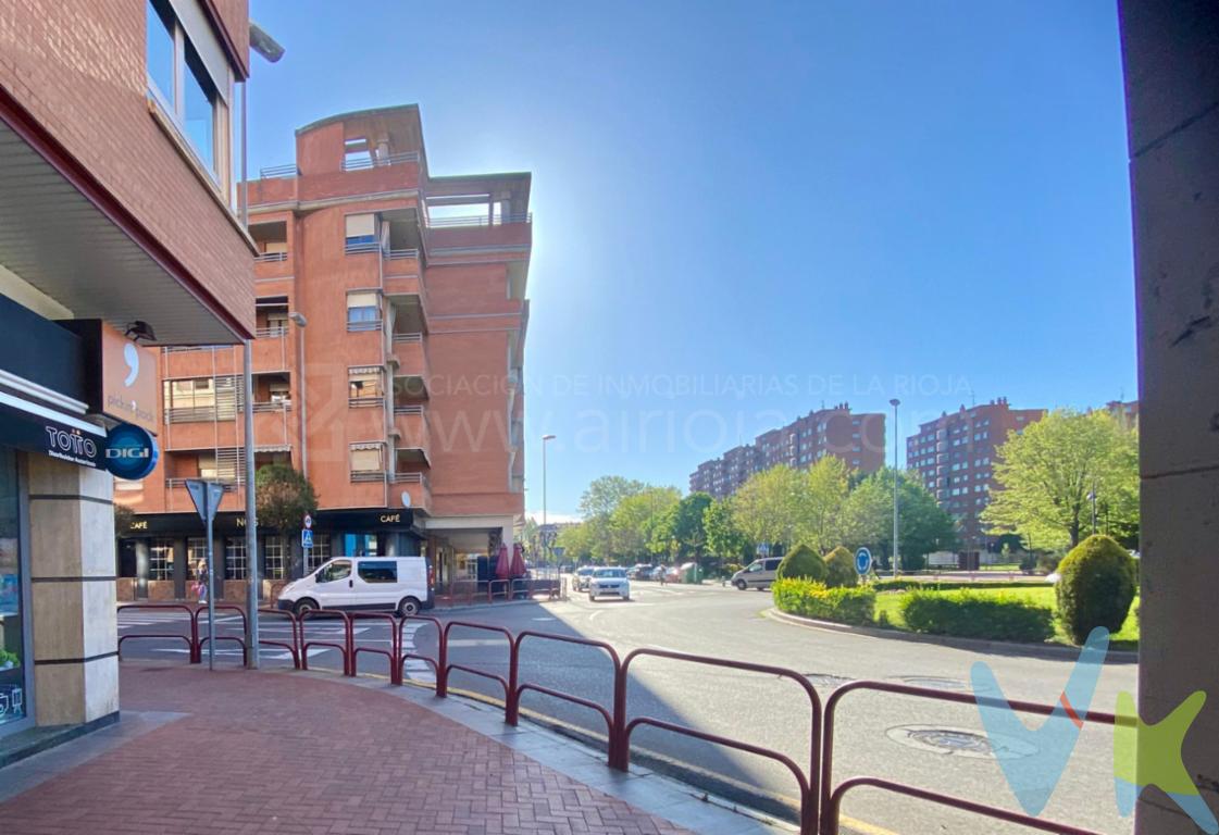 Local en venta en la zona de CLUB DEPORTIVO en Logroño. Este Local-cuenta con una ubicación privilegiada en un edificio construido en el año 1988 con todas las comodidades y servicios que se pueden necesitar .Al entrar en el local, destacamos la amplitud del mismo, con 105 metros útiles y fachada de 7 metros , este local se convertirá en el lugar perfecto para aquellos que quieran darle su toque personal y transformarlo en el negocio que siempre han soñado.La zona de  CLUB DEPORTIVO  el edificio cuenta con una parada de autobús justo al lado, lo que facilitará el acceso a todas aquellas personas que quieran visitar el local.Siendo un local tan amplio, es posible adaptarlo a cualquier negocio que se quiera emprender. Por su ubicación estratégica, se puede convertir en un lugar perfecto para cualquier tipo de negocio, ya sea una clínica médica, una oficina, un establecimiento comercial o incluso un gimnasio, todo dependerá de tu idea de negocio. El local esta de origen pero, cuenta con diversas infraestructuras, como el sistema eléctrico,  todo lo necesario para que la obra sea la más óptima posible, En resumen, este local te ofrece la oportunidad de adquirir un inmueble impecable, con gran amplitud en la zona de CLUB DEPORTIVO en Logroño, con acceso fácil y rápido al transporte público y cerca de todas las opciones de entretenimiento que puedas imaginar. Si estás buscando un local para emprender un negocio o invertir, ¡este es el lugar perfecto para ti!No dudes en contactar con RIEX Servicios Inmobiliarios., quien estará encantado de asesorarte y acompañarte en todo momento para que puedas tomar la mejor decisión. ¿Qué esperas para visitarlo y convencerte por ti mismo? ¡Te esperamos e! 