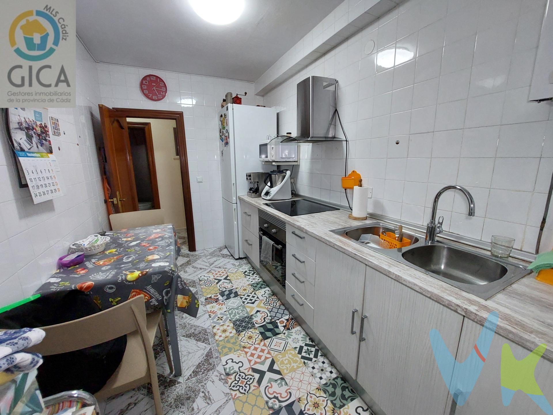 Fantástico piso en zona semicentro de Algeciras. Se vende piso muy luminoso en zona semicentro de Algeciras, a pocos minutos de la Plaza Andalucía y de la Escuela Politécnica. La vivienda se encuentra en una ubicación excelente, cercana a todo tipo de servicios, comercios, transporte público y zonas de ocio. Dispone de 3 dormitorios, 1 baño completo, salón-comedor, cocina independiente y terraza-lavadero. El edificio cuenta con ascensor y las ventanas son de PVC Climalit oscilobatientes, que ofrecen un óptimo aislamiento térmico y acústico. 💰 Ideal tanto para vivir como para invertir y alquilar. Una gran oportunidad de adquirir una vivienda cómoda, bien situada y lista para adaptarla a tu gusto. --------------------------------------------------. Informamos a nuestros clientes que los gastos de notaría, registro, gestoría, impuestos y los honorarios de la agencia  NO están incluidos en el precio. A su vez, disponemos del documento informativo abreviado de la propiedad (según decreto 218/2005, del 11 de octubre) y de seguro de caución, para la protección del dinero entregado como señal para la reserva de una vivienda. Por mandato expreso del propietario, comercializamos este inmueble en exclusiva, lo que le garantiza el acceso a toda la información, a un servicio de calidad, un trato fácil, sencillo y sin interferencias de terceros. Por este motivo, se ruega no molestar al propietario, a los ocupantes de la propiedad o a los vecinos. Muchas gracias por su comprensión.