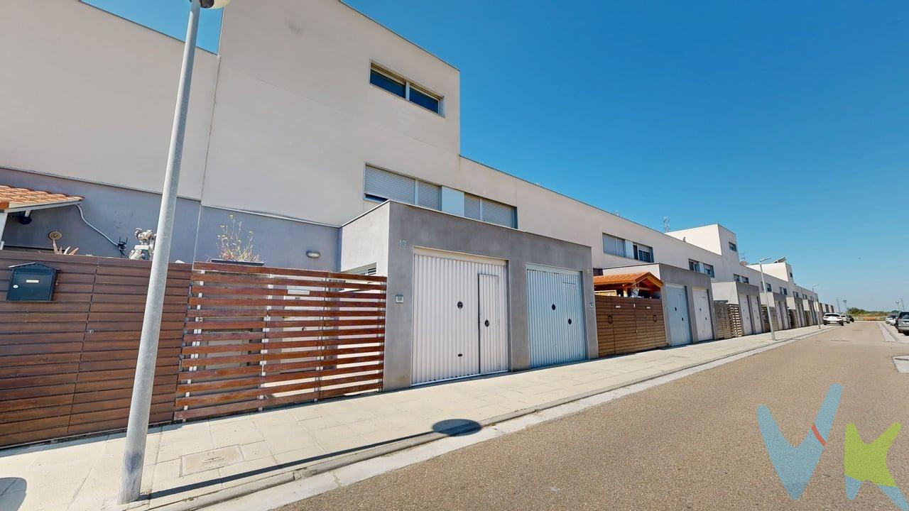 ¡Descubre tu nuevo hogar en la  VILLAFRANCA DE EBRO.- Vivienda Unifamiliar adosada en tres plantas. Planta calle, cochera, salón, cocina, aseo y jardín de 25m2. Planta primera, tres dormitorios dobles y dos baños, uno de ellos en el dormitorio principal. Planta segunda, buhardilla diáfana y terraza solarium de 20m2. Calefacción y agua caliente sanitaria a gasoil. Villafranca de Ebro es una localidad, perteneciente a la Comarca Central y a la Mancomunidad Ribera Izquierda del Ebro, situado a 27km de Zaragoza. El término municipal está atravesado por la autopista de peaje AP-2 y por la carretera N-2. Además, la autovía ARA-A1 permite la comunicación con la N-232. Tiene una población de 840 habitantes. No te pierdas la oportunidad de visitarlo virtualmente en 360º y enamorarte de cada detalle. Este unifamiliar es ideal tanto para vivir como para invertir. ¡Ven a verlo y empieza a imaginar tu vida aquí! Recuerda que el precio no incluye impuestos, gastos de notaría, registro ni honorarios de intermediación.