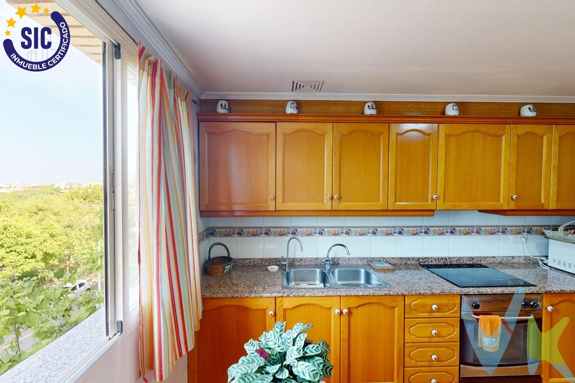 ¿Estás buscando una vivienda amplia y luminosa que incluya plaza de garaje y trastero? Este piso protegido (VPO) es tu oportunidad ideal. Situado junto a la Universitat Jaume I (UJI), esta propiedad destaca por sus generosos espacios: cuenta con 106 m² construidos (93 m² útiles), distribuidos en tres dormitorios —uno tipo suite equipado con vestidor— dos baños completos, un amplio salón comedor y una cocina independiente que incorpora zona de despensa. El inmueble se encuentra perfectamente orientado para maximizar la luz natural durante todo el día. Ubicado en la segunda planta del edificio, al cual accedes fácilmente mediante ascensor; además incluye armarios empotrados para mayor comodidad. Los residentes disfrutarán también de cuidados espacios comunes como pista de pádel o terraza panorámica donde puedes tender ropa mientras contemplas las vistas. La ubicación es estratégica: cerca del transporte público, colegios e instalaciones deportivas rodeadas por áreas verdes ideales para pasear o hacer ejercicio al aire libre. Si cumples los requisitos necesarios para acceder a este tipo de vivienda protegida no dudes más; ¡esta puede ser tu próxima casa! . 📞 ¡Contacta con nosotros y agenda tu visita!. Este inmueble es en exclusiva, con lo que le facilitamos cualquier información sobre la vivienda. Por este motivo, solicitamos no molesten al propietario, ocupantes de la propiedad, vecinos o conserje de la comunidad. . Muchas gracias por su comprensión.