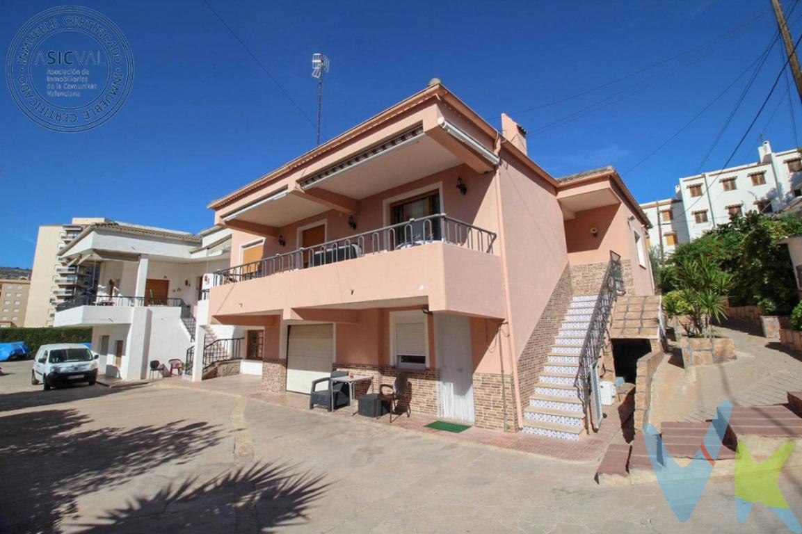 Ref. 1754_Vivienda unifamiliar  pareada en la Montañeta de San José (Oropesa del Mar), a tan sólo 300 metros de la Playa de la Concha y a 1.500 metros del núcleo urbano. Situada en una zona residencial tranquila, ideal para personas que quieren disfrutar de la intimidad y calma de su hogar pero al mismo tiempo estar rodeados de todos los servicios y comercios necesarios. Construida en una parcela de 2.083 m2 que comparte con otra casa, así como, la piscina, de uso y disfrute de ambas viviendas. El inmueble se distribuye interiormente en 2 plantas: ..Planta baja: con acceso propio y actualmente aprovechada como apartamento independiente para invitados. Consta de amplio espacio abierto y combinado entre salón  comedor y cocina con estufa. 2 dormitorios dobles, 1 cuarto de baño completo con ducha y mampara. En la misma planta encontramos también un cuarto destinado al gimnasio, otro a lavandería, trastero y también garaje. ..1ª planta: con acceso tanto desde la planta baja mediante escalera, como por la entrada exterior. Esta planta está distribuida en una espaciosa cocina independiente, con isla y gran superficie de trabajo y almacenamiento, con un diseño moderno donde disfrutar de tus invitados mientras preparas un aperitivo. Salón  comedor, decorado con un gusto exquisito, con chimenea eléctrica y salida directa a la terraza donde poder relajarte. 1 dormitorio doble con vestidor y espacioso cuarto de baño completo  con jacuzzi incorporado. 2 dormitorios simples y otro baño completo con ducha. ..En el exterior,  tendrás a tu disposición amplia zona ajardinada, con plantas y frutales, espacio perfecto para disfrutar de comidas y cenas al aire libre, además de gran piscina comunitaria. ..VIVIENDA CERTIFICADA: LE GARANTIZAMOS LA COMPRA DE SU INMUEBLE CON TODAS LAS GARANTÍAS JURÍDICAS...El precio de venta NO INCLUYE Impuestos (I.V.A. o I.T.P), gastos de Notaría, gastos de Registro de la Propiedad, gastos de tramitación de Escrituras ni gastos de financiación (si se precisa). Consulte Honorarios Profesionales de Agencia Inmobiliaria. .