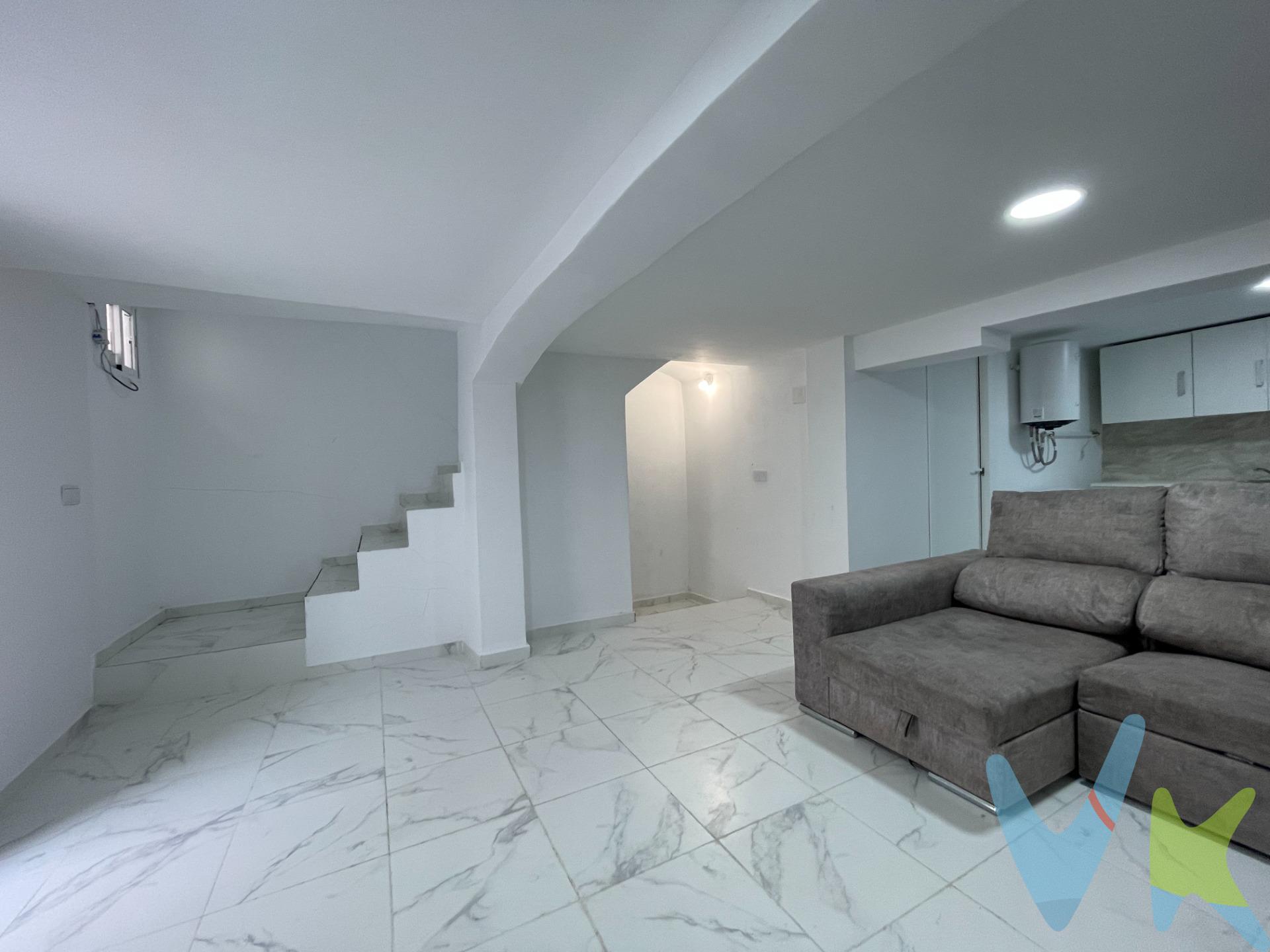 Imagina despertar cada mañana en una calle tranquila, de esas donde el silencio aún se escucha y la vida transcurre sin prisas. Una casa con historia, con paredes gruesas de las de antes, que abrazan el invierno y refrescan el verano. Un hogar donde cada rincón invita a quedarse. Esta vivienda de pueblo, completamente reformada con un estilo moderno y funcional, combina el carácter tradicional con las comodidades actuales. Situada en la calle Escultor García, disfrutarás de la calma de una zona poco transitada y, al mismo tiempo, de la comodidad de tenerlo todo a mano: el centro de Requena, el Teatro Principal, supermercados, tiendas y a tan solo 8 minutos andando. de la estación de tren y autobús. La casa se distribuye en tres plantas pensadas para aprovechar cada espacio. En la primera planta encontramos una práctica zona de recepción y almacén, ideal como área de trabajo, trastero o apoyo para el día a día. Subiendo las escaleras, se abre el corazón del hogar: un amplio y luminoso salón-comedor con cocina abierta, diseñado para compartir momentos, risas y largas sobremesas con familia y amigos. En esta planta también hay un baño completo de estilo moderno con plato de ducha. En la última planta se ubica la zona de descanso: dos habitaciones, una doble exterior a la fachada principal, bañada por luz natural, y otra interior, acogedora y versátil. Entre ambas, un espacio diáfano perfecto para vestidor o zona de estudio, además de un segundo baño completo con ducha. Una casa lista para entrar a vivir, eficiente, acogedora y con el equilibrio perfecto entre tradición y modernidad. No es solo una vivienda. Es el lugar donde empezar tu próxima historia. VENTA:. PVP 110.000€.  Gastos e impuestos no incluidos en el precio. La compra conlleva impuestos y gastos de formalización para el comprador. A título orientativo se informa que en segundas transmisiones el  ITP  con carácter general en  Valencia  es del  10%, pudiendo existir otros tipos impositivos atendiendo a  las circunstancias  personales del comprador u otras circunstancias previstas legalmente. Base imponible del impuesto el mayor valor entre el precio de compraventa, la tasación o el valor de referencia catastral. En cuanto a los gastos de  notaría y registro, en su caso,  suelen oscilar aprox; entre 1,5% y 2,5% (aranceles variables según precio, n.º de copias y complejidad). El comprador elige notario. Si el comprador precisase de  hipoteca: tasación, condiciones y costes bancarios serán según entidad elegida por el comprador, así como los gastos de gestoría, y cualesquiera otros gastos inherentes a la formalización de la compraventa que legalmente correspondan a la parte compradora, salvo pacto expreso en contrario con el vendedor. El consumidor tiene,  conforme a la normativa vigente, a su disposición información y documentación adicional relativa al inmueble y condiciones de la compraventa, que podrá ser consultada en C/Joaquín Costa 4, bajo 46005 Valencia o urbe2@remax.es. Honorarios de mediación inmobiliaria a cargo del  COMPRADOR: (3% del precio final de venta más IVA (21%), salvo otro pacto.); y  de VENDEDOR (según acuerdo con el mismo). . Se informa al consumidor que la agencia actúa como intermediaria inmobiliaria en la operación, estando cualquier eventual compraventa y sus condiciones sujeta a la aceptación expresa del propietario-vendedor y a la posterior formalización del correspondiente contrato.