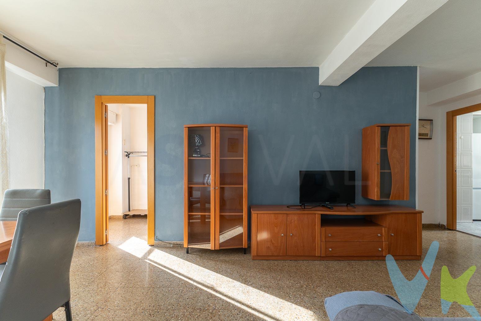 Vivienda luminosa con balcón, excelente distribución y muy buena ubicación en Aldaia. 3ERA ALTURA SIN ASCENSOR. Te presentamos esta agradable vivienda situada en una zona consolidada de Aldaia, rodeada de todos los servicios necesarios para el día a día: comercios, transporte público, centros educativos, zonas verdes y todo tipo de equipamientos.La vivienda destaca por su gran salón-comedor con abundante luz natural, un espacio amplio y cómodo con acceso directo a un balcón exterior, ideal para disfrutar del aire libre y de la buena orientación de la vivienda.Cuenta con una distribución muy funcional.La vivienda dispone de tres dormitorios, uno de ellos principal de buen tamaño, todos con ventilación natural, lo que permite adaptarlos perfectamente como dormitorios, despacho o habitación juvenil.La cocina independiente, equipada y con ventana al exterior, ofrece buena capacidad de almacenamiento y un espacio cómodo para el día a día.El baño completo, con plato de ducha, resulta práctico y funcional.En general, se trata de una vivienda muy luminosa, bien distribuida y con múltiples posibilidades, ideal tanto para vivienda habitual como para inversión.Además, su ubicación en Aldaia permite disfrutar de una excelente conexión con Valencia, acceso rápido a servicios, supermercados, colegios y transporte.Una oportunidad interesante para quienes buscan una vivienda cómoda, con buena distribución y en una zona con vida y servicios. Características principalesFINCA SIN ASCENSOR. 3ERA ALTURA- Vivienda luminosa- 3 dormitorios- Salón-comedor amplio- Balcón exterior- Cocina independiente equipada- 1 baño completo con ducha- Buena distribución- Ubicación con todos los servicios cercanos- Superficie construida aproximada: 71 m² (datos extraídos de catastro) Condiciones económicas y legalesPVP: 146.000 EURGastos e impuestos no incluidos en el precio. La compra conlleva impuestos y gastos de formalización para el comprador.En las segundas o posteriores transmisiones, el Impuesto de Transmisiones Patrimoniales (ITP) se liquidará conforme a la normativa vigente de la Comunitat Valenciana. Con carácter general, el tipo aplicable es del 10%, sin perjuicio de la aplicación de tipos reducidos del 8%, 6% o 3%/4% cuando concurran los requisitos legalmente establecidos para ello.La compraventa se realizará con gastos según ley, por lo que los gastos de notaría y registro de la propiedad serán asumidos conforme a lo dispuesto en la normativa aplicable. A título orientativo, dichos gastos, según aranceles oficiales, pueden situarse aproximadamente entre 400 EUR y 800 EUR, dependiendo del precio final y de las circunstancias de la operación.Honorarios de intermediación inmobiliaria no incluidos en el precio: 4 % más IVA sobre el precio final de venta.Se informa al consumidor que la agencia actúa como intermediaria inmobiliaria en la operación, estando cualquier eventual compraventa y sus condiciones sujeta a la aceptación expresa del propietario o vendedor y a la posterior formalización del correspondiente contrato de arras.El consumidor tiene, conforme a la normativa vigente, a su disposición información y documentación adicional relativa al inmueble, pudiendo consultarla en la agencia inmobiliaria.La información contenida en este anuncio tiene carácter meramente informativo y no contractual, pudiendo estar sujeta a errores u omisiones involuntarias.