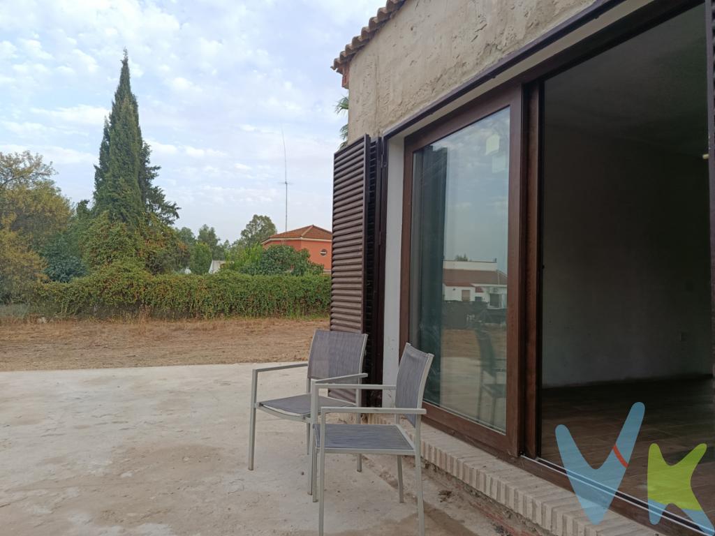 Casa de campo por terminar a tu gusto con todas las posibilidades de autosostenibilidad. En Entrepinos, la urbanización rústica más valorada de Hinojos (Huelva), te espera una propiedad con todo el potencial para crear el hogar que siempre soñaste. Tienes los cimientos, reconocidos en escrituras, te toca crearla por dentro y convertirla en tu obra maestra. Esta propiedad puede ser justo lo que buscas. 92 m² construidos, listos para personalizar los acabados estéticos a tu gusto. La distribución ya está diseñada para mayor comodidad con 3 habitaciones, 2 baños, Salón-comedor, Cocina con barra americana y Zona de lavandería, en una parcela de 2.849 m², rodeada de tranquilidad. Un diseño con aire rústico contemporáneo y un toque minimalista que hará de esta casa un lugar único y acogedor. Lo que hace especial esta finca:. •	Vida autosostenible: posibilidad de conectar placas solares. •	Depósito de agua de 12.000 litros que se recarga con el agua de lluvia. •	Pozo propio listo para su puesta en funcionamiento. •	Espacio, silencio y privacidad: en Entrepinos cada vecino respeta su entorno, porque aquí se busca la verdadera vida de campo. La ubicación perfecta:. •	En pleno pre-coto del Parque Natural de Doñana, rodeado de pinar y aire puro. •	A solo 35 min de Sevilla, 40 min de Huelva y 30 min de la playa. •	Un enclave único que combina naturaleza, buena comunicación y calidad de vida. Si buscas un lugar para vivir tranquilo, con la libertad de diseñar tu casa y un entorno natural que invita a respirar, desconectar y disfrutar, esta es tu oportunidad. ¿Es español o extranjero y necesita financiación para poder comprarla? Le ayudamos a conseguirla con las mejores condiciones del mercado. . ¿Busca una casa de campo pero su estilo es otro. Contacte con nosotros, seguro que tenemos la casa de tus sueños en Huelva, Sevilla, Cádiz y el resto de Andalucía. . Tenemos más de 20 años ayudando a personas a comprar o vender sus propiedades. . Informamos a nuestros clientes que el precio de venta no incluye lo siguiente: Honorarios de la agencia inmobiliaria, impuestos (el Impuesto de Transmisiones Patrimoniales, IVA o AJD, en su caso), otros gastos de la compraventa (gastos de registro de la Propiedad, Notaría, gestión ni de posible financiación). Documento DIA a disposición del consumidor según Decreto 218/2005 Junta de Andalucía. IMG. 