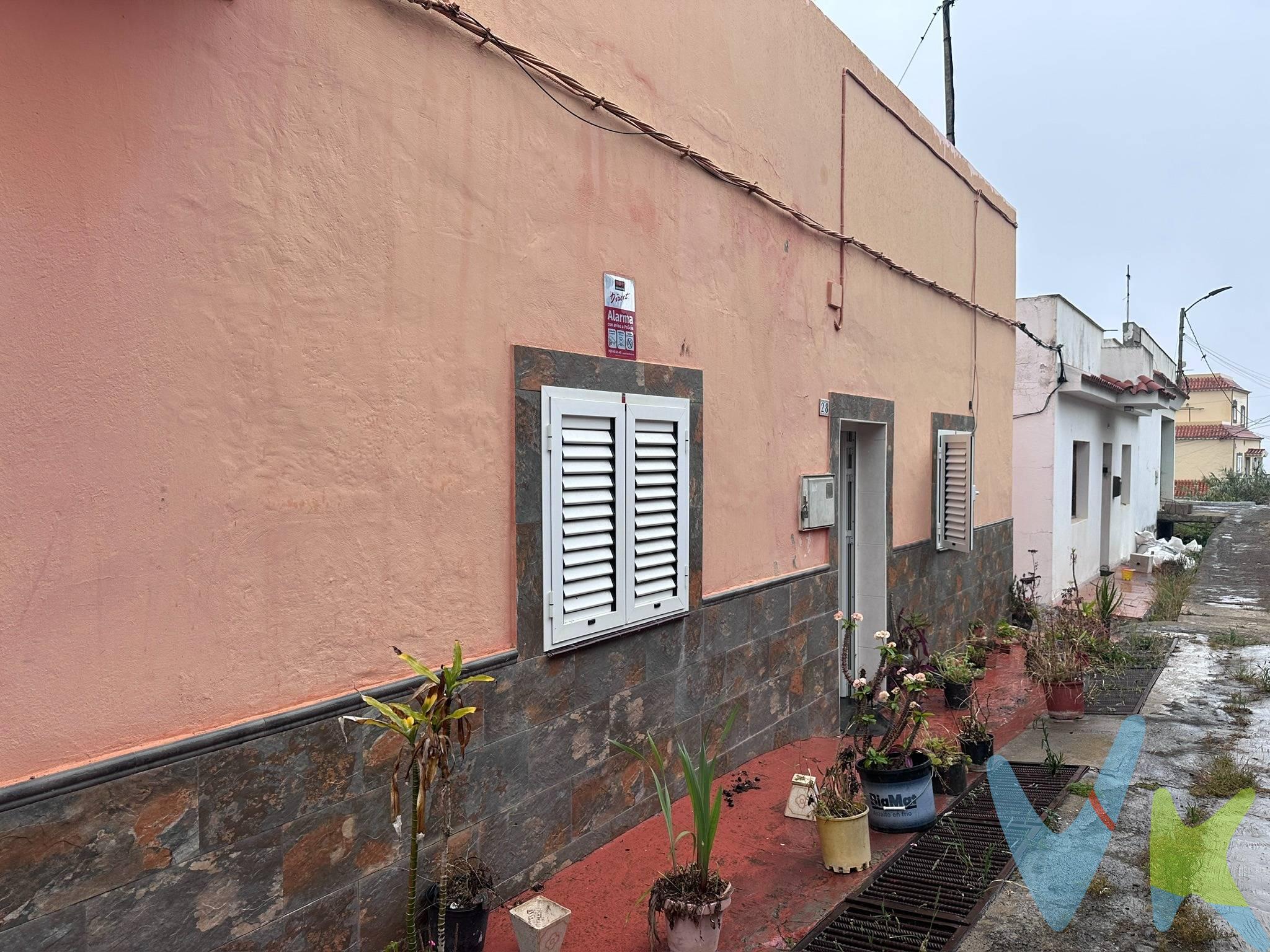 Hay casas que simplemente se visitan… y otras que se sienten como hogar desde el primer instante. Esta maravillosa casa terrera en Santa María de Guía es una de ellas. Ubicada en un entorno tranquilo y privilegiado, esta propiedad destaca por su extraordinaria luminosidad, sus amplios espacios y unas vistas abiertas que invitan a desconectar y disfrutar del entorno cada día. La vivienda ofrece múltiples posibilidades gracias a su excelente distribución y a sus generosas dimensiones, convirtiéndose en una oportunidad ideal tanto para quienes buscan un hogar con encanto como para quienes desean realizar una inversión con gran proyección. Uno de sus grandes atractivos es su huerto privado, un espacio único donde conectar con la naturaleza, cultivar tus propios alimentos o simplemente disfrutar de momentos de calma al aire libre. Un auténtico lujo cada vez más difícil de encontrar. Sus estancias amplias y llenas de luz natural crean una atmósfera cálida y acogedora, con ese carácter especial que solo las casas terreras auténticas saben transmitir. Además, su enorme potencial abre la puerta a diferentes opciones: convertirla en la vivienda familiar soñada, reformarla para potenciar aún más su valor o desarrollar un proyecto de inversión con gran recorrido. Si buscas una propiedad con alma, amplitud, luz y posibilidades reales, esta casa en Guía puede ser justo lo que estabas esperando. No dejes pasar la oportunidad de descubrir todo lo que puede ofrecerte. ¡CONTACTA YA Y RESERVA TU VISITA!
