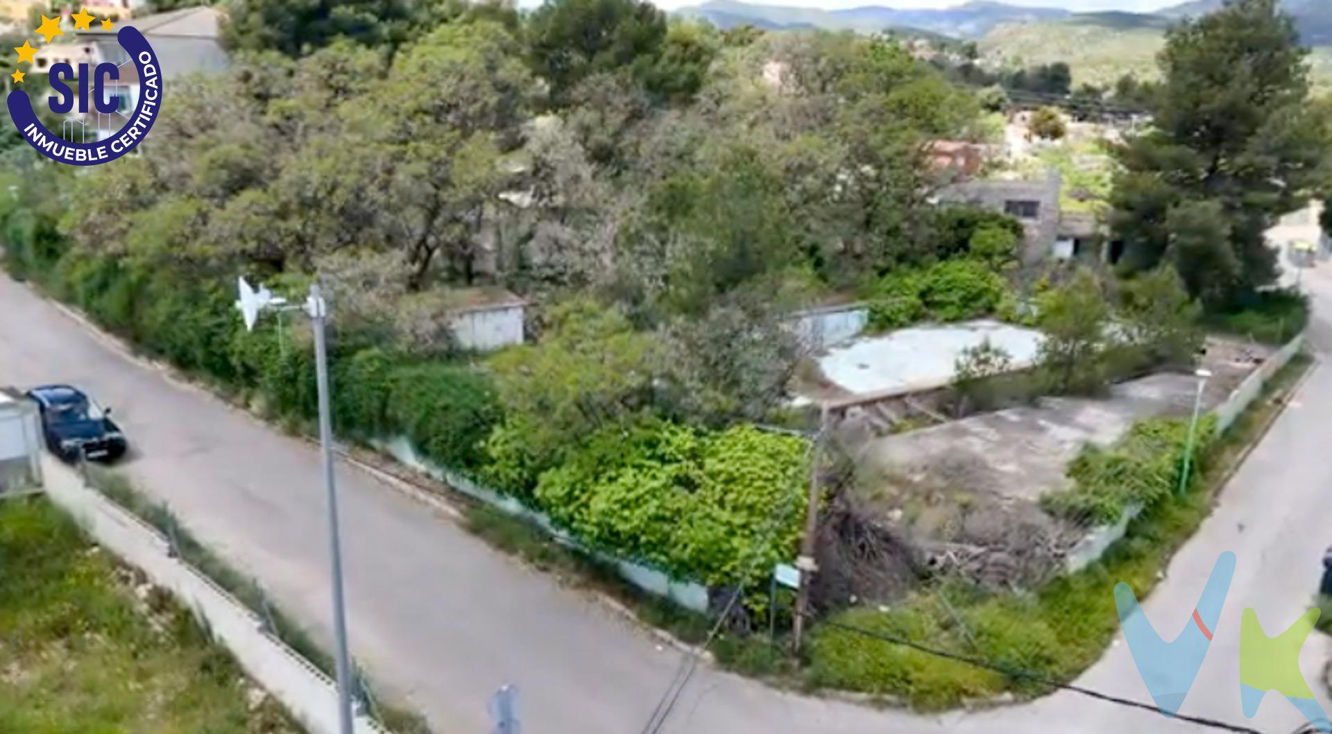 Le presento una oportunidad de inversión excepcional. Se vende un solar urbano de 6.788 m2 ubicado estratégicamente en la urbanización Las Pedrizas, concretamente en CL Diamante 25, en el término municipal de Chiva. Su proximidad a tan solo 35 minutos de Valencia capital lo convierte en un enclave muy atractivo. Este terreno resulta ideal para la construcción de adosados. Además, ofrece la interesante posibilidad de reparcelar y obtener aproximadamente 10 parcelas de 300 mª cada una, lo que amplía aún más su potencial de rentabilidad. Chiva es un municipio consolidado de la Comunidad Valenciana, perteneciente a la provincia de Valencia, con una población de 17.245 habitantes. Goza de una ubicación privilegiada, a tan solo 3,5 km al sureste de la urbanización Las Pedrizas. Si desea obtener información más detallada sobre esta inmejorable oportunidad, no dude en ponerse en contacto conmigo para resolver cualquier consulta. La descripción del presente inmueble e imágenes tienen mero carácter informativo y en ningún caso carácter contractual, pudiendo ser modificados por la inmobiliaria comercializadora sin que ello implique responsabilidad alguna frente a terceros. En el precio de venta a público, esta propiedad NO incluye los gastos de adquisición (Notario, registro, gestión, honorarios, etc…). 