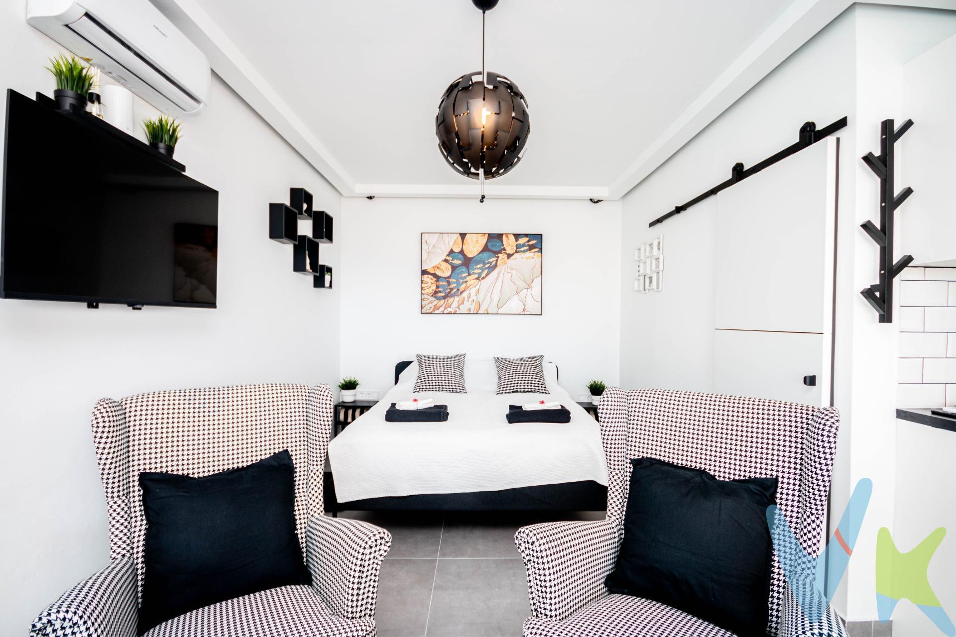 Presentamos este moderno estudio recientemente renovado, situado en una de las zonas más solicitadas de Puerto Rico, Gran Canaria. Con impresionantes vistas al mar desde la terraza, esta propiedad ofrece un estilo de vida moderno y exclusivo, en un entorno tranquilo ideal para quienes buscan confort y calidad de vida. El apartamento está ubicado en un complejo pequeño de 12 viviendas actualmente con licencia para vivienda vacacional (según la regulación actual, no transferible al comprador), representa una excelente oportunidad de inversión como alquiler de temporada o de largo plazo. . Terraza con vistas al mar: Disfrute de vistas panorámicas al océano desde su terraza, equipada con un comedor exterior ideal para cenas al aire libre. Piscina comunitaria: La propiedad cuenta con una piscina comunitaria con hamacas, a solo unos pasos, perfecta para el ocio y la relajación. Ubicación excelente: A tan solo 5 minutos a pie del Centro Comercial Puerto Rico, con tiendas, restaurantes y entretenimiento. La playa está a solo 7 minutos caminando, proporcionando acceso rápido a la costa. Esta equipado y se vende con todas las comodidades, incluye aire acondicionado, Wi-Fi, televisión inteligente, freidora de aire, lavadora, ducha y tumbonas para su confort. Además, hay aparcamiento gratuito en la calle disponible. Este estudio es perfecto tanto para quienes buscan una segunda residencia como para quienes desean una rentable inversión en una de las zonas con mayor demanda. No pierda la oportunidad de adquirir esta propiedad única en Puerto Rico, Gran Canaria. Contáctenos hoy mismo para más información y agendar una visita. 🔑*Visitas a la propiedad*: Todos los interesados en ver la propiedad deberán presentar un documento de identificación válido, como DNI, NIE o pasaporte, antes de la visita. Además, se requerirá que firmen una hoja de visita al ingresar a la propiedad. INFORMACION ADICIONAL:. - El uso de la propiedad estará siempre sujeto a la legislación vigente. - El precio de venta no incluye impuestos ni gastos de compraventa, como el Impuesto de Transmisiones Patrimoniales (6.5% o 1% en el caso de primera transmisión más IGIC correspondiente en este último caso), honorarios del Registro de la Propiedad, notaría y gestoría. - La información sobre la propiedad está sujeta a posibles errores y cambios involuntarios.