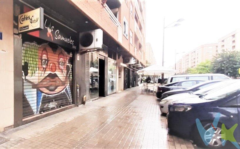 Ponemos a la venta un gran local comercial  con acceso por dos calles para que puedas montar cualquier tipo de negocio. Se encuentra ubicado en  el Hort de Sanabre,  en la Av. Primero de Mayo, la cual está llena de todo tipo de negocios en pleno funcioamient como supermercados, comercios, bancos, etc. y está a pocos metros del Hospital Dr. Peset. Hasta ahora éste local  estaba vinculado a la hostelería. Si te gusta éste tipo de negocio, te diré que éste local dispone de todo lo necesario para seguir su actividad con coccina equipada, local con aire acondionado y con una clientela inmejorable.  . No tardes en llamar y te damos más información..  .  La venta de ésta propiedad se gestiona mediante contrato de EXCLUSIVA COMPARTIDA, donde más de 150 agencias colaboradoras tienen la ventaja de poder ofrecer a sus potenciales compradores este inmueble, lo que le garantiza un servicio de calidad, un trato fácil, sencillo y sin interferencias de terceros. Por este motivo, se ruega no molestar al propietario, a los ocupantes de la propiedad, a los vecinos o conserjes del edificio o urbanización si los hubiera. Si Usted es agencia inmobiliaria y tiene un cliente para éste inmueble, llámenos, estaremos encantados de colaborar en ésta y otras operaciones.  .  No están incluidos los gastos de compra, honorarios de agencia e impuestos. 