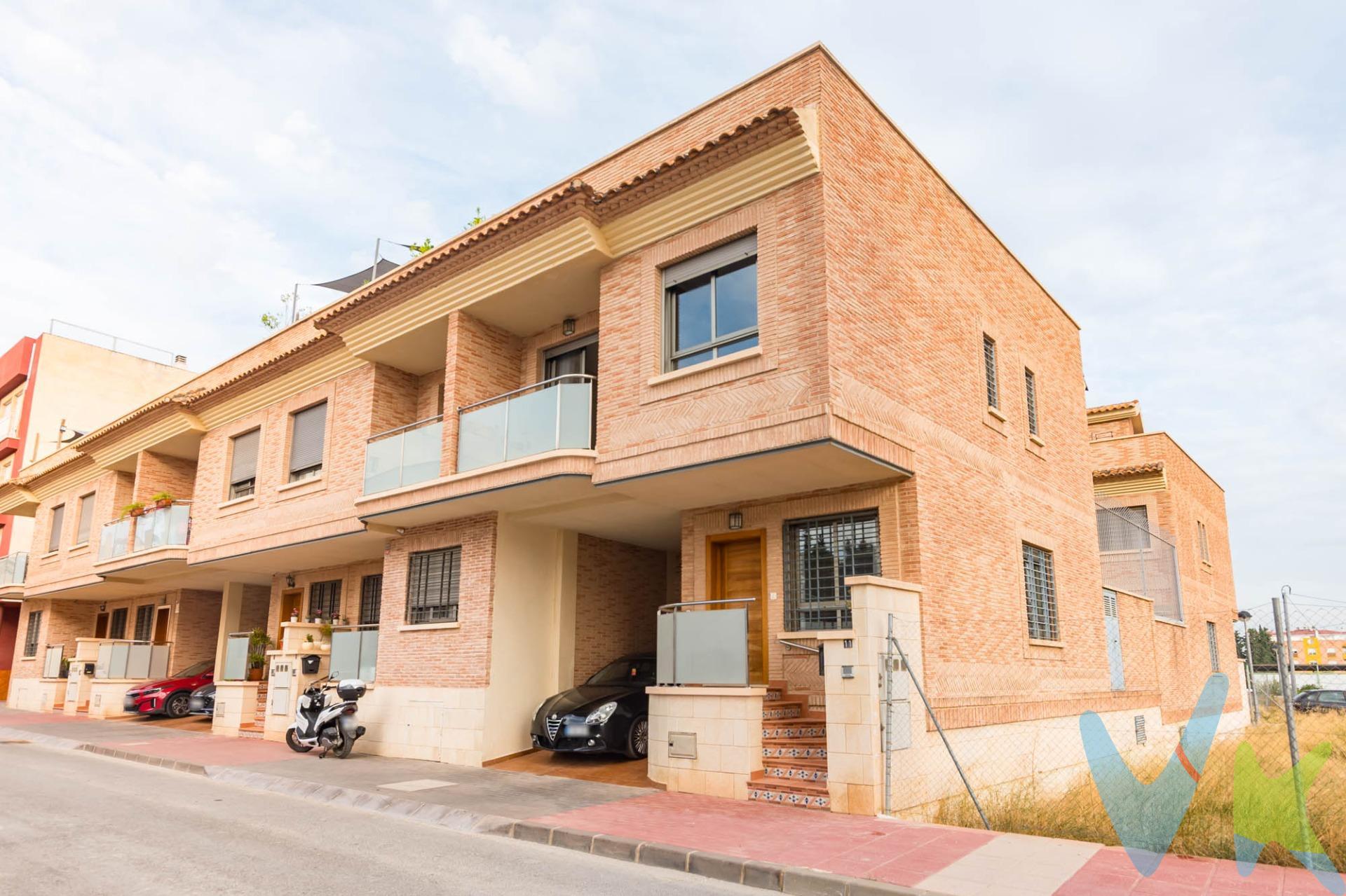 Crea el hogar que siempre has soñado...en este estupendo dúplex esquinero, una vivienda amplia y luminosa que destaca especialmente por sus placas solares, aportando una mayor eficiencia y ahorro energético en el día a día. La vivienda se distribuye en dos plantas y cuenta con cuatro dormitorios, dos baños y un aseo, ofreciendo un espacio cómodo y funcional para toda la familia. Dispone de aire acondicionado por conductos en ambas plantas, con una máquina independiente en cada una de ellas, garantizando una climatización cómoda y uniforme. La cocina se entrega totalmente amueblada y equipada, lista para su uso, y la vivienda cuenta además con dos armarios empotrados. Al ser una vivienda esquinera, disfruta de mayor luminosidad y de vistas despejadas a la montaña, aportando una agradable sensación de amplitud y privacidad. Una propiedad que combina espacio, comodidad, buenas vistas y, especialmente, la ventaja de disponer de instalación de placas solares. Una excelente oportunidad para quienes buscan un dúplex completo, luminoso y con unas prestaciones pensadas para disfrutar de una vivienda cómoda y eficiente. 🔑 Comercialización en multiexclusiva. Por mandato expreso del propietario, este inmueble se comercializa en multiexclusiva, lo que garantiza un acceso completo a la información, un servicio profesional y una gestión ordenada, sin interferencias de terceros. 🤝 Una compra tranquila y bien acompañada. Al contactar directamente con nosotros, evitarás molestias innecesarias a la propiedad. Nos encargamos de toda la intermediación, facilitándote la documentación, la información necesaria y un trato cercano, claro y sin complicaciones. Te informaremos con total transparencia de todos los aspectos de la compra, incluidos gastos y honorarios de agencia para que tomes decisiones con calma y seguridad. Calma → la tranquilidad de comprar tu vivienda con acompañamiento profesional en todo el proceso con nosotros. ℹ️ Información legal. La descripción del inmueble y las imágenes publicadas tienen carácter meramente informativo y no contractual. El precio ha sido fijado por la propiedad y podría sufrir variaciones hasta su formalización en contrato de compraventa. Te informamos de los gastos de compra no incluidos en el precio, para garantizar un proceso claro y tranquilo:. PVP:186.000€. No incluye gastos, impuestos y demás gastos legalmente correspondan al comprador: ITP del 7,75% con carácter general; existen excepciones según normativa aplicable (1). Base imponible el mayor valor entre el precio de venta o el valor referencia catastral. Gastos Notaría y Registro: 1.900€ aprox. según complejidad y aranceles vigentes (2). Financiación: gastos de hipoteca, tasación y gatos bancarios a cargo del comprador, según su necesidad y elección. Servicio doble de intermediación: Honorarios inmobiliaria a cargo del comprador: 3% precio final, más IVA (21%), salvo acuerdo contrario tras negociación, no incluidos en PVP. Operación y condiciones de compraventa sujeta a aceptación expresa del vendedor. Para acceder a información y documentación legalmente exigible por el consumidor: https://www.inmotasa.es/consumidor/. (1) Para una información exhaustiva sobre el funcionamiento, tipos impositivos y bonificaciones del ITP en la Región de Murcia, puedes consultar el portal oficial de la Agencia Tributaria Autonómica en el siguiente enlace: agenciatributaria.carm.es/ITPAJD. (2) Tarifas notariales y registrales reguladas en Anexo I Del Real Decreto 1426/1989 y, Anexo I Del Real Decreto 1427/1989, respectivamente.