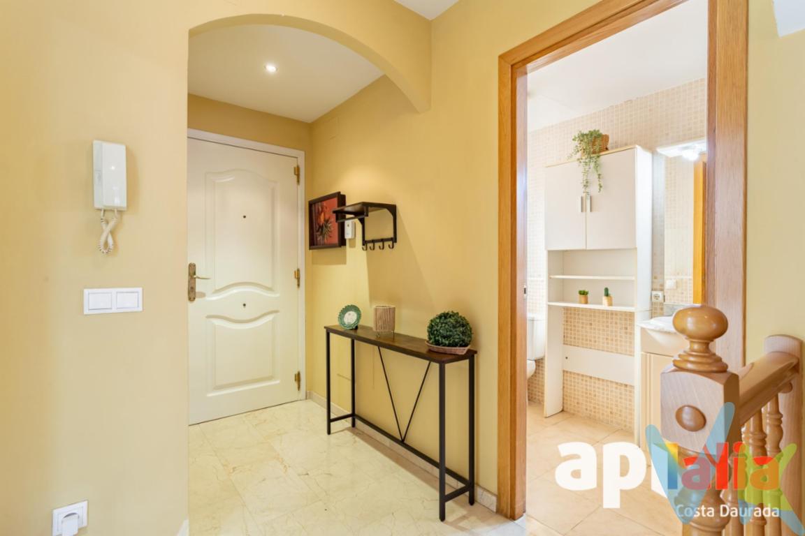  EXCLUSIVA APIALIA COSTA DAURADA | CASA ADOSADA CON JARDÍN Y GARAJE EN VILAFORTUNYSi buscas una vivienda amplia, con espacios exteriores y diferentes ambientes para disfrutar en familia, esta casa adosada situada en Jardins de Vilafortuny, Cambrils, es una opción que merece la pena descubrir.Distribuida en cuatro plantas, la propiedad ofrece una organización funcional que permite separar las zonas de día, descanso y ocio, adaptándose a las necesidades de cada etapa familiar.La vivienda dispone de cuatro dormitorios dobles, una espaciosa cocina tipo office y un salón-comedor con salida al exterior. Sus dimensiones y distribución permiten disfrutar de estancias cómodas y versátiles, con espacio adicional para invitados, despacho o teletrabajo.Uno de sus principales atractivos son sus zonas exteriores. El jardín privado y las distintas terrazas ofrecen varias posibilidades para relajarse, comer al aire libre o compartir momentos con familiares y amigos. En la parte superior, la buhardilla conecta con un solárium de aproximadamente 18 m², un rincón adicional donde disfrutar del sol y de momentos de tranquilidad.La propiedad forma parte de una comunidad con piscina comunitaria, ideal para aprovechar los meses de verano sin asumir el mantenimiento de una piscina particular.En la planta sótano encontramos un amplio garaje privado de aproximadamente 80 m², con capacidad indicada para hasta tres vehículos, puerta automática y espacio adicional para almacenamiento.En cuanto al equipamiento, la vivienda cuenta con calefacción individual de gas natural, armarios empotrados, mosquiteras y toldos. Se encuentra en buen estado de conservación, de origen, y se vende sin muebles, lo que permite plantear posibles mejoras y personalizarla al gusto de sus nuevos propietarios.Su ubicación en Vilafortuny permite disfrutar de un entorno residencial consolidado, con comercios y servicios en las proximidades, además de las ventajas de vivir en Cambrils y en plena Costa Dorada.Una casa con amplitud, jardín, terrazas, solárium y un gran garaje, ideal para quienes buscan una vivienda habitual espaciosa o una segunda residencia donde disfrutar del estilo de vida mediterráneo.154,34 m² útiles interiores · 4 dormitorios dobles · Cocina office · Salón-comedor con salida al exterior · Jardín privado · Terrazas · Solárium de 18 m² · Garaje de aproximadamente 80 m² · Piscina comunitaria · Calefacción de gas naturalINFORMACIÓN DEL INMUEBLEUbicación: Mas d?EUR?en Bosch, Vilafortuny, Cambrils (Tarragona).Superficie construida: 278 m² según Catastro.Superficie registral: 272,99 m².Superficie útil interior: 154,34 m² según cédula de habitabilidad.Parcela: 265 m².Estado: Buen estado de conservación, de origen.Certificado energético: Consumo G y emisiones G. Registro de la etiqueta en trámite.Protección oficial: No aplica.Zona de mercado residencial tensionado: Sí.Condición de gran tenedor: La parte vendedora no tiene esta condición.Las superficies indicadas proceden de distintas fuentes y pueden presentar diferencias. Se recomienda comprobarlas mediante la documentación correspondiente. La información se facilita con carácter informativo y puede estar sujeta a errores u omisiones involuntarias.INFORMACIÓN PARA CONSUMIDORESEl precio anunciado corresponde al inmueble y no incluye los impuestos ni los gastos derivados de la compraventa.Los gastos a cargo de la parte compradora pueden incluir, según corresponda, el Impuesto sobre Transmisiones Patrimoniales (ITP), los gastos de notaría y Registro de la Propiedad, gestoría si se contrata y los gastos asociados a la financiación hipotecaria, en su caso. Los impuestos y sus tipos aplicables dependerán de la normativa vigente y de las circunstancias de la operación.El mobiliario, la decoración, las luminarias, los electrodomésticos y demás enseres no están incluidos, salvo confirmación expresa.Los honorarios de intermediación están incluidos en el precio y son exclusivamente a cargo de la parte vendedora. La parte compradora no abonará honorarios de agencia.Las fotografías, vídeos, planos, superficies y demás documentación gráfica tienen carácter orientativo y no contractual.Comercializa FINCAS MARITIM PLAYA · API A10341 · AICAT 5247