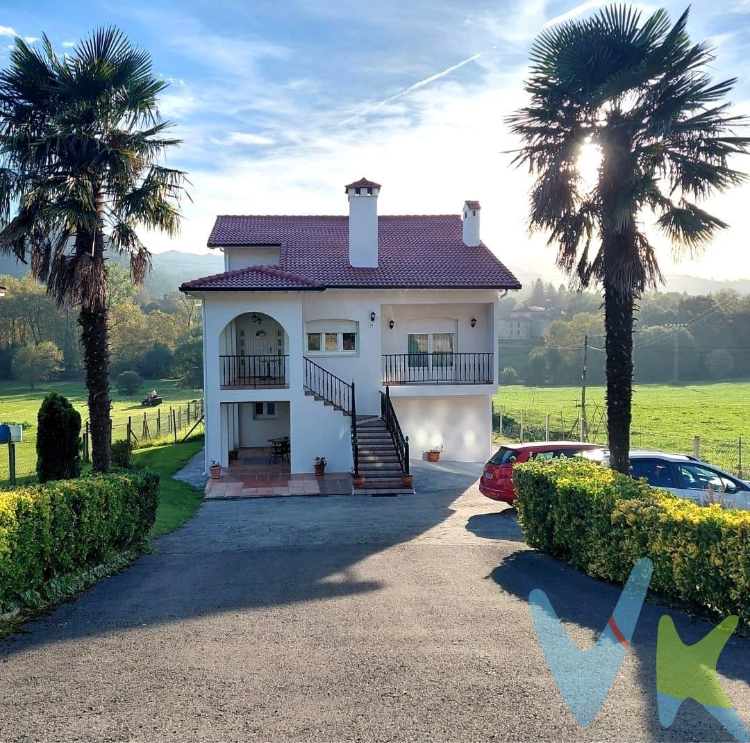 En un lugar de Cantabria cuyo nombre no podrás olvidar ponemos en venta una maravillosa casa independiente con amplio terreno urbano. El nombre de este lugar La Cavada, pueblo perteneciente al municipio de Riotuerto, cercano a otras localidades como Entrambasaguas, Solares, Liérganes,  y  a menos de media hora de Santander. Esta edificación está enclavada en una parcela completamente llana de 1.210 m2, con 261 m2 construidos y que actualmente están repartidos en dos viviendas, una en planta baja sin ningún tipo de barrera arquitectónica y la otra en planta primera más ático con altura. Las viviendas están comunicadas mediante escaleras interiores y ambas cuentan con su estrada independiente en exterior. La planta baja cuenta con 126,76 m2 distribuidos  en vivienda y garaje. La vivienda reformada recientemente se distribuye en un amplio y acogedor hall de entrada, una cocina funcional y moderna abierta a un salón-comedor. Dos amplias habitaciones y un baño completo con plato de ducha, todo exterior. También cuenta con acceso directo a un garaje con espacio suficiente para dos vehículos, y lugar donde se encuentra la caldera y su depósito, además existe un detalle muy práctico como es un aseo. Subiendo por la escalinata exterior de está bonita casa llegamos al porche de la vivienda en plata alta con 134 m2 construidos, una vez dentro nos acoge un recibidor que a su vez distribuye el resto de las estancias. Por un lado una amplia cocina con salida al exterior y que comunica con un precioso salón muy luminoso que gracias a su amplitud nos permite poder diferenciar dos ambientes dentro de un mismo espacio, además de una salida a un bonito balcón que da a la entrada principal de la finca y desde el cual se vislumbra un maravilloso paisaje. Saliendo del salón llegamos al pasillo distribuidor que nos deriva al resto de las dependencias que conforman esta vivienda: un baño completo para uso común, y tres habitaciones, la principal con baño en suite, todo exterior. A parte de todas las posibilidades que ofrece esta propiedad, de sus calidades y de la armonía que transmite por su construcción y por su entorno idílico donde ese encuentra ubicada, tenemos que hacer especial mención a la posibilidad de ampliar vivienda ya que existe un ático con altura. Desde Inmobiliaria Cobo Mantecón te invitamos a que conozcas esta propiedad tan especial. Impuestos, gastos de Notaría y Registro no están incluidos en el precio.