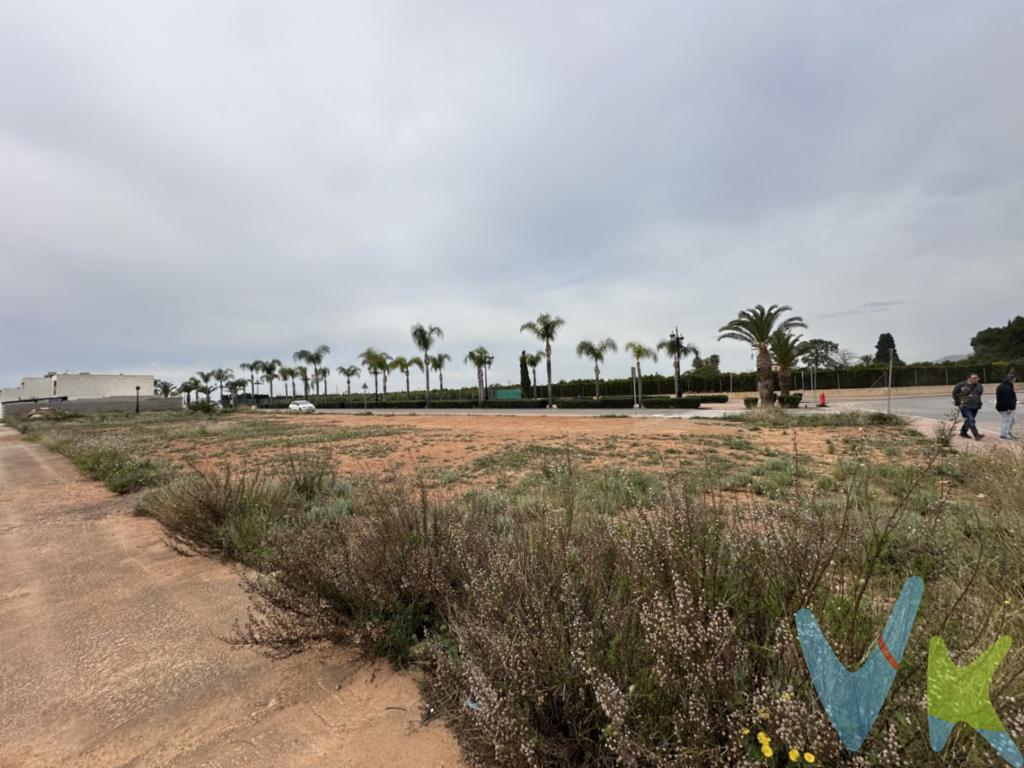Solar esquinero urbano en venta en el Sector IV de Rafelbunyol. Situado en la zona residencial, al lado del parque de la Senyera. Cuenta con las 3 orientaciones: este, oeste y norte. Con posibilidad de construir sótano, planta baja, primera planta y buhardilla. 