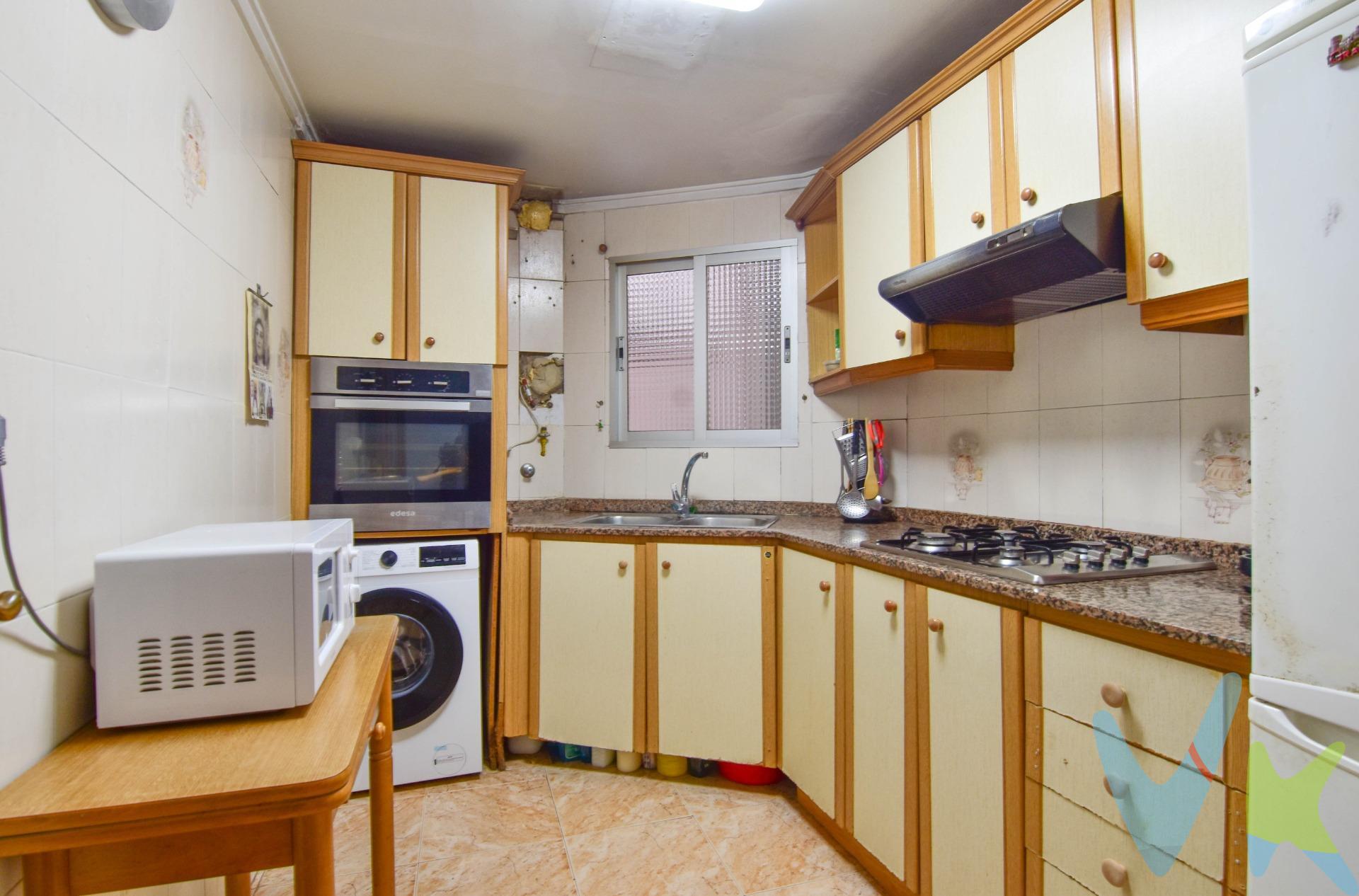 Se vende magnífico piso en una de las zonas con mayor proyección de Valencia, junto al futuro estadio Nuevo Mestalla y con excelente conexión gracias a la parada de Metrovalencia a pocos pasos. La vivienda es un *bajo vivienda* muy luminoso y funcional, ideal tanto para vivir como para invertir. Dispone de:. * ✅ 3 habitaciones amplias. * ✅ 1 baño completo. * ✅ Salón-comedor cómodo y bien distribuido. * ✅ Cocina independiente. * ✅ *Dos terrazas privadas de 6 m² cada una*, perfectas para disfrutar del aire libre, crear una zona chill-out o incluso un pequeño jardín urbano. Ubicada en una zona consolidada y en constante crecimiento, rodeada de todos los servicios: supermercados, colegios, zonas verdes, restaurantes y excelentes accesos al centro de la ciudad y a las principales vías. La proximidad al Nuevo Mestalla convierte esta vivienda en una oportunidad con gran potencial de revalorización, en un entorno moderno y dinámico. Si buscas comodidad, buena ubicación y espacio exterior en la ciudad, esta es tu oportunidad. Nota: Agencia Registrada con el Nº 1395 en el Registro Obligatorio de Agentes Inmobiliarios de la Comunitat Valenciana, consultable en la web de la Generalitat Valenciana. La oferta está sujeta a cambios de precio o retirada del mercado sin previo aviso. La información contenida en el presente anuncio se facilita a título meramente informativo y no contractual, los datos, descripciones, superficies, imágenes y cualquier otro contenido del mismo pueden estar sujetos a errores u omisiones al ser facilitados por terceros. El precio de venta publicado no incluye los honorarios de intermediación inmobiliaria, ni los impuestos legalmente aplicables (IVA o ITP), ni los gastos derivados de la compraventa, tales como notaría, registro y gestoría, ni aquellos derivados de la financiación, en caso de existir. Por mandato expreso del propietario, este inmueble se comercializa en régimen de exclusiva, garantizando al interesado un acceso completo a la información y una gestión profesional, transparente y sin interferencias de terceros. Se ruega no molestar al propietario, a los ocupantes del inmueble ni a los vecinos. Agentes inmobiliarios con cliente interesado pueden contactar con la agencia para colaborar. Nuestro departamento financiero puede conseguir tu financiación. ¡Consúltanos!