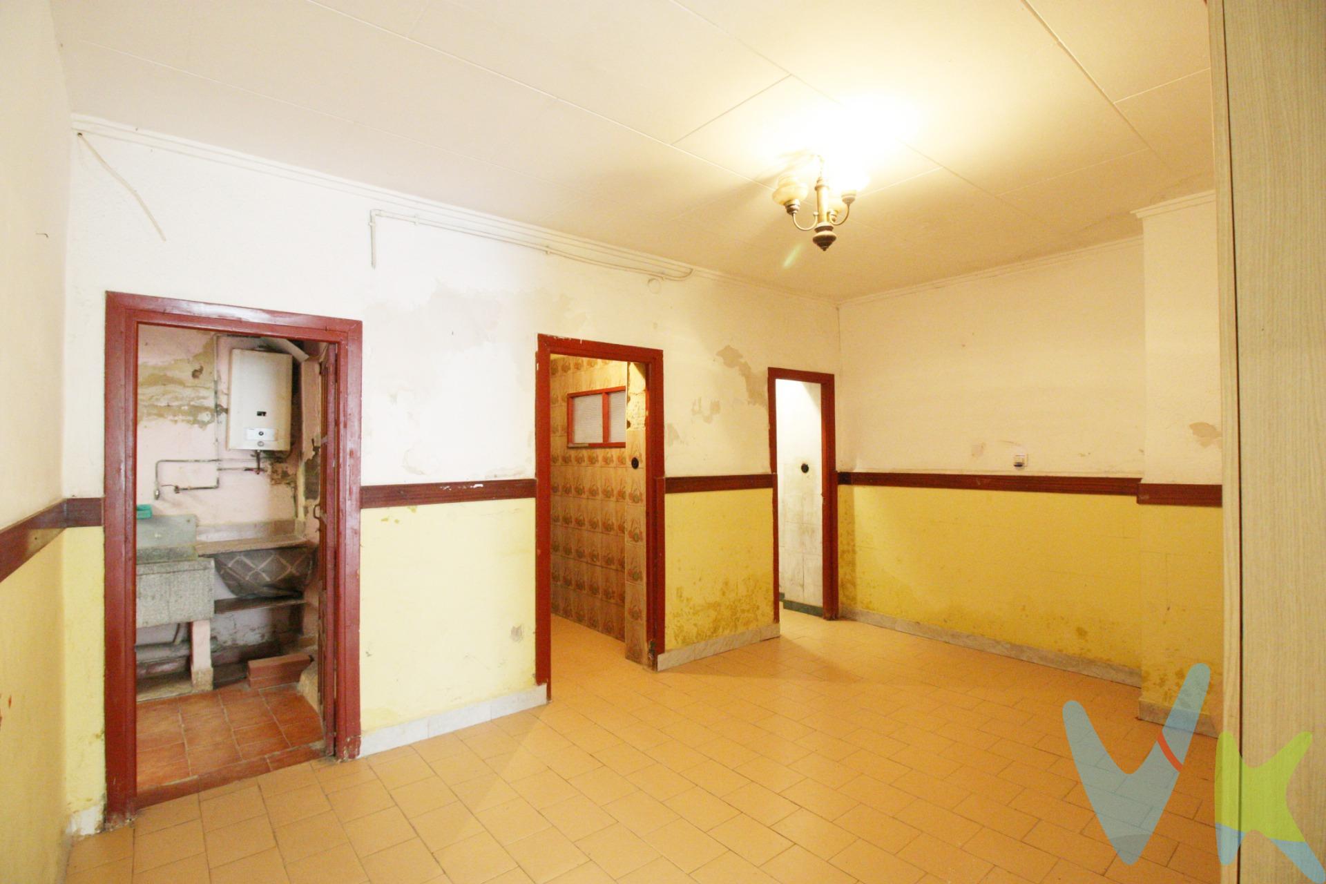 Te presentamos esta vivienda en planta baja situada en Alaquàs, una opción ideal para quienes buscan diseñar su hogar desde cero o para inversores que saben ver el potencial donde otros solo ven una reforma. La vivienda dispone de tres habitaciones, ofreciendo una distribución versátil que permite adaptarla tanto a vivienda habitual como a proyecto de inversión. Cuenta con un baño, cocina independiente y galería, aportando ese espacio extra tan necesario para el día a día. Se trata de una vivienda totalmente para reformar, lo que te brinda la oportunidad de personalizar cada rincón a tu gusto: distribución, materiales, acabados… aquí no hay límites, solo posibilidades. Su ubicación en planta baja la hace especialmente cómoda y accesible, ideal para todo tipo de perfiles, desde familias hasta personas que buscan evitar escaleras. Ubicada en una zona con todos los servicios a tu alcance: comercios, transporte, colegios y todo lo necesario para una vida práctica y cómoda en Alaquàs. Una vivienda con alma, lista para transformarse en un proyecto único. La venta de esta vivienda se gestiona mediante contrato de EXCLUSIVA COMPARTIDA por lo que se trabaja con más de 300 Inmobiliarias. . INFORMACIÓN LEGAL AL CONSUMIDOR:. El precio indicado no incluye impuestos ni gastos derivados de la compraventa. Gastos a cargo del comprador:. • Impuesto de Transmisiones Patrimoniales (ITP): En segundas transmisiones, el tipo general vigente en la Comunitat Valenciana es del 10% sobre la base imponible, que será el mayor valor entre el precio de compraventa, el valor declarado o el valor de referencia catastral, pudiendo aplicarse tipos reducidos según las circunstancias del comprador. • Honorarios de intermediación inmobiliaria: 4% del precio final de venta + IVA (21%), a cargo del comprador. No incluidos en el precio de venta. • Notaría y Registro de la Propiedad: Los aranceles son oficiales y variables en función del precio y características de la operación. A título orientativo, entre 600 € y 1.000 €. Los gastos se distribuirán conforme a la normativa vigente, salvo pacto en contrario. Las condiciones pueden variar en función de las circunstancias personales y del régimen fiscal aplicable. Otros gastos:. • Gastos de financiación: Tasación, comisiones y condiciones bancarias según la entidad elegida por el comprador. • Gestoría: Servicio opcional, con costes variables en función del proveedor. • Podrán existir otros gastos inherentes a la formalización de la compraventa que correspondan al comprador según normativa vigente. El vendedor asumirá los gastos que legalmente le correspondan, salvo pacto en contrario. El inmueble no se encuentra sujeto, a fecha de publicación, a limitaciones de precio derivadas de normativa de zonas de mercado residencial tensionado. Se facilitará al cliente información detallada y personalizada de todos los costes asociados a la operación, así como la documentación relativa al inmueble, disponible en la sede física de la agencia - Av. Blasco Ibáñez 5 Bajo, 46970, Alaquàs (Valencia) y/o en el medio electrónico habilitado – www.inmueblesvalencianos.net. La agencia actúa exclusivamente como intermediaria en la operación. Cualquier compraventa queda sujeta a la aceptación expresa del vendedor y a la formalización del correspondiente contrato. El presente anuncio tiene carácter meramente informativo y no contractual, pudiendo estar sujeto a errores, cambios o actualizaciones.  . . 