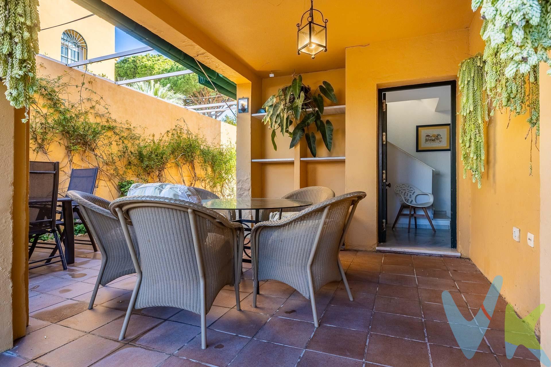 🏡 Un estilo de vida único cerca del mar, en El Puerto de Santa María. Esta vivienda  de 157 metros de superficie construida y 202 metros de parcela, te permite disfrutar de un entorno relajado y fresco.  Ubicada en una urbanización privada, con piscina comunitaria, zonas ajardinadas y a sólo 190 metros de la playa . Su distribución permite que cada estancia pueda aprovecharse al máximo, ofreciendo un equilibrio perfecto entre espacios de convivencia y áreas privadas:. DISTRIBUCIÓN EN PLANTA BAJA:. Salón-comedor con chimenea, un espacio acogedor para disfrutar en familia. Cocina equipada que cuenta con servicio de gas ciudad. Un dormitorio y un baño completo, una gran ventaja para quienes necesitan una habitación en la planta baja, ya sea para invitados, familiares mayores o incluso como despacho. DISTRIBUCIÓN EN LA PRIMERA PLANTA:. Cuatro dormitorios, todos con armarios empotrados. Dormitorio principal con baño en suite. Baño adicional dando servicio al resto de habitaciones. Esta vivienda no sólo tiene una excelente ubicación y distribución, también cuenta con una serie de detalles que aumentan su confort y seguridad, como son:. ✔ Aire acondicionado centralizado en cada planta, garantizando una temperatura agradable en cualquier estación del año. ✔ Suelos de mármol, que aportan elegancia y frescura a los espacios. ✔ Sistema de alarma, para ofrecer tranquilidad y seguridad a toda la familia. ✔ Trastero, ideal para almacenar todo lo necesario sin ocupar espacio en la vivienda. ✔ Dispone de persianas en todos los dormitorios. La vivienda está cerca de supermercados, colegios, centros de salud, farmacias y una variada oferta gastronómica, Además, está a pocos minutos del centro, lo que permite acceder fácilmente a zonas de ocio, comercios y transporte público. . Para más información o concertar una visita, no dude en ponerse en contacto con nosotros. Informamos a nuestros clientes que el precio de venta no incluye lo siguiente: Honorarios de la agencia inmobiliaria, Impuestos (I.T.P., I.V.A. o A.J.D., en su caso) ni otros gastos de la compraventa (gastos de Registro de la Propiedad, Notaría, Gestoría ni de posible Financiación). Documento F.I.S. a disposición del consumidor según Decreto 218/2005 Junta de Andalucía.