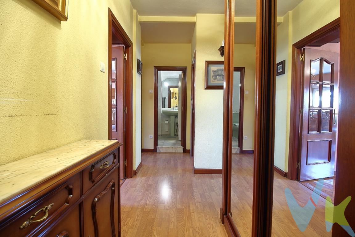 **Oportunidad única en el corazón de Gijón: Piso en Venta en Zona Centro**Presentamos una excepcional oportunidad de adquirir un magnífico piso situado en uno de los barrios más demandados de Gijón. En la vibrante y céntrica zona, este inmueble es perfecto tanto para quienes buscan una residencia propia como para aquellos interesados en una inversión estratégica con gran potencial de revalorización. Situado en la planta octava de un edificio emblemático, construido en el año 1969, este piso combina a la perfección el encanto de la época con las comodidades modernas que se esperan en un hogar actual.Este encantador piso cuenta con una superficie de 81 metros construidos y 66.94 metros útiles, distribuidos de manera eficiente para ofrecer espacios amplios y bien iluminados. La estancia principal incluye tres acogedoras habitaciones, ideales para una familia en crecimiento, parejas que desean un extra de espacio, o para aquellas personas que pueden requerir de habitaciones adicionales como despacho o sala de juegos. Todas las habitaciones están diseñadas para maximizar el confort y el descanso, proporcionando un refugio privado e íntimo en el centro de la ciudad.Además, el piso dispone de un aseo que ha sido meticulosamente mantenido y actualizado para cumplir con los estándares de calidad y confort actuales. Este elemento resulta esencial para mantener la funcionalidad y comodidad del día a día, especialmente en un hogar con varios miembros. La práctica distribución del inmueble asegura que cada espacio fluya de manera natural y eficiente, garantizando que cada rincón pueda ser aprovechado al máximo.Uno de los aspectos que incrementa aún más el atractivo de esta propiedad es el acceso a un ascensor en el edificio, una característica esencial que contribuye a una mayor comodidad y accesibilidad. El ascensor ofrece una solución práctica para el acceso, especialmente importante al tratarse de un edificio de varias plantas, asegurando un desplazamiento sin esfuerzo desde y hacia la vivienda.La ubicación privilegiada en Gijón ofrece a los residentes la posibilidad de disfrutar de una vida urbana enriquecida por una variedad de servicios a escasos pasos de distancia. Desde establecimientos comerciales, restaurantes y cafeterías, hasta centros educativos y parques, todo lo que pueda necesitar está al alcance de la mano. La conexión con el transporte público también es excepcional, facilitando desplazamientos a cualquier punto de la ciudad y alrededores.La cercanía a las playas más emblemáticas de Gijón es otro de los atractivos que convierte a este piso en una verdadera joya. No existen muchas oportunidades como esta que ofrezcan la posibilidad de vivir la experiencia de una vida acogedora en la ciudad, combinando la proximidad al mar y la comodidad de estar en el centro de la escena cultural y social.Visitar este piso le permitirá descubrir todas las ventajas que oculta en su interior. Convénzase de que ha encontrado la opción ideal para su próximo hogar o inversión. Confortable, bien ubicado y lleno de posibilidades, este piso espera ser el lugar donde se inicien sus nuevas memorias y experiencias. No deje pasar esta oportunidad y programe una visita cuanto antes. Este extraordinario inmueble podría ser el lugar donde desea instalarse.Contamos con más de 35 años de experiencia acreditada y nuestro objetivo es garantizarle un servicio de compra humano, ético, de calidad, fácil y seguro. Nuestro equipo lo integran agentes con la titulación AIR (Agente Inmobiliario Registrado), somos CRS (Council of Residential Specialist) y API. (Agente de la Propiedad Inmobiliaria Colegiado nº248). Contamos con un seguro de Caución que nos permite garantizar el depósito de las cantidades entregadas por nuestros clientes.Te ayudamos con la financiación con las mejores condiciones hipotecarias hasta el 100%.Consulte en nuestras reseñas de Google lo que opinan los clientes que ya han trabajado con nosotros.Contacta hoy mismo para concertar una visita. No dejes pasar esta oportunidad de adquirir el hogar de tus sueños en una de las ciudades más atractivas y pujantes del norte de España. Estamos convencidos de que te encantará. ¡Esperamos verte pronto!EL PRECIO NO INCLUYE IMPUESTO DE TRASMISIONES PATRIMONIALES, NOTARIA Y REGISTRO.