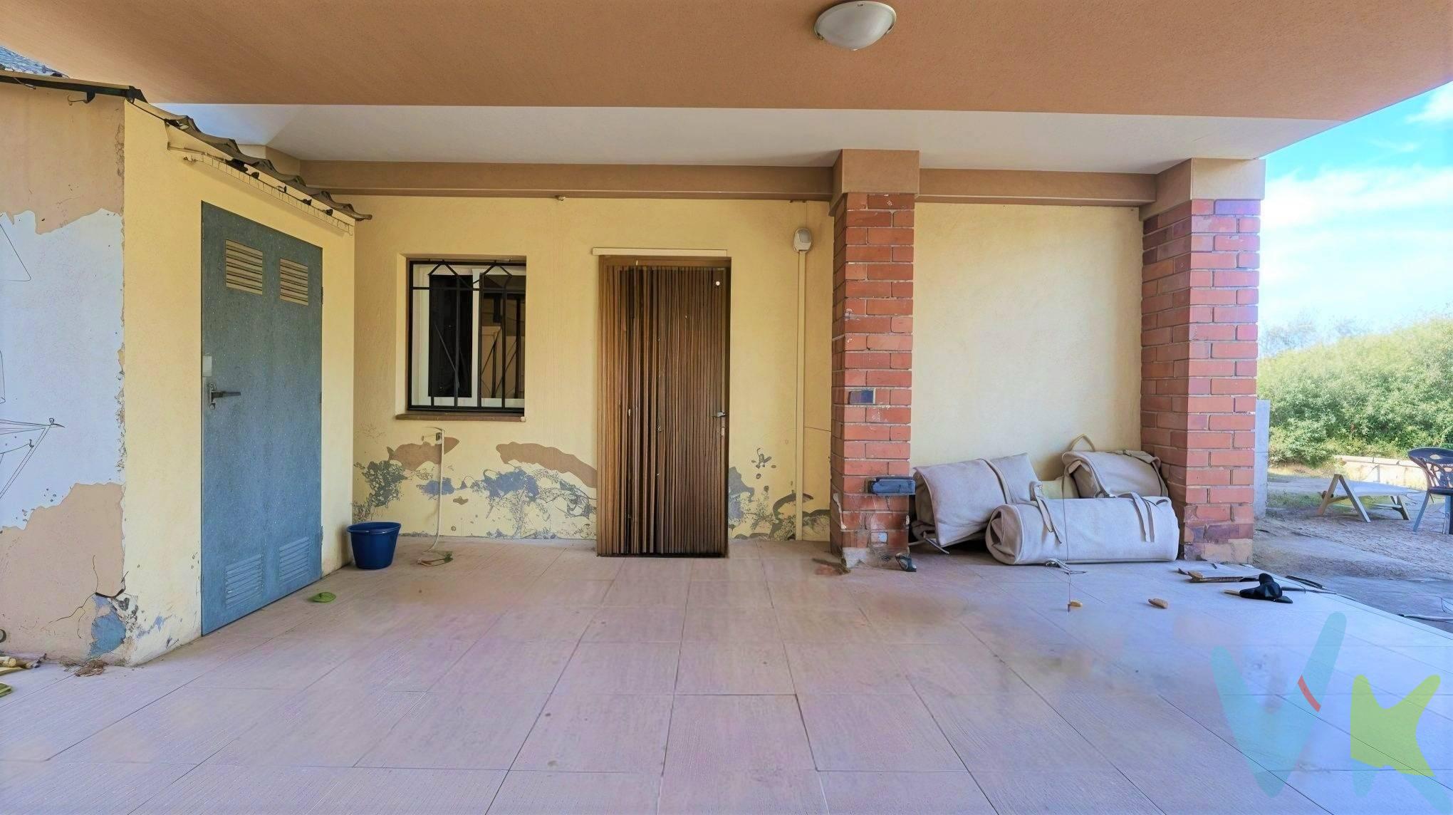 FINCA RÚSTICA CON CASA, LUZ Y AGUA. Les presentamos a continuación, en exclusiva, una finca rústica como las que hay pocas, puesto que dispone de una parcela que consta de dos referencias catastrales: una con vivienda de uso residencial  (no inscrita actualmente en el registro de la propiedad) y otra como uso agrario. Además dispone de  luz eléctrica, agua y se encuentra situada entre las poblaciones de Maspujols y l'Aleixar, a tan sólo 10 minutos de Reus y a 15 minutos de las espléndidas playas de la Costa Dorada (Cambrils, Salou..). La casa de 82 m² construidos y 70 m² útiles, está construida sobre una parcela de 3.602 m², con balsa propia que recibe agua del pantano, además de disponer de un depósito de almacenaje de agua de lluvia. La vivienda necesita reforma/actualización y dispone de muchísimo potencial. Actualmente se encuentra distribuida y equipada tal y como detallamos a continuación:. - Amplio espacio de comedor/cocina. - 2 dormitorios: uno individual y uno doble. - Baño con ducha y ventana para ventilación. - Split de aire acondicionado/calefacción. - Ojos de buey. -  Ventanas de aluminio con rejas de protección. - Amplio porche para comidas y celebraciones . - Compacto trastero para almacenaje. Todo ello en un paraje tranquilo y a escasos minutos de las principales poblaciones del Baix Camp. No pierda esta oportunidad para disponer de un espacio lúdico, en el que pasar unos días de relax o, porque no, instalarse para vivir todo el año. Contáctennos para solicitar una visita y les atenderemos encantados.