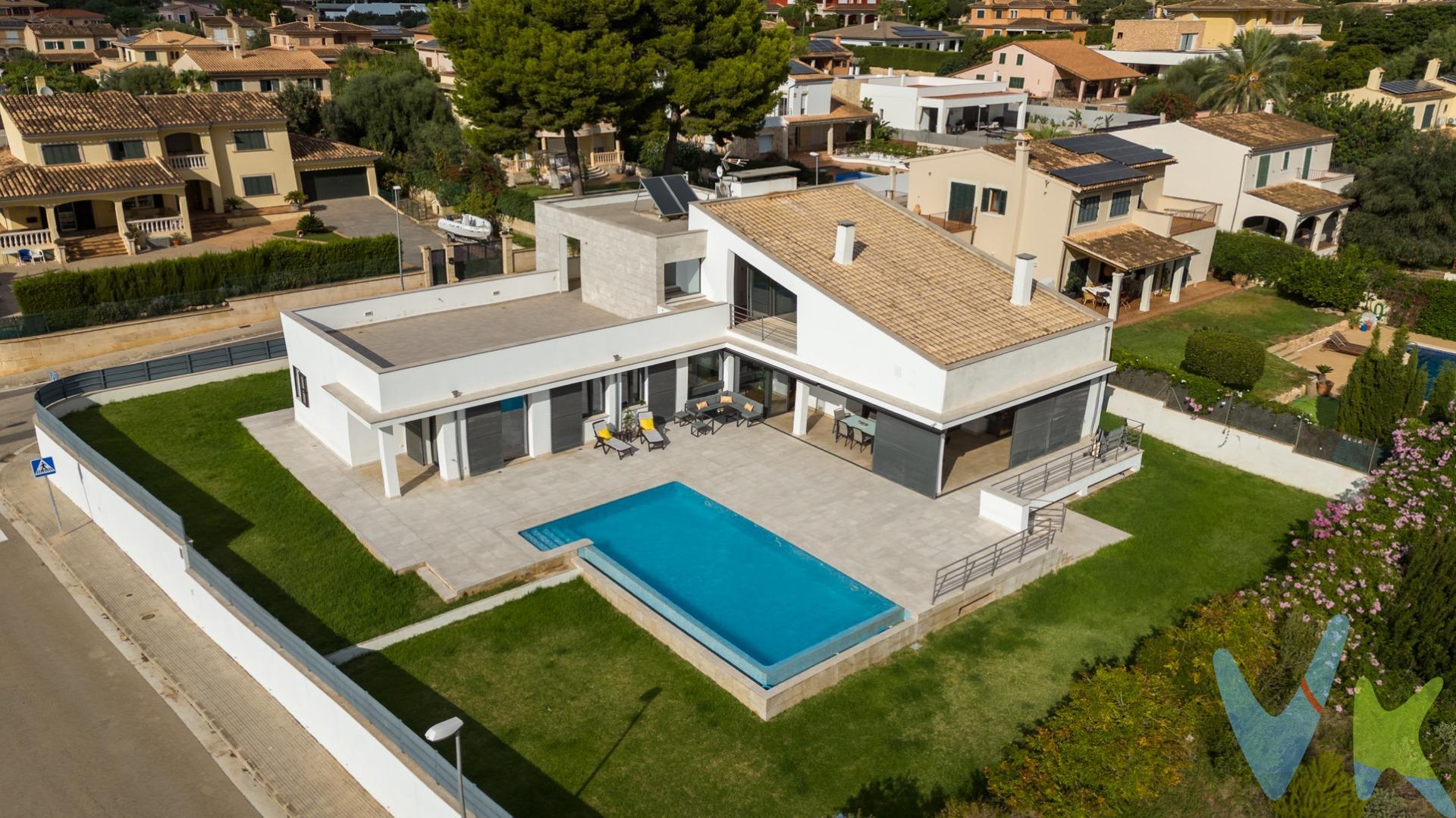 Agencia inscrita en el Registro Oficial de Agentes de la Propiedad Inmobiliaria de las Islas Baleares. Inscripción: GOIBE731396/2024. (ROAIIB). Presentamos este espectacular chalet ubicado en la exclusiva urbanización de Sant Marçal, una de las zonas residenciales más cotizadas de Marratxí, a escasos minutos de Palma. Diseñado y construido meticulosamente para uso propio, donde cada detalle ha sido pensado con una única meta: alcanzar la máxima comodidad, disfrute y funcionalidad total. Esta no es una casa, es el resultado de un proyecto de vida concebido sin reparar en medios, creando un hogar de lujo sereno y práctico. La propiedad se encuentra en una parcela de 1.141,03 m² y dispone de una superficie construida de aproximadamente 490,03m², distribuidos en espacios amplios, funcionales y muy luminosos gracias a su excelente orientación oeste y a los grandes ventanales, que garantiza luz natural durante todo el día. Se distribuye de la siguiente manera: . Planta baja: Cocina de concepto abierto integrada al salón-comedor con chimenea, con acceso directo al porche cubierto, la piscina y el jardín. Dispone de 3 dormitorios dobles uno con baño en suite y vestidor, un baño completo y un aseo de cortesía. Planta superior: Un dormitorio doble, un baño completo y una sala multifuncional (ideal como despacho, sala de juegos o gimnasio) y una amplia terraza solárium con preciosas vistas. Sótano: Garaje con capacidad para 3 vehículos, sala técnica, vestidor y baño completo con acceso directo desde la piscina. Situada en una zona tranquila y bien comunicada, esta vivienda ofrece proximidad a colegios, farmacias, supermercados y todos los servicios necesarios para el día a día. Un entorno ideal para familias que buscan tranquilidad y calidad de vida sin renunciar a la cercanía con Palma. 