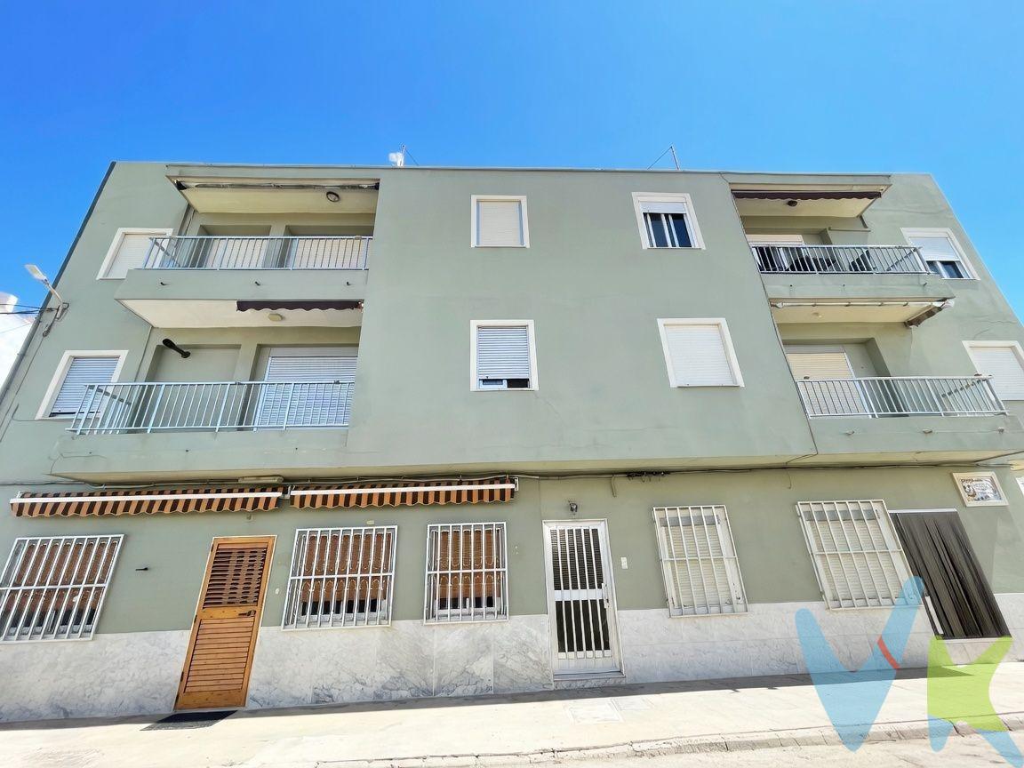 ¿Te imaginas despertar cada mañana y sentir la suave brisa marina desde tu propia casa? Este maravilloso apartamento, a la venta por solo 170.000€, te ofrece exactamente eso. Ubicado a escasos 200 metros de la playa, se encuentra en la codiciada y tranquilísima zona de Les Palmeretes, perteneciente al municipio de Sueca. Es el rincón perfecto para desconectar del estrés. diario y disfrutar de la paz que mereces. Se trata de un segundo piso sin ascensor, pero completamente exterior y muy luminoso. Al abrir la puerta, descubrirás 80 metros cuadrados excelentemente distribuidos y en muy buen estado para entrar a vivir. Te recibirá un amplio comedor bañado por luz natural, favorecido por su excelente doble orientación este-oeste. La vivienda dispone de una buena cocina independiente que conecta con una práctica galería o zona de lavadero que ha sido reformada. La zona de descanso está pensada para la comodidad de toda la familia, contando con tres habitaciones en total: dos amplias habitaciones dobles y una habitación sencilla. Además, dispone de un baño completo equipado con plato de ducha. Para garantizar tu máximo confort durante todo el año, la casa se entrega amueblada y cuenta con modernos detalles como aire acondicionado (bomba de frío y calor), aislamiento de ventanas con cristal tipo Climalit y resistentes suelos de gres. Pero, sin lugar a dudas, la joya de la corona es su espectacular balcón con vistas al mar y a un horizonte despejado. Es el espacio idílico para saborear tu desayuno al amanecer o cenar relajadamente sintiendo la brisa. Por si fuera poco, la propiedad incluye un útil trastero para guardar todos tus enseres de playa. Y si te encanta celebrar la vida rodeado de los tuyos, tendrás a tu disposición una gran terraza comunitaria ideal para organizar inolvidables barbacoas con tus amigos. ¡No dejes escapar esta oportunidad única y ven a enamorarte de la auténtica vida mediterránea!. VENTA:. PVP 170.000€. Gastos e impuestos no incluidos en el precio. La compra conlleva impuestos y gastos de formalización para el comprador. A título orientativo se informa que en segundas transmisiones el ITP con carácter general en Valencia es del 9%, pudiendo existir otros tipos impositivos atendiendo a las circunstancias personales del comprador u otras circunstancias previstas legalmente. Base imponible del impuesto el mayor valor entre el precio de compraventa, la tasación o el valor de referencia catastral. En cuanto a los gastos de notaría y registro, en su caso, suelen oscilar aprox. entre 1,5% y 2,5% (aranceles variables según precio, n.º de copias y complejidad). El comprador elige notario. Si el comprador precisase de hipoteca: tasación, condiciones y costes bancarios serán según entidad elegida por el comprador, así como los gastos de gestoría, y cualesquiera otros gastos inherentes a la formalización de la compraventa que legalmente correspondan a la parte compradora, salvo pacto expreso en contrario con el vendedor. El consumidor tiene, conforme a la normativa vigente, a su disposición información y documentación adicional relativa al inmueble y condiciones de la compraventa, que podrá ser consultada en C/Joaquín Costa 4, bajo 46005 Valencia o urbe2@remax.es. Honorarios de mediación inmobiliaria a cargo del COMPRADOR: (3% del precio final de venta más IVA (21%), salvo otro pacto.); y de VENDEDOR (según acuerdo con el mismo). Se informa al consumidor que la agencia actúa como intermediaria inmobiliaria en la operación, estando cualquier eventual compraventa y sus condiciones sujeta a la aceptación expresa del propietario-vendedor y a la posterior formalización del correspondiente contrato.