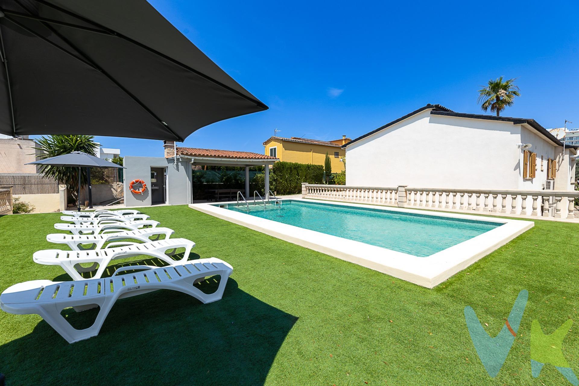 Exclusiva Villa con Licencia Vacacional en la Zona de Arenal. Se presenta una excelente oportunidad para adquirir una villa con licencia vacacional, ubicada en una amplia parcela de 1.400 m² y rodeada de un entorno natural que garantiza tranquilidad y privacidad. La vivienda, de 257 m² construidos, ha sido diseñada para ofrecer el máximo confort y calidad de vida. La propiedad cuenta con tres espaciosas habitaciones, dos baños completos y un aseo adicional en la zona de piscina. Además, está completamente adaptada para personas con movilidad reducida (PMR), cumpliendo con los más altos estándares de accesibilidad. En el exterior, destaca una piscina privada de 50 m², ideal para disfrutar del sol y momentos de relajación, junto a una zona de barbacoa perfectamente equipada para reuniones familiares o sociales. Para los amantes del deporte, la finca incluye también una pista de frontón. Además para mayor comodidad , la vivienda cuenta con garaje privado con capacidad  para 2 vehículos . Y zona exterior para poder estacionar 4-5 vehículos más. La ubicación es inmejorable, a tan solo 250 metros de la playa, lo que convierte esta propiedad en una opción ideal tanto para uso residencial como para inversión turística. *Este inmueble se comercializa mediante el sistema VentaPlus de ABSI (Agrupación Balear de Servicios Inmobiliarios) y Ia agencia comercializadora ha supervisado Ia documentación necesaria para Ia compraventa". 