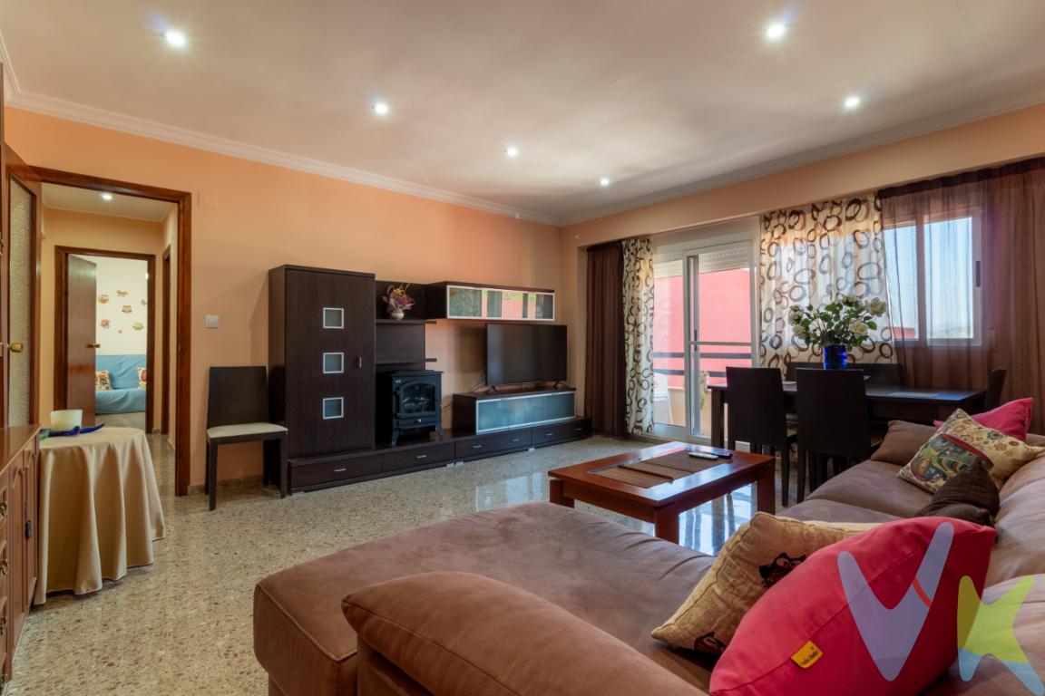 PISO EN GILET: TRANQUILIDAD Y COMODIDAD EN UN SOLO ESPACIOEn el tranquilo municipio de Gilet se encuentra este piso de 100 m², edificio de 1970 \"PLANTA TERCERA QUE NO DISPONE DE ASCENSOR\". Una vivienda amplia y luminosa, ideal para quienes valoran la comodidad y el espacio en un entorno residencial con todos los servicios a mano.Este inmueble cuenta con una distribución funcional y práctica: dispone de un gran salón-comedor con acceso directo a un balcón, perfecto para disfrutar de la luz natural y las vistas al entorno. Cuenta con tres dormitorios espaciosos, con capacidad para adaptarse como habitaciones familiares, despacho o sala de estudio, así como un baño completo. La cocina es independiente, está totalmente equipada y ofrece un amplio espacio para el uso diario.La ubicación es otro de sus puntos fuertes: el piso está en una zona tranquila, pero con proximidad a supermercados, colegios, transporte público y buenas conexiones por carretera con Valencia y otras localidades cercanas. El entorno natural de Gilet, junto a la Sierra Calderona, permite disfrutar de zonas verdes y rutas al aire libre, al mismo tiempo que se mantiene la cercanía a la costa y a la ciudad. Una vivienda lista para entrar a vivir, espaciosa y práctica, bien situada y con una excelente relación entre entorno, servicios y comodidad.¿Quieres conocerla? RK Global Inmobiliaria * En nuestra agencia contamos con el distintivo de Agentes de Intermediación Inmobiliaria de la Comunitat Valenciana (Número de registro RAICV 1394) y cumplimos con todos los requisitos que debe tener un profesional del sector inmobiliario. *Por mandato expreso del propietario, comercializamos este inmueble en exclusiva, lo que le garantiza el acceso a toda la información, a un servicio de calidad, un trato fácil, sencillo y sin interferencias de terceros. Si usted es agente inmobiliario y tiene un cliente para este inmueble, llámenos estaremos encantados de colaborar. *El precio indicado no incluye gastos ni otros conceptos. A tal efecto, se informa que al referido precio habrá que añadirle los gastos propios de la transmisión inmobiliaria, entre los que cabe enumerar los siguientes: honorarios notariales, impuesto al que se encuentre sujeta la transmisión (Impuesto sobre el Valor Añadido o Impuesto sobre Transmisiones Patrimoniales y Actos Jurídicos Documentados, según el caso), gastos de inscripción en el Registro de la Propiedad y honorarios de intermediación de la agencia inmobiliaria.  *¿Qué te ofrecemos en nuestra agencia?  - Agilizamos y hacemos más cómodo el proceso. - ¡Nos ocupamos de todo! Cero preocupaciones. - Recibe apoyo legal y fiscal durante todo el proceso. - Experto inmobiliario 100% a tu lado. - Asistencia post venta ¡Seguimos a tu lado! 