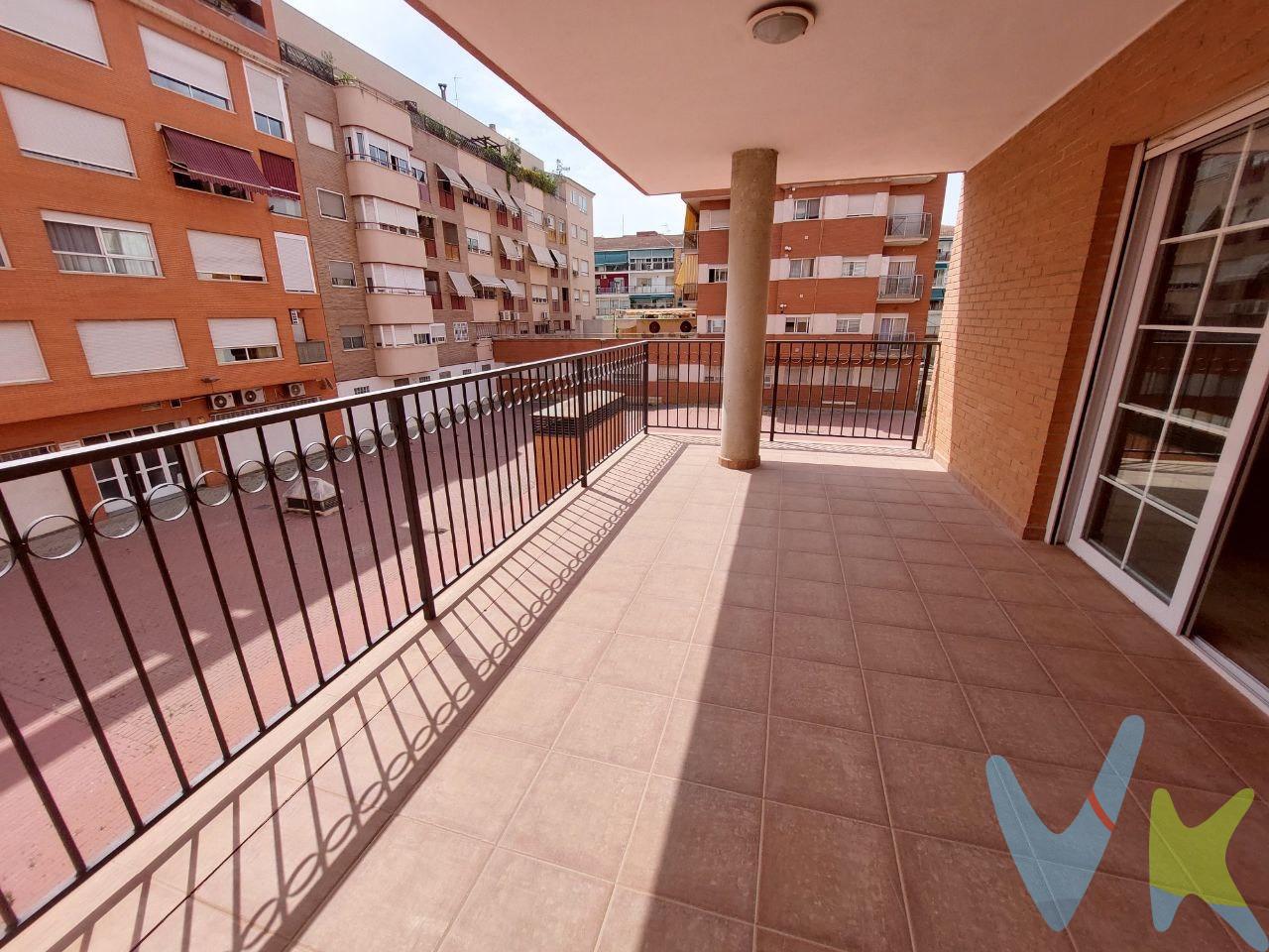 Crea el hogar que siempre has soñado con esta magnífica oportunidad en una de las zonas más demandadas de la ciudad. Este piso A ESTRENAR reúne todo lo necesario para convertirse en tu hogar ideal. La vivienda destaca por su excelente ubicación, cercanía al centro, acceso rápido a la autovía y una amplia oferta de servicios. Características principales:. •	119 metros cuadrados construidos, diseñados para aprovechar al máximo el espacio. •	3 dormitorios amplios, y 2 baños, uno de ellos en suite. ofreciendo privacidad y comodidad. •	Cocina sin amueblar, para que la adaptes completamente a tu estilo, con acceso a un lavadero independiente. •	Espectacular terraza de 19 m², una joya en la zona, ideal para disfrutar de momentos al aire libre. •	Plaza de garaje y trastero en el mismo edificio, para mayor comodidad. Detalles de calidad:. •	Preinstalación de aire acondicionado (AACC). •	Carpintería exterior de doble cristal Climalit de PVC, para un aislamiento térmico y acústico óptimo. •	Puerta de entrada blindada y carpintería interior de madera maciza. Esta vivienda a estrenar te ofrece la libertad de personalizar cada rincón según tus necesidades y preferencias. La cocina no está instalada y la vivienda está a estrenar, lo que te brinda una gran oportunidad para convertir este piso en tu hogar perfecto. Para terminar te queremos comentar algo: ¡Descubre una aventura inmobiliaria que combina calidad, pasión y profesionalidad! La confianza que los propietarios han depositado en nosotros es un testimonio de nuestro compromiso en brindarte un servicio excepcional. Aquí viene el detalle especial: al contactarnos directamente, evitarás molestarlos, nosotros seremos tus intermediarios y te proporcionaremos toda la asistencia necesaria. Estamos aquí para facilitarte la documentación e información que requieras, y te prometemos un trato cálido y sin complicaciones. Te informaremos detalladamente de todos los aspectos, incluyendo gastos de la compra y honorarios de agencia que no están incluidos en el precio, para garantizar tu comodidad y tranquilidad durante todo el proceso. Esa es nuestra esencia, proporcionarte #Calma: “Estado ideal de tranquilidad que tendrás al comprar tu casa con nosotros”. Queremos que sepas que tanto la descripción del inmueble como las imágenes que ves son valiosas referencias informativas, en ningún caso tienen carácter contractual. Asimismo, el precio ha sido designado por la propiedad por lo que podría sufrir variaciones y no sería vinculante hasta que se formalice en contrato de compraventa. *Esta vivienda está amueblada y decorada por nuestro Dpto. de HomeStaging, de manera neutra y despersonalizada con muebles de cartón y/o reales y objetos decorativos. Estos objetos y mobliliario no están incluidos en la vivienda. 