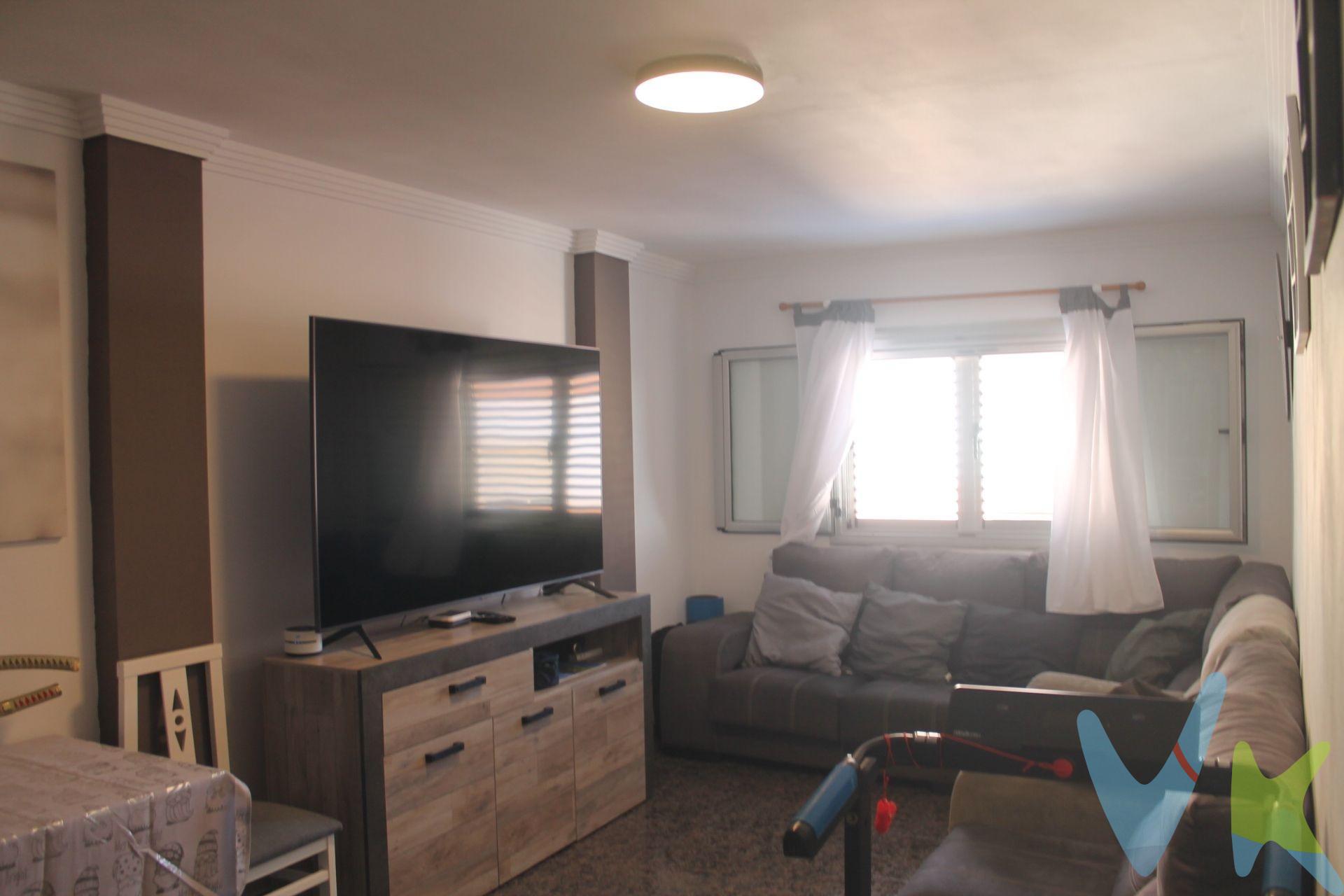 Ubicada en la deseable zona de San Juan, esta moderna y acogedora vivienda ofrece una superficie construida de 107 m² y útil de 101 m².  El piso ha sido completamente reformado con acabados elegantes que combinan modernidad y atemporalidad. La propiedad cuenta con tres habitaciones confortables (una doble) así como un baño completo más un aseo adicional. Su orientación norte-sur permite disfrutar de abundante luz natural durante todo el día. Además, su céntrica ubicación brinda fácil acceso a servicios esenciales tales como supermercados e instituciones educativas y deportivas; también se encuentra cerca del parque San Juan ideal para actividades al aire libre. Aunque está situada en una tercera planta sin ascensor, las escaleras son cómodas y conducen a una azotea transitable desde donde se aprecian vistas despejadas hacia la montaña y el mar circundante. Para mayor tranquilidad ante ruidos exteriores dispone además contraventanas efectivas que contribuyen al aislamiento acústico del hogar. Esta atractiva oferta incluye opciones adicionales: si lo desea puede adquirir por solo 21.000€ una plaza garaje ubicada en edificio colindante facilitando aún más su experiencia diaria. Nota: En el precio no incluye los gastos de impuestos y demás gastos que legalmente correspondan al comprador del inmueble, sujeto a ITP del 6,5%, con caracter general ; existen excepciones según normativa aplicable. Base imponible: el mayor valor  entre 1) el precio de venta 2) valor de referencia catastral. Gastos Notaría y Registro  entre 1600€ y 1800€ aproximadamente según aranceles. Financiación: gastos de hipoteca, tasación y gastos bancarios a cargo del comprador y según su necesidad y elección. Servicio de intermediación y honorarios de inmobiliaria a cargo del vendedor. Operación y condiciones de compraventa sujeta a aceptación expresa del vendedor. Para acceder a la información y documentación legalmente exigible por el consumidor contacten con nosotros. El presente anuncio tiene carácter meramente informativo; la información suministrada se corresponde con la disponible a la fecha de publicación, pudiendo variar en función de las circunstancias o actualizaciones legales, contractuales o fiscales. 